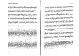 Escola pública e pobreza no Brasil
cessidades de adaptar os modos de gerir o espaço, o tempo, os agrupamentos
dos alunos e os saberes disciplinares, em decorrência dessa passagem do ensino
individual para o ensino coletivo simultâneo. Mas se trata também de relações
inscritas em outras formas de uso e utilização2
da instituição escolar, que par-
ticipam de diversos modos de sua consolidação, expansão e mudança.
Tenho em vista discutir, aqui, que os processos implicados na organi-
zação sistemática das tarefas atribuídas à escola, na produção de um corpo
de normas jurídicas reguladoras de suas formas de execução, na designação
de demarcações espaciais e temporais próprias para sua realização e de
um corpo funcional autorizado e preparado para tal não são processos que
simplesmente viabilizam uma função dada desde a origem das instituições
possíveis de ser chamadas de "escolares". São processos nos quais as "fun-
ções escolares" podem ser criadas, modificadas e moduladas conforme novas
finalidades, ou ainda coadunadas com outras funções não necessariamente
2 Os termos "utilização"e "uso", ao longo deste livro, referenciam, especialmente, as dife-
renciações estabelecidas por Lefebvre a respeito de dois sentidos orientadores das relações
sociais: propriedade e apropriação. O sentido de propriedade expressa-se pelo predomínio
de uma perspectiva racional, mais precisamente, uma razão instrumental. Está, segundo
Seabra ( 1996, p. 72-3), relacionado à "dominação pela técnica, pelos instrumentos, pela
lógica", e a"procedimentos práticos e teóricos de medir, quantificar, comparar, igualar", por
meio dos quais são prescritas as atividades humanas. Nas relações de propriedade, busca-se
sobrepor às coisas, a suas relações, a seu funcionamento e a seus usos, prescrições calculadas
conforme interesses específicos; por isso, é a esse tipo de relação que vinculo a noção de
"utilização", que, de meu ponto de vista, permite ressaltar as tentativas de manejo e domínio
instrumental das práticas, das relações, das instituições. Já as relações de apropriação, que
incluem "o afetivo, o imaginário, o sonho, o corpo, o prazer", relacionam-se aos usos que,
implicando modos de ser e inserindo-se nos costumes, carregam "resíduos irredutíveis ao
domínio da lógica, da razão" (ib., p. 71), acarretando, pois, a possibilidade de resistências
e insurreições. Énesse sentido que emprego o termo "uso", buscando ressaltar as relações
em que não predominam as tentativas de propriedade, mas as de apropriações não dirigidas
ao estabelecimento de normas e prescrições, não dirigidas, portanto, ao cerceamento de
outras formas de uso. Penso que é essa ideia de "uso", desenvolvida por Lefebvre, a que mais
se aproxima da noção de "utilização" empregada por Hoggart em sua bela discussão sobre
As utilizações da cultura, na qual também encontrei importantes referências para pensar o
que, aqui, chamo de "uso", ainda que não me reporte mais sistematicamente a esse autor
neste livro. O fato de um mesmo termo designar conceitos diferentes, nesses dois autores,
exigiu esse esclarecimento.
40
1. A escola brasileira
inscritas na esfera educativa escolar. Trata-se, portanto, de finalidades e
funções que não resultam pura e simplesmente das determinações contidas
em projetos orientados para ordenar a escola, mas que, muitas vezes, deri-
vam do choque
3
entre essas tentativas de ordenação e os usos, utilizações
e expectativas que, em alguma medida, constituem o "caos" que se busca
ordenar por meio de medidas reguladoras (Lefebvre, r 98o).
Com isso, enfatizo que a acentuação de uma função específica, abstrata-
mente definida, ou mesmo a acentuação do grau de sistematicidade que a
função educativa adquire na escola, em contraste com a educação realizada
pela família e outras instâncias da vida social, bem como sua imposição sobre
essas "formas básicas de educação" (Petitat, 1994, p. 194-200), pode não
ajudar na definição da escola quando se constata que, às ações propriamente
educativas da instituição escolar, agregam-se outras, relacionadas ao seu
modo de presença na vida social, particularmente às suas funções em relação
ao sistema produtivo (Frigotto, 200 r a) e à sua posição na estrutura estatal.
Ações que, mesmo apresentando implicações educativas, são irredutíveis
ao processo educativo escolar, em sentido estrito, e mesmo à função de
educar, em sentido amplo.
A materialidade da escola como equipamento de uso coletivo ecomo
lugar de encontro, a cotidianidade de seu uso, sua vinculação implícita ou
explícita a outras instituições, entre outros aspectos, fazem da escola uma
instituição social saturada de significações e dimensões que extrapolam
certos limites de sua "especialização" convencional. A análise da formação
histórica da escola deve considerar isso, sob pena de não apreender a mo-
dulação de seus sentidos mesmo no plano educacional.
3 A referência de fundo, aqui, é a formulação a respeito do processo histórico, de suas
contingências e irredutibilidades às intencionalidades dos indivíduos e dos projetos, tal
como contida na passagem dos Grundrisse, de Marx, lembrada por Gruppi (2000, p. 1 H):
"Portanto, embora a totalidade desse movimento apareça como processo social, e embora
os momentos singulares do mesmo tenham sua origem na vontade consciente e nos ob-
jetivos particulares dos indivíduos, a totalidade do processo aparece como um contexto
objetivo que surge espontaneamente. Tal movimento se produz certamente a partir do
choque recíproco dos indivíduos conscientes, mas nem se encontra na consciência deles,
nem eles o subsumem a si enquanto totalidade".
 