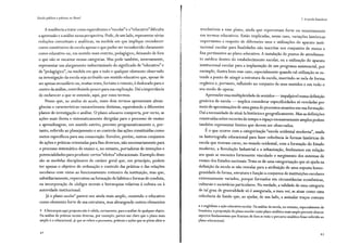 Escola pública e pobreza no Brasil
A tendência a tratar como equivalentes o"escolar"e o"educativo"dificulta
a apreensão e a análise nessa perspectiva. Pode, de um lado, representar sérias
reduções conceituais e analíticas, na medida em que implique reconhecer
como constitutivo da escola apenas o que puder ser reconhecido claramente
como educativo ou, em sentido mais restrito, pedagógico, deixando de fora
o que não se encaixar nessas categorias. Mas pode também, inversamente,
representar um alargamento indiscriminado do significado de "educativo" e
de "pedagógico", na medida em que a todo e qualquer elemento observado
na investigação da escola seja atribuído um sentido educativo que, apesar de
ser apenas secundário ou, muitas vezes, fortuito e remoto, é deslocado para o
centro da análise, contribuindo pouco para sua explicação. Daí a importância
de esclarecer o que se entende, aqui, por esses termos.
Penso que, na análise da escola, esses dois termos apresentam abran-
gências e características razoavelmente distintas, equivalendo a diferentes
planos de investigação e análise. O plano educativo comporta, por certo, as
ações mais direta e sistematicamente dirigidas para o processo de ensino
e aprendizagem, em sentido estrito, previsto programaticamente e, por-
tanto, referido ao planejamento e ao controle das ações constituídas como
meios específicos para sua consecução. Envolve, porém, outros conjuntos
de ações e práticas orientadas para fins diversos, não necessariamente para
o processo sistemático de ensino e, no entanto, portadoras de intenções e
potencialidades para produzir certos"efeitos" educacionais. Exemplo disso
são as medidas disciplinares de caráter geral que, em princípio, podem
ter apenas o objetivo de ordenação e controle das práticas e das relações
escolares com vistas ao funcionamento rotineiro da instituição, mas que,
subsidiariamente, repercutem na formação de hábitos e formas de conduta,
na incorporação de códigos morais e hierarquias relativas à cultura ou à
autoridade institucional.
Já o plano escolar4
parece-me ainda mais amplo, contendo o educativo
como elemento forte de sua estrutura, mas abrangendo outros elementos
4 Ahierarquia aqui proposta não é válida, certamente, para a analise de qualquer objeto.
Na analise de práticas sociais diversas, por exemplo, parece-me claro que o plano mais
amplo é o educacional, já que se refere a processos, práticas e ações que se põem além ~
! 1. A escola brasileira
irredutíveis a esse plano, ainda que repercutam forte ou remotamente
em termos educativos. Estão implicadas, nesse caso, variações históricas
importantes a respeito de diferentes usos e utilizações do aparato insti-
tucional escolar para finalidades não inscritas nos conjuntos de meios e
fins pertinentes ao plano educativo. A instalação de postos de atendimen-
to médico dentro do estabelecimento escolar, ou a utilização do aparato
institucional escolar para a implantação de um programa assistencial, por
exemplo, ilustra bem esse caso, especialmente quando tal utilização se es-
tende a ponto de atingir a estrutura da escola, inserindo-se nela de forma
orgânica e, portanto, influindo no conjunto de seus sentidos e em todo o
seu modo de operar.
Apreender essa multiplicidade de sentidos - impalpável numa definição
genérica de escola - implica considerar especificidades só reveladas por
meio de aproximações de uma gama de processos atuantes em sua formação.
Daí a necessidade de situá-la histórica e geograficamente. Mas as definições
construídas sobre recortes de tempo e espaço excessivamente amplos podem
também representar limites que devem ser observados.
Éo que ocorre com a categorização "escola ocidental moderna", usada
na historiografia educacional para fazer referência às formas históricas de
escola que tiveram curso, no mundo ocidental, com a formação do Estado
moderno, a Revolução Industrial e a urbanização, fenômenos em relação
aos quais se encontra fortemente vinculado o surgimento dos sistemas de
ensino dos Estados nacionais. Trata-se de uma categorização que só ajuda na
definição da escola se não resvalar para a atribuição de uma suposta homo-
geneidade de forma, estrutura e função a conjuntos de instituições escolares
extremamente variados, porque formados em circunstâncias econômicas,
·culturais e societárias particulares. Na verdade, a validade de uma categoria
de tal grau de generalidade só é assegurada, a meu ver, se atuar como uma
referência de fundo que, ao ajudar, de um lado, a assinalar traços comuns
~e englobam a ação educativa escolar. Na análise da escola, no entanto, especialmente da
brasileira, a proposição do plano escolar como plano analítico mais amplo permite abarcar
aspectos fundamentais que ficariam de fora se todo o percurso analítico fosse referido ao
plano educacional.
43
 