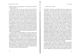 Escola pública e pobreza no Brasil
ao longo do tempo, mas porque alguns só se revelam como tais quando
vistos em movimento.
Além disso, por fim, será necessário considerar que tal sentido não
se constitui apenas a partir de elementos "internos" à própria escola ou a
um campo escolar. Contam aqui também, fortemente, os elementos que
só se desenham nas relações entre a escola e outras instituições, campos ou
mesmo práticas sociais. Isso significa dizer (e retorno ao início desta dis-
cussão) que não se reconhece uma instituição especializada apenas por sua
estrutura organizacional "interna", mas obrigatoriamente por sua situação
numa estrutura mais ampla, na qual mesmo as instituições "especializadas"
acabam por se definir por um conjunto de funções nem sempre percep-
tíveis de imediato e que, por vezes, se conflitam, só sendo apreensíveis se
for considerada a forma histórica que tal instituição adquire em face das
relações implicadas em seus usos e utilizações, nas disputas de projetos que
aí se enunciam, nos "ajustes" de funções mediante sua posição num sistema
mais abrangente de instituições, entre outras. Sendo formada nas relações
implicadas nos projetos que para ela se dirigem, em seus usos e utilizações
e, ainda, nas relações com outras instituições, só pelo desvendamento dessas
relações pode-se compreender uma instituição especializada, inclusive no
caráter de sua "especialização".
É nesse contexto de problematizações que se pode reconhecer uma
"escola brasileira" sem, com isso, postular uma unicidade de forma. Seu
sentido de conjunto, nesse caso, não é definido simplesmente por sua con-
dição jurídico-institucional - relativa ao fato de situar-se em território
brasileiro e de constituir-se conforme as normas legais do país-, mas,
principalmente, pela especificidade de traços comuns, complementaridades
e contradições que demarcam tanto sua estrutura organizacional interna
quanto sua situação e sua forma de presença no contexto da vida social do
país e, portanto, num conjunto de relações mais amplas. São traços que
permitem agregar, sem homogeneizar, instituições escolares diversas e
aspectos diversos que participam de sua constituição, reconhecendo entre
eles conexões dotadas de especificidade histórica.
1. A escola brasileira
2. I. FORMA HISTÓRICA E SISTEMA
É importante, neste ponto, assinalar diferenças entre a formulação aqui
apresentada e conceitos bastante usados no campo educacional, para evi-
tar que eles sejam tomados como similares. Um desses conceitos é o de
"forma escolar"; ao contrário da noção de "forma histórica da escola",
aqui explorada com o intuito de acentuar as diferenciações que derivam
do caráter histórico de sua formação como instituição social especializada,
comumente designa uma forma de realização da educação, indissociável
da emergência do ensino coletivo simultâneo e de sua gradual imposição
(sem substituir por completo) sobre outras formas educativas, como as que
ocorrem por meio das relações familiares ou em outras instâncias da vida
social (Petitat, 1994). Seus traços mais facilmente identificáveis na forma
organizacional peculiar que o processo educativo adquire - envolvendo
o ordenamento da relação entre professor e alunos, dos procedimentos de
ensino e aprendizagem, do tempo e do espaço, bem como a organização
seletiva do conhecimento acumulado, entre outros aspectos - remetem
a mudanças societárias importantes, como a constituição de um universo
separado para a infância (Vincent, Lahire eThin, 2oo r), a intensificação da
organização racional do tempo mediante sua extensão para processos forma-
tivos socialmente abrangentes, a emergência de uma instância de socialização
sobreposta a outras instâncias formativas menos abrangentes. No entanto,
mesmo essas mudanças tendem a ser consideradas em seus aspectos mais
generalizáveis, confirmando a tendência de utilização da expressão "forma
escolar" para designar uma categoria genérica, um9ênero de relação educativa
cujas características centrais podem ser observadas numa variedade muito
grande de formas históricas de realização de tais relações.
Note-se, ainda, certa autonomia do termo em relaç.ão ao conceito de
"instituição escolar". Certamente, a emergência de uma "forma escolar"
é indissociável do surgimento de instituições educativas especializadas, às
quais cabe realizar um tipo particular de formação. No entanto, tão logo
essa forma de relação educativa constitui-se como um gênero próprio,
torna-se "utilizável" na consecução de processos educativos não neces-
47
 