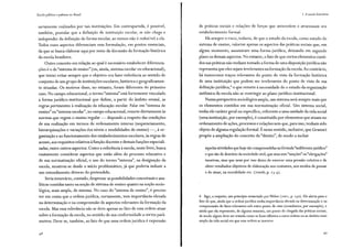 Escola pública e pobreza no Brasil
sariamente realizados por tais instituições. Em contrapartida, é possível,
também, postular que a definição de instituição escolar, se não chega a
independer da definição de forma escolar, ao menos não é redutivel a ela.
Todos esses aspectos diferenciam essa formulação, em pontos essenciais,
da que se busca elaborar aqui por meio da discussão da formação histórica
da escola brasileira.
Outro conceito em relação ao qual é necessário estabelecer diferencia-
ções é o de "sistema de ensino" (ou, ainda, sistema escolar ou educacional),
que tentei evitar sempre que o objetivo era fazer referência ao sentido de
conjunto de um grupo de instituições escolares, histórica e geograficamen-
te situadas. Os motivos disso, no entanto, foram diferentes do primeiro
caso. No campo educacional, o termo "sistema" está fortemente vinculado
à forma jurídico-institucional que define, a partir do âmbito estatal, as
regras pertinentes à realização da educação escolar. Falar em "sistema de
ensino" ou"sistema escolar", no campo educacional, remete diretamente às
normas que regem o ensino regular - dispondo a respeito das condições
de sua realização em termos de ordenamento interno (sequenciamento,
hierarquizações e variações dos níveis e modalidades de ensino)-, à or-
ganização e ao funcionamento dos estabelecimentos escolares, às regras de
acesso, aos requisitos relativos à função docente e demais funções especiali-
zadas, entre outros aspectos. Como a referência à escola, neste livro, busca
exatamente considerar aspectos que estão além do processo educativo e
de sua normatização oficial, o uso do termo "sistema", na designação da
escola, mostrou-se desde o início problemático, já que poderia induzir a
um entendimento diverso do pretendido.
Seria temerário, contudo, desprezar as possibilidades conceituais e ana-
líticas contidas tanto na noção de sistema de ensino quanto na noção socio-
lógica, mais ampla, de sistema. No caso do "sistema de ensino", é preciso
ter em conta que a ordem jurídica, certamente, tem importância elevada
na determinação e na compreensão de aspectos relevantes da formação da
escola. Mas essa relevância não se deve apenas ao fato de essa ordem atuar
sobre a formação da escola, no sentido de sua conformidade a certos parâ-
metros.Deve-se, também, ao fato de que uma ordem jurídica é expressão
1. A escola brasileira
de práticas sociais e relações de forças que antecedem e atravessam seu
estabelecimento formal.
Há sempre o risco, todavia, de que o estudo da escola, como estudo do
sistema de ensino, valorize apenas os aspectos das práticas sociais que, em
algum momento, assumiram uma forma jurídica, deixando em segundo
plano os demais aspectos. No entanto, o fato de que certos elementos conti-
dos nas práticas não tenham tomado a forma de uma disposição jurídica não
representa que eles sejam irrelevantes na formação da escola. Ao contrário,
há numerosos traços relevantes do ponto de vista da formação histórica
de uma instituição que podem ser irrelevantes do ponto de vista de sua
definição jurídica,6
o que remete à necessidade de o estudo da organização
sistémica da escola não se restringir ao plano jurídico-institucional.
Numa perspectiva sociológica ampla, um sistema será sempre mais que
os elementos contidos em sua normatização oficial. Um sistema social,
tenha ele caráter geral ou específico, referente a uma unidade da vida social
(uma instituição, por exemplo), é constituído por elementos que atuam no
ordenamento de ações, processos e relações sem que, para isso, tenham sido
objeto de alguma regulação formal. É nesse sentido, inclusive, que Gramsci
propõe a ampliação do conceito de "direito", de modo a incluir
aquelas atividades que hoje são compreendidas na fórmula"indiferente jurídico"
e que são de domínio da sociedade civil, que atua sem"sanções"ou"obrigações"
taxativas, mas que nem por isso deixa de exercer uma pressão coletiva e de
obter resultados objetivos de elaboração nos costumes, nos modos de pensar
e de atuar, na moralidade etc. (2ooob, p. 23-4).
6 Sigo, a respeito, um princípio enunciado por Weber ( 200 r, p. 2 )O). Ele alerta para o
fato de que, ainda que a ordem juddica tenha importância elevada na determinação e na
compreensão de fatos relevantes sob outro ponto de vista (econômico, por exemplo), e
ainda que ela represente, de alguma maneira, um ponto de chegada das práticas sociais,
de modo algum deve ser tratada corno se fosse idêntica a outra ordem ou ao âmbito mais
amplo da vida social em que essa ordem se inscreve.
49
 