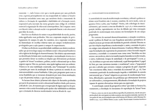 Escola pública e pobreza no Brasil
essenciais-, tudo levava a crer que a escola passava por uma profunda
crise, expressa principalmente em sua incapacidade de realizar as funções
formativas entendidas como suas, que envolvem desde a transmissão da
cultura e a formação de capacidades e habilidades até a formação moral,
responsável pela inscrição das novas gerações num código de civilidade
essencial à organização da vida social contemporânea. Daí o impasse: tanto
a se discutir sobre a educação escolar e eu querendo buscar o não educacional
para falar da escola...
Esse foco na eficiência do ensino e na produtividade da escola, porém,
tinha significados mais profundos. Não era a expressão simples do privi-
legiamento de campos de ação. Ao contrário, era a expressão complexa
da dissimulação de escolhas relativas tanto aos campos verdadeiramente
privilegiados para a ação quanto a campos de esquecimento.
Aênfase na eficiência e na produtividade reabilitava um ideário moderni-
zador que já tivera largo espaço nos debates social e educacional brasileiros
sob a vigência da ideologia do desenvolvimento. Um ideário cuja sustentação
na identificação fechada entre modernização e racionalização técnica era o
que permitira deixar na sombra as relações que efetivamente produziam
o quadro de "atraso" econômico, político, social e educacional que se dizia
urgente superar. Não era, portanto, uma opção ingênua nem um acidente.
Tratava-se de uma reabilitação construída, uma "restauração" de sentidos
e posições por meio da atualização de ideias e práticas no sentido de sua
instrumentalidade a novas finalidades. Cabia, pois, perguntar quais eram as
novas finalidades que se tornavam alcançáveis por meio dessa atualização;
o que ela permitia realizar; o que ela permitia esquecer.
As lacunas desse ideário já haviam sido objeto de discussões profundas
por parte do pensamento social e educacional brasileiro desde, pelo menos,
a década de 1960, de maneira que a recuperação de alguns aspectos do pen-
samento crítico então formulado pode ajudar a dar visibilidade às utilidades
que a retomada do discurso modernizador teria na década de 1990.
54
l. A escola brasileira
3. I . OS ENCANTAMENTOS DA MODERNIZAÇÃO
A centralidade do tema da modernização econômica, cultural e política no
debate social brasileiro não é recente; constitui, de certo modo, como já
apontou Ortiz (1988), uma "tradição". Porém, sob a ideologia do desen-
volvimento, que tomava a cena nas décadas de x950-70, o tema assumiria
posição inédita, especialmente em face da difusão que uma concepção
positivada de modernização teria mesmo em formulações de um campo
progressista.
No contexto do nacional-desenvolvimentismo, a situação econômica,
social e política do Brasil era com frequência associada à persistência de
relações arcaicas que teriam sido herdadas do período colonial. Discutia-se
que tais relações impediriam a modernização e, assim, a ascensão do país a
um estágio mais adiantado de desenvolvimento. Conforme Milton Santos,
cujas formulações são expressivas do pensamento crítico formado naquele
momento, a sociedade e a economia eram vistas como "divididas em dois
setores: um moderno, aberto às transformações baseadas na modernização,
e outro, tradicional, incapaz de assimilação e de participação" ( x979a, p.
x8). Acreditava-se que esse setor tradicional, o qual desempenharia"o papel
de freio por suas estruturas mentais e econômicas", seria o "responsável
por atos e atitudes que corroem e minam o progresso do país", impondo
"um crescimento falho, lento e retardado da economia" (ib., p. x8). Esse
tratamento positivado da modernização impedia a visibilidade do sentido
instrumental que o "atraso" adquirira no processo de modernização brasi-
leira, dificultando a apreensão dos problemas que efetivamente deveriam
ser enfrentados e, consequentemente, dificultando a formulação de projetos
éapazes de apontar alternativas viáveis para sua superação.
A contribuição central da perspectiva crítica7
que então se formou foi,
exatamente, a elucidação do mecanismo de reprodução do "atraso"brasi-
7 Trata-se, a meu ver, não de uma tendência específica de pensamento, mas de uma pers-
pectiva plural, não convergente em todos os pontos, mas em pontos essenciais, expressos, de
meu ponto de vista, em formulações como as de Francisco de Oliveira (1988), Florestan Fer-
nandes (1974, 1975) e Milton Santos (1979a, 1979b). Em seu ensaio A economia brasileira:•
 