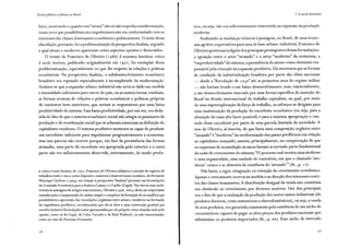 Escola pública e pobreza no Brasil
leiro, mostrando o quanto esse"atraso" não só não impedia a modernização,
como era o que possibilitava seu impulsionamento em conformidade com os
interesses das classes dominantes econômica e politicamente. O meio dessa
elucidação, portanto, foi a problematização da perspectiva dualista, segundo
a qual atraso e moderno apareciam como aspectos opostos e dissociados.
O ensaio de Francisco de Oliveira (1988) A economia brasileira: crítica
à razão dualista, publicado originalmente em r 9 7 2, foi exemplar dessa
problematização, especialmente no que diz respeito às relações e práticas
econômicas. Na perspectiva dualista, o subdesenvolvimento econômico
brasileiro era reputado especialmente à incompletude da modernização.
Avaliava-se que a expansão urbano-industrial não teria se dado em medida
e intensidade suficientes para varrer do país, ou ao menos tornar residuais,
as formas arcaicas de relações e práticas econômicas e políticas próprias
de contextos bem anteriores, que seriam as responsáveis por uma baixa
produtividade do sistema. Essa baixa produtividade, por sua vez, era dedu-
zida do fato de que o sistema econômico-social não atingia os patamares de
produção e de reordenação social que se achavam essenciais na definição do
capitalismo moderno. O sistema produtivo mostrava-se capaz de produzir
um excedente suficiente para impulsionar progressivamente a economia,
mas isso parecia não ocorrer porque, em face da persistência das formas
atrasadas, uma parte do excedente era apropriada pelo exterior e a outra
parte não era suficientemente absorvida, internamente, de modo produ-
~crítica à razão dualista, de r 97 2, Francisco de Oliveira enfatizou o sentido de ruptura de
trabalhos como o seu e como Empresário industrial e desenvolvimento econômico, de Fernando
Henrique Cardoso (1 964), em relação à perspectiva "dualista" presente nas formulações
da Comissão Econômica para a América Latina e o Caribe (Cepa!). Em breves mas escla-
recedoras passagens de artigos mais recentes, Oliveira ( 1998, 2003) abriu um importante
caminho para a compreensão do caráter amplo e complexo da formação da via analítica que
possibilitaria a apreensão das vinculações orgânicas entre atraso e moderno na formação
do capitalismo periférico, reconhecendo que ela se deve a uma construção gradual que
envolve inclusive formulações antes apresentadas por ele próprio como situadas num polo
oposto, como as da Cepa!, de Celso Furtado e de Raul Prebisch, ou não mencionadas,
como no caso de Florestan Fernandes.
1. A escola brasileira
tivo, ou seja, não era suficientemente reinvestida na expansão da produção
moderna.
Analisando as mudanças relativas à passagem, no Brasil, de uma econo-
mia agrário-exportadora para uma de base urbano-industrial, Francisco de
Oliveira questionaria alguns dos principais pressupostos dessas formulações:
a oposição entre o setor "atrasado" e o setor "moderno" da economia; a
"improdutividade"do sistema; a persistência do atraso corno elemento res-
ponsável pela retenção da expansão produtiva. Ele mostraria que as formas
de condução da industrialização brasileira por parte das elites nacionais
- desde a "Revolução de 193o" até os primeiros anos do regime militar
- não haviam levado a um baixo desenvolvimento, mas, essencialmente,
a um desenvolvimento marcado por uma forma específica de inserção do
Brasil na divisão internacional do trabalho capitalista, na qual, por meio
de uma superexploração da força de trabalho, os esforços se dirigiam para
uma maximização da produção do excedente econômico (ou seja, para a
obtenção do mais alto lucro possível) e para a máxima apropriação e con-
trole desse excedente por parte de uma parcela limitada da sociedade. A
tese de Oliveira, aí inscrita, de que havia urna composição orgânica entre
"atrasado" e "moderno" na modernização dos países periféricos em relação
ao capitalismo avançado, assenta, principalmente, na comprovação de que
os esquemas de acumulação arcaicos haviam se tornado parte fundamental
da razão de crescimento do sistema:"O processo real mostra uma simbiose
e uma organicidade, uma unidade de contrários, em que o chamado 'mo-
derno' cresce e se alimenta da existência do 'atrasado"' (ib., p. r 2).
Não havia, a rigor, estagnação ou retenção do crescimento econômico.
Apenas o crescimento ocorria na medida e na direção dos interesses restri-
tos das classes dominantes. A distribuição desigual de renda não constituía
um obstáculo ao crescimento por diversos motivos. -Um dos principais
era o fato de que a realização da produção dos novos ramos industriais (de
produtos duráveis, como automóveis e eletrodomésticos), ou seja, a venda
de seus produtos, era garantida exatamente pela existência de um nicho de
consumidores capazes de pagar os altos preços dos produtos nacionais que
substituíam os produtos importados (ib., p. 66). Esse nicho de mercado
57
 