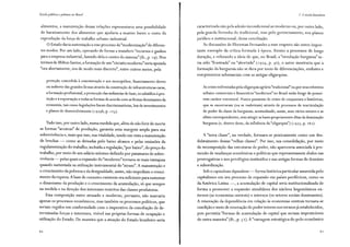 Escola pública e pobreza no Brasil
alimentos, a manutenção dessas relações representaria uma possibilidade
de barateamento dos alimentos que ajudaria a manter baixo o custo da
reprodução da força de trabalho urbano-industrial.
O Estado daria sustentação a esse processo de "modernização"de diferen-
tes modos. Por um lado, operando de forma a transferir "recursos e ganhos
para a empresa industrial, fazendo dela o centro do sistema" (ib., p. 19). Nos
termos de Milton Santos, a formação de um "circuito moderno" seria apoiada
"ora abertamente, ora de modo mais discreto" entre outros meios pela
, ,
proteção concedida à concentração e aos monopólios, financiamento direto
ou indireto das grandes firmas através da construção de infraestruturas caras,
aformação profissional, a promoção das indústrias de base, os subsídios àpro-
teção e àexportação e todas as formas de acordo com as firmas dominantes da
economia, tais como legislações fiscais discriminatórias, leis de investimentos
e planos de desenvolvimento (1979b, p. 125).
Tudo isso, por outro lado, numa medida que, além de não ferir de morte
as formas "arcaicas" de produção, garantia uma margem ampla para sua
sobrevivência e, mais que isso, sua vitalidade, tendo em vista a manutenção
de brechas - como as deixadas pelo baixo alcance e pelas omissões da
regulamentação do trabalho, incluída a regulação, "por baixo", do preço do
trabalho, por meio de um salário mínimo definido por patamares de sobre-
vivência - pelas quais a expansão do "moderno" tornava-se mais vantajosa
quando sustentada na utilização instrumental do "atraso". A manutenção e
o crescimento da pobreza e da desigualdade, assim, não impediam o cresci-
mento da riqueza. A base de consumo existente era suficiente para sustentar
o dinamismo da produção e o crescimento da acumulação, só que sempre
na medida e na direção dos interesses restritos das classes produtoras.
Essa composição entre atrasado e moderno, portanto, não marcaria
apenas os processos econômicos, mas também os processos políticos, que
seriam regidos em conformidade com o imperativo da conciliação de de-
terminadas forças e interesses, visível nas próprias formas de ocupação e
utilização do Estado. De maneira que a atuação do Estado brasileiro seria
60
1. A escola brasileira
caracterizada não pela adesão incondicional ao moderno ou, por outro lado,
pela guarda ferrenha do tradicional, mas pelo gerenciamento, nos planos
juddico e institucional, dessa conciliação.
As discussões de Florestan Fernandes a esse respeito são outro impor-
tante exemplo da crítica formada à época. Atento a processos de longa
duração, e refutando a ideia de que, no Brasil, a "revolução burguesa" te-
ria sido "frustrada" ou "abortada" (1974, p. 30), o autor mostraria que a
formação da burguesia não se dera por meio de diferenciações, embates e
rompimentos substanciais com as antigas oligarquias.
As crises enfrentadas pela oligarquia agrária"tradicional"ou por seus rebentos
urbano-comerciais e financeiros "modernos" no Brasil estão longe de possuí-
rem caráter estrutural. Nunca passaram de crises de conjuntura e históricas,
que se encerraram (ou se reabriram) através de processos de rearticulação
do poder da classe da burguesia, acomodando, assim, seus vários setores e as
elites correspondentes, sem atingir as bases propriamente ditas da dominação
burguesa (e, dentro desta, da influência da "oligarquia") (19]5", p. 262).
A "nova classe", na verdade, formara-se praticamente como um des-
dobramento dessas "velhas classes". Por isso, sua consolidação, por meio
da recomposição das estruturas de poder, não apareceria associada à pro-
moção de mudanças econômicas e políticas que representassem abalos nas
prerrogativas e nos privilégios instituídos e nas antigas formas de domínio
e subordinação.
Sob o capitalismo dependente - forma histórica particular assumida pelo
capitalismo em seu processo de expansão em países periféricos, como os
.da América Latina -, a acumulação de capital seria institucionalizada de
forma a promover a expansão simultânea dos núcleos hegemónicos ex-
ternos (as economias centrais) e internos (os setores sociais dominantes).
A renovação da dependência em relação às economias centrais tornava-se
condição e meio de renovação do poder interno nos termos já estabelecidos,
poi~. permitia "formas de acumulação de capital que seriam impraticáveis
de outra maneira" (ib., p. i; 2). A"vantagem estratégica do polo econômico
61
 