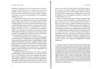 Escola pública e pobreza no Brasil
hegemônico" aí implicada seria"aceita como compensadorc;i, Útil e criadora" (ib.,
p. 54, grifo do autor) pelo polo interno, especialmente porque a parte do
excedente econômico que migraria para a economia externa seria proces-
sada"à custa dos setores assalariados e destituídos da população, submetidos
a mecanismos permanentes de sobreapropriação e sobre-expropriação
capitalistas" (ib., p. 45).
A modernização econômica e cultural, nesse contexto, ocorreria, mas
sob o controle das classes dominantes, de forma que sua utilização dirigida
rendesse o máximo possível em termos do fortalecimento dessas classes. A
articulação dependente se tornaria"uma muleta imprescindível para assegurar
a repetição das transformações do capitalismo, ocorridas no exterior, e para
garantir as expectativas econômicas ou as probabilidades de crescimento
econômico decorrentes" (ib., p. 56). A modernização seria convertida "em
'negócio' ou em 'meio para outros negócios"', de forma que as "decisões
modernizadoras"não levariam em conta os prováveis interesses das classes não
envolvidas com as atividades mais avançadas dos processos de modernização
e os "'interesses médios' da Nação como um todo" (ib., p. 87).
Esse controle da modernização, porém, dependeria da monopolização
dos centros de decisão. Énessa perspectiva que a apropriação do Estado se
tornava essencial não apenas para fomentar a expansão dirigida do capital,
por meio de financiamentos, concessões e regulações favoráveis, mas para
garantir, por meio do controle de seus recursos jurídico-institucionais e de
gestão política, um "excedente de poder" capaz de, externamente, melho-
rar as condições de barganha com as economias centrais e, internamente,
garantir o controle "das pressões internas dos setores marginalizados e das
classes assalariadas" (1974, p. 28).
O aparelho de Estado seria ocupado com vistas à máxima redução de
sua permeabilidade a deslocamentos políticos de seu controle societário
(ib., p. 28). Seus diferentes recursos seriam mobilizados para atenuar e
dirimir qualquer possibilidade de mudanças espontâneas provocadas pela
conscientização, organização e movimentação das classes marginalizadas ou
subordinadas na ordem social competitiva, para frear a formação de novas
forças sociais capazes de disputar os sentidos das mudanças em curso. Re-
62
1. A escola brasileira
lações como essas, por sua vez, fariam resultar, da modernização brasileira,
em seu conjunto, um "complexo padrão de mercantilização do trabalho",
que conjugaria agentes e formas econômicas presas a diferentes modos de
produção e anularia "as implicações que o trabalho poderia ter como meio
de classificação social, de participação socioeconômica e cultural, ou de
integração política" ( 1975, p. 8 1).
Se isso for recolocado na perspectiva de Gramsci, será possível dizer
que, na forma de uma "revolução passiva", as mudanças políticas, econô-
micas e sociais ocorriam sob o controle dos objetivos de conservação,9
ao
longo de processos nos quais as exigências formuladas pelas novas forças
sociais em formação seriam "satisfeitas em pequenas doses, legalmente, de
modo reformista" (1999, p. 298-9), de forma a evitar a formação de uma
vontade coletiva que pusesse em risco a hegemonia das forças conservado-
ras e o "equilíbrio passivo" instituído por meio de seus controles (20oob,
p. 1 8). Ações nesse sentido e no sentido de atenuação, desarticulação ou
esfacelamento das forças e composições que se mostravam mais ameaça-
doras garantiriam uma "revolução sem revolução", realizada por meio de
uma "modernização" social, política e econômica sem alteração das classes
no poder e, portanto, sem a superação das desigualdades e hierarquias
fundamentais.
9 As discussões de Francisco de Oliveira, Milton Santos e Florestan Fernandes, apesar
de referenciadas no pensamento de Marx e de autores marxistas, não faziam, naquele
momento, nos estudos aqui tratados, referências textuais a Gramsci e, particularmente,
ao conceito de "revolução passiva". Tratava-se, porém, de discussões apoiadas num quadro
teórico bastante próximo ao que referenciou Gramsci, especialmente devido à valoriza-
ção analítica do binômio conservação-mudança, presente não apenas nas formulações
do próprio Marx, mas também de autores como Trotski e Lenin, cujas discussões sobre
o desenvolvimento econômico (na perspectiva da compreensão do "desenvolvimento
desigual e combinado") e sobre os processos de mudança econômica e social (no caso da
mudança econômica, especialmente o conceito de "via prussiana" de Lenin, que, segundo
Gruppi, 2000, é uma formulação similar à de Gramsci sobre revolução passiva, sendo que
mais circunscrita ao plano econômico) também constituíram a base sobre a qual Gramsci
desenvolveu suas formulações a respeito desse modo de andamento dos processos sociais
chamado por ele de "revolução passiva".
 