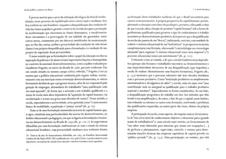 Escola pública e pobreza no Brasil
Épreciso atentar para o peso da utilização ideológica da ideia de moder-
nização, nesse processo de equilibração entre conservação e mudança. Isso
fica evidente no caso brasileiro: enquanto a desqualificação das condições de
vida das classes populares garante a reserva de excedentes para a promoção
da modernização que interessava às classes dominantes, o encobrimento
desse mecanismo e a prorrogação de sua validade são garantidos, entre
outros meios, exatamente por um discurso mistificador da modernização
que, no fim das contas, atribui a precariedade das condições de vida dessas
classes à sua própria desqualificação para a formulação e a condução de um
projeto de superação dessa precariedade.
Énesse sentido que as formulações sobre o papel da educação escolar na
superação da pobreza e do atraso teriam importantes funções a desempenhar
no contexto do nacional-desenvolvimentismo, como a análise realizada por
Gaudêncio Frigotto, no início da década de 1980, permite evidenciar. Em
um estudo situado no mesmo campo crítico referido, 10
Frigotto (2001 a)
mostra que a política educacional conduzida pelo regime militar, coeren-
temente com sua inscrição numa orientação desenvolvimentista, se valeria
fortemente da ideia de que o progresso técnico, além de ser responsável pela
geração de empregos, demandaria do trabalhador "uma qualificação cada
vez mais apurada", de forma que a ascensão a um trabalho qualificado e a
níveis de renda mais altos dependeria da "aquisição de capital humano, via
escolarização e acesso aos graus mais elevados de ensino". Nesse sentido, a
escola, especialmente a universidade, seria apontada como "o instrumento
básico de mobilidade, equalização e 'justiça' social" (ib., p. 27).
Trata-se de uma formulação sustentada na teoria do capital humano que,
a rigor, constituía uma particularidade das teorias do desenvolvimento, no
âmbito educacional e pedagógico, em que se ligaria às formulações tecnicis-
tas em desenvolvimento na década de 19 ~o (ib., p. 1 20- 1). As expectativas
difundidas por essa formulação confrontavam-se com o estado do sistema
educacional brasileiro, cuja precariedade sinalizava seus evidentes limites
1O Trata-se da tese de doutoramento defendida, em 1 98 3, na Pontifícia Universidade
Católica de São Paulo (PUC-SP) e publicada em 2001 pela Cortez: A produtividade da escola
improdutiva: um reexame das relações entre educação e estrutura econômico-social capitalista.
1. A escola brasileira
na formação desse trabalhador moderno de que o Brasil necessitaria para
crescer economicamente. A própria perspectiva do capital humano, porém,
afirmando a educação como fator de produção e, portanto, reforçando a ideia
de que à escola cabia a função de produzir "capital humano" sob a forma de
profissionais qualificados para gerarem o tipo de conhecimento e trabalho
necessário ao desenvolvimento produtivo, faria parecer que a desqualificação
da escola não passava de um "desvio", enfatizando, com isso, a necessidade de
redimir o sistema educacional de sua "ineficiência". A perspectiva tecnicista
complementaria essa fórmula, oferecendo "a metodologia ou a tecnologia
adequada" para organizar "o sistema educacional como uma empresa" e "o
processo educacional como um investimento" (ib., p. 1 2 1).
Criticando a tese aí contida, a de que a escola brasileira seria improdu-
tiva (porque não formava o trabalhador necessário ao desenvolvimento) e
essa improdutividade decorreria de sua desqualificação (que impediria a
escola de realizar eficientemente suas funções formativas), Frigotto (ib.,
p. 153) mostraria que o processo educativo não tem vínculos imediatos
com o processo produtivo. Como "instituição produtora ou simplesmente
sistematizadora e divulgadora do saber", a escola, cada vez mais, tem "uma
contribuição nula ou marginal na qualificação para o trabalho produtivo
material e imediato". Especialmente se forem considerados, de um lado,
a desqualificação progressiva do trabalho em face dos métodos que têm
levado à sua simplificação e, de outro, o fato de que o capital, nesse âmbito,
tem reduzido ao mÍnimo os custos com formação, resolvendo o problema
das qualificações requeridas, na maior parte das vezes, dentro da própria
empresa.
. A participação da escola, nesse aspecto, diz respeito mais ao fornecimen-
to de "um certo nível de conhecimento objetivo e elementar para a grande
massa de trabalhadores" e, num círculo mais restrito, ao fornecimento de
"um saber mais elaborado para minorias que atuam em ocupações [...]
de gerência e planejamento, supervisão, controle, e mesmo para deter-
minadas funções técnicas das empresas capitalistas de capital privado ou
'público-privado"' (ib., p. 153). Uma participação, no entanto, que está
 