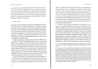 Escola pública e pobreza no Brasil
e não simplesmente aos aspectos "defeituosos" de seu funcionamento. No
entanto, não repercutiram significativamente sobre a política educacional
de nível federal, que ficaria subordinada aos objetivos de recomposição das
forças políticas dominantes, a favor de setores mais "modernos" a quem,
no entanto, interessava atualizar, sob nova direção, antigas prerrogativas e
posições. A restauração dos encantamentos da modernização teria função
importante a cumprir nesse processo.
3. 2. A CRISE DA ESCOLA
Simultaneamente às formulações críticas sobre a desqualificação da escola
e o fracasso escolar, a questão da ineficiência seria retomada e atualizada
por formulações que persistiriam na discussão da produtividade direta da
escola para o sistema (qualificação adequada às necessidades da produção)
ou se encaminhariam para uma discussão mais "conformista", limitada à
necessidade de organização do setor educacional, da escola e do ensino que
garantisse a efetivação da escolarização nos aspectos mais elementares: a
aprendizagem de conhecimentos e habilidades básicos (ler, escrever, contar)
e a expansão da certificação escolar.
Nessas formulações, que obteriam espaço nos âmbitos acadêmico, go-
vernamental e na mídia, a desqualificação da escola seria correntemente
definida como expressão de uma "crise" circunscrita aos problemas de
eficiência e produtividade do sistema. A ideia de "crise da escola" serviria,
nesse caso, para designar fenômenos de alcances, durações e sentidos que,
apesar de bastante diversos, seriam sistematicamente interpretados como
sintomas das fortes limitações da instituição escolar na realização de "suas"
funções, perdendo-se de vista, nesses casos, toda a perspectiva crÍtica que
possibilitava ir além da discussão dos aspectos mais aparentes da ineficiência
da escola, alcançando as relações que efetivamente a produziam.
Da ênfase nos problemas de funcionamento dos estabelecimentos, mo-
delos institucionais ou sistemas escolares, decorreriam, inevitavelmente,
propostas de intervenções "técnicas" e "operacionais" destinadas a restituir
ou instaurar o modo "normal" de operação da escola. Mesmo estudos que
68
1. A escola brasileira
enfatizam os conflitos intraescolares resvalariam para uma abordagem que
definiria fenômenos como a indisciplina, a depredação do espaço escolar
e a violência como expressões de uma crise de outro tipo, de autoridade,
também circunscrita ao esquema interpretativo do baixo desempenho ins-
titucional, relacionada à incapacidade da instituição escolar de controlar
as condutas e relações interpessoais de forma a mantê-las dentro de pa-
drões adequados à realização plena de "suas funções". O sentido de disputa
dos rumos da escola, que fenômenos como esses poderiam expressar, se
manteriam, para muitos, invisíveis como tais e, assim, não relevantes na
caracterização da postulada crise.
A ideia de "crise da escola", hoje tão presente no Brasil, não é nova.
Aparece, com grande variedade de sentidos, em momentos diversos do
debate educacional, em outros contextos e sociedades, sinalizando inúmeras
ordens de questões que abrem importantes perspectivas de discussão sobre
a problemática contemporânea da escola. Trata-se, nesse caso, de análises
que podem tanto aderir à ideia de crise, postulando sua validade explicativa
para o entendimento dos impasses contemporâneos dessa instituição,11
como
apenas dialogar com essa ideia, assinalando seus limites e omissões. 12
São
análises importantes sob diversos aspectos, mas, sem dúvida, não podem ser
"aplicadas" sem mediações no exame da escola brasileira, tendo em vista,
especialmente, o fato de serem formuladas num contexto de capitalismo
11 Éo caso, por exemplo, das análises que têm por base a tipologia das crises de Haber-
mas, com ênfase nas crises de legitimidade e motivação, conforme indicado por Afonso
(2000).
12 Encontram-se, nesse caso, interessantes formulações sobre o fenômeno contempo-
râneo da indisciplina e do desinteresse escolar, em países europeus, que têm procurado
·considerar suas implicações com a quebra no sistema de motivações que antes impeliam
mais fortemente à aceitação das regras escolares. A perda de autoridade da escola sobre
a conduta dos alunos é interpretada como o resultado mais visível de um processo mais
abrangente, que envolve a perda de sentido da escola na orientação da vida. Uma referência
importante, nessa perspectiva, são os estudos de Dubet (1994, 1998), que levantam a hipó-
tese, na França, de processos de "desinstitucionalização" da escola, vinculados às profundas
mudanças societárias, econômicas e políticas que demarcam a contemporaneidade, uma
espécie de desmonte dos sentidos institucionais antes formadores da instituição escolar,
de sua legitimidade, eficácia e, portanto, autoridade.
 