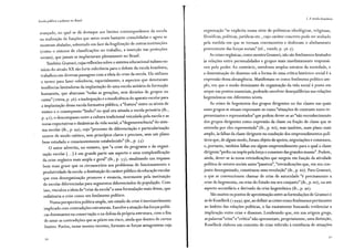 Escola pública e pobreza no Brasil
avançado, no qual se dá destaque aos limites contemporâneos da escola
na realização de funções que antes eram bastante consolidadas e agora se
mostram abaladas, sobretudo em face da fragilização de outras instituições
(como o sistema de classificações no trabalho, a inserção nas proteções
sociais), que jamais se implantaram plenamente no Brasil.
Também Gramsci, cujas reflexões sobre o sistema educacional italiano no
início do século XX são forte referência para o debate da escola brasileira,
trabalhou em diversas passagens com a ideia de crise da escola. Ele utilizou
o termo para fazer referência, especialmente, a aspectos que denotavam
tendências limitadoras da implantação de uma escola unitária de formação
humanista, que abarcasse "todas as gerações, sem divisões de grupos ou
castas" (2oooa, p. 36): a inadequação e a insuficiência do aparato escolar para
a implantação dessa escola formativa pública; a "fratura" entre os níveis de
ensino e o consequente "limbo" no qual era situada a escola primária (ib.,
p. 42); o descompasso entre a cultura tradicional veiculada pela escola e as
novas expectativas e dinâmicas da vida social; a "degenerescência" do siste-
ma escolar (ib., p. 49), cujo "processo de diferenciação e particularização
ocorre de modo caótico, sem princípios claros e precisos, sem um plano
bem estudado e conscientemente estabelecido" (ib., p. 33).
O autor advertiu, no entanto, que "a crise do programa e da organi-
zação escolar [... J é em grande parte um aspecto e uma complexificação
da crise orgânica mais ampla e geral" (ib., p. 33), sinalizando um impasse
bem mais grave que os circunscritos aos problemas de funcionamento e
produtividade da escola: a destituição do caráter público da educação escolar
que essa desorganização promove e enuncia, mormente pela instituição
de escolas diferenciadas para segmentos diferenciados da população. Com
isso, vinculou a ideia de"crise da escola" a uma formulação mais densa, que
enfatizaria a crise como um fenômeno político.
Numa perspectiva política ampla, um estado de crise é inevitavelmente
implicado com contradições estruturais. Envolve a atuação das forças políti-
cas dominantes na conservação e na defesa da própria estrutura, com o fim
de sanar as contradições que as põem em risco, ainda que dentro de certos
limites. Porém, nesse mesmo terreno, formam-se forças antagonistas cuja
70
1. A escola brasileira
organização "se explicita numa série de polêmicas ideológicas, religiosas,
filosóficas, políticas, jurídicas etc., cujo caráter concreto pode ser avaliado
pela medida em que se tornam convincentes e deslocam o alinhamento
preexistente das forças sociais" (id., 20oob, p. 36-7).
As crises orgânicas, como mostra Gramsci, não são fenômenos limitados
às relações entre personalidades e grupos mais imediatamente responsá-
veis pelo poder. Ao contrário, envolvem amplos estratos da sociedade, e
a disseminação do dissenso sob a forma de uma crítica histórico-social é a
expressão dessa abrangência. Manifestam-se como fenômeno político am-
plo, em que o modo dominante de organização da vida social é posto em
xeque em pontos essenciais, podendo envolver desequilíbrios nas relações
hegemônicas em diferentes níveis.
As crises de hegemonia dos grupos dirigentes ou das classes nas quais
esses grupos se situam expressam-se como "situações de contraste entre re-
presentantes e representados" que podem dever-se ao "não reconhecimento
dos grupos dirigentes como expressão da classe ou fração de classe que se
entendia por eles representada" (ib., p. 60), mas também, num plano mais
amplo, às falhas da classe dirigente na condução dos empreendimentos polí-
ticos que, de algum modo, foram objeto de apoios, negociações e consensos,
e, portanto, também falhas em algum empreendimento para o qual a classe
dirigente "pediu ou impôs pela força o consenso das grandes massas". Podem,
ainda, dever-se às novas reivindicações que surgem em função da atividade
política de setores sociais antes "passivos", "reivindicações que, em seu con-
junto desorganizado, constituem uma revolução" (ib., p. 60). Para Gramsci,
o que se convencionou chamar de crise de autoridade "é precisamente a
. crise de hegemonia, ou crise do Estado em seu conjunto" (ib., p. 60), ou um
aspecto secundário e derivado da crise hegemônica (ib., p. 96).
São muitos os pontos de aproximação entre as formulações de Gramsci e
as de Koselleck ( 1999), que, ao definir as crises como fenômenos pertinentes
ao âmbito das relações políticas, o faz exatamente buscando evidenciar a
implicação entre crise e dissenso. Lembrando que, em sua origem grega,
as palavras "crise" e "crítica" não apresentam, propriamente, uma distinção,
Koselleck elabora um conceito de crise referido à existência de situações
71
 