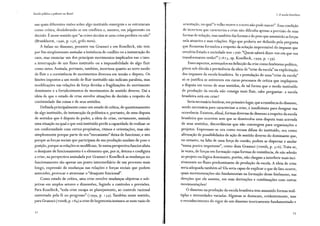 Escola pública e pobreza no Brasil
nas quais diferentes visões sobre algo instituído emergem e se estruturam
como crítica, desdobrando-se em conflitos e, mesmo, em julgamento ou
decisão. Énesse sentido que "as crises decidem se uma coisa perdura ou não"
(Brunkhorst, 1996, p. 1s-6, grifo meu).
A ênfase no dissenso, presente em Gramsci e em Koselleck, nãc tem
por fim simplesmente assinalar a iminência de conflito ou a instauração do
caos, mas enunciar um dos principais movimentos implicados nas cises:
a interrupção de um fluxo instituído ou a impossibilidade de algo fluir
como antes. Assinala, portanto, também, incerteza quanto ao novo modo
de fluir e a coexistência de movimentos diversos em tensão e disputa. Os
limites impostos a um modo de fluir instituído não indicam paralisia, mas
modificações nas relações de força devidas a fragilizações do movimento
dominante e a fortalecimentos de movimentos de sentido diverso. Daí a
ideia de que o estado de crise envolve situações de decisão a respeito da
continuidade das coisas e de seus sentidos.
Definida principalmente como um estado de crítica, de questionamento
de algo instituído, de instauração da polêmica e, portanto, de uma disputa
de sentidos que é disputa de poder, a ideia de crise, certamente, assinala
uma situação na qual o que está instituído perde a capacidade de realizar-se
em conformidade com certos propósitos, ritmos e orientações, mas não
simplesmente porque parte de seu "mecanismo" deixa de funcionar, e sim
porque as forças sociais que participam de sua produção mudam de peso e
posição, porque as relações se modificam. Se numa perspectiva funcior:alista
o desajuste de funcionamento é o elemento que, por si, detona e contlgura
a crise, na perspectiva assinalada por Gramsci e Koselleck as mudanças no
funcionamento são apenas um ponto intermediário de um processo mais
longo, expressão de mudanças nas relações e forças sociais que podem
anteceder, provocar e atravessar o "desajuste funcional".
Como estado de crítica, uma crise envolve mudanças objetivas e sub-
jetivas em amplos setores e dimensões, fugindo a controles e previsões.
Para Koselleck, "toda crise escapa ao planejamento, ao controle racional
sustentado pela fé no progresso" (1999, p. 139). Também nesse sentido,
para Gramsci (20oob, p. 1 84) a crise de hegemonia instaura-se num vazio de
72
!'.".~· .·
'~§
1. A escola brasileira
orientação, no qual "o velho morre e o novo não pode nascer". Essa condição
de incerteza que caracteriza a crise não dificulta apenas a previsão de suas
formas de solução, mas também das formas e do peso que assumirão as forças
nela atuantes e suas relações. Algo que poderia ser definido pela pergunta
que Rousseau formulou a respeito da solução imprevisível do impasse que
envolvia Estado e sociedade nos 1 700: "Quem saberá dizer-vos em que vos
transformareis então?" ( 18 23, ap. Koselleck, 1999, p. r 39).
Esses aspectos, acentuados na definição da crise como fenômeno político,
põem sob dúvida a pertinência da ideia de "crise da escola" na explicitação
dos impasses da escola brasileira. Se a postulação de uma "crise da escola"
só se justifica se estiverem em curso processos de crítica que impliquem
a disputa em torno de seus sentidos, de tal forma que o modo instituído
de produção da escola não consiga mais fluir, cabe perguntar: a escola
brasileira está em crise?
Seria necessário lembrar, em primeiro lugar, que a existência do dissenso,
sendo necessária para caracterizar a crise, é insuficiente para designar sua
ocorrência. Existem, afinal, formas diversas de dissenso a respeito da escola
brasileira que ocorrem sem que se desenvolva uma disputa mais acirrada
de seus sentidos, discordâncias que não convergem para organizações e
projetos. Expressam-se ora como recusa difusa do instituído, ora como
afirmação de possibilidades de ação de sentido diverso do dominante que,
no entanto, na falta de uma força de coesão, podem se dispersar e anular
"numa poeira impotente", como dizia Gramsci (2ooob, p. 3 16). Trata-se,
às vezes, de forças em formação cujas formas de resistência, de não adesão
ao projeto ou lógica dominante, porém, não chegam a interferir mais inci-
sivamente no fluxo predominante de produção da escola. A ideia de crise
seria adequada também aí? Ela seria capaz de explicar o que de fato ocorre,
quais movimentações são fundamentais na formação ·desse fenômeno, nas
direções que ele assume, em suas derivações e combinações com outras
movimentações?
O dissenso na produção da escola brasileira tem assumido formas múl-
tiplas e intensidades variadas. Algumas se destacam, evidentemente, mas
o reconhecimento do vigor de um dissenso teoricamente fundamentado e
73
 