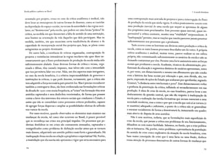 Escola pública e pobreza no Brasil
orientado por projeto, como no caso da crítica acadêmica e sindical, não
deve levar ao menosprezo de outras formas de dissenso, como as contidas
na depredação do espaço escolar, na recusa da autoridade e das regras esco-
lares, no "desinteresse" pela escola, que podem ser uma forma "prática" de
crítica, na medida em que denunciam a falta de sentido de uma instituição,
seus limites na orientação da vida daqueles que dela participam. Mas na
medida, também, em que enunciam certa insuficiência do alcance e da
capacidade de incorporação social dos projetos que, hoje, se põem como
antagonistas ao projeto dominante.
De outro lado, a existência de críticas organizadas, contraposição de
projetos e resistências sistemáticas às regras escolares não quer dizer ne-
cessariamente que o fluxo predominante de produção da escola tenha sido
suficientemente abalado. Essas diversas formas de crítica e recusa, orga-
nizada e difusa, têm causado impasses, mas talvez não com a intensidade
que nos permitiria falar em crise. Aliás, um dos aspectos mais intrigantes,
no caso da escola brasileira, é a relativa impermeabilidade de governos e
instituições às críticas, o que pode denotar, certamente, que a crítica não
tem adquirido a força necessária para penetrá-los. Mas é preciso reconhecer
também a contraparte disso, tão bem evidenciada nas formulações críticas
da década de 1 970: com muita frequência, as "crises"em formação têm seus
sentidos capturados e seus desfechos reorientados, de forma que possam
contar a favor dos interesses dos setores sociais que conduzem o Estado; é
assim que não se consolidam como processos críticos profundos, capazes
de agregar forças dispersas e ampliar as possibilidades efetivas de inflexão
nos rumos da escola.
Por esses motivos, quando observados os elementos mais atuantes nas
mudanças da escola, tal como elas ocorrem no Brasil, é pouco provável
que se reconheça nas crises seu principal impulso. Os processos que po-
deriam desdobrar-se em crises são comumente atenuados, capturados e
ressignificados como problema de disfunção escolar antes que se tornem
mais densos, adquirindo um sentido político mais forte e generalizado. Há
inadequação dessa escola em relação a propósitos e expectativas? Há. Porém,
a insatisfação que ela suscita não apresenta o vigor que seria necessário para
74
1. A escola brasileira
uma contraposição mais acirrada de projetos e para a interrupção do fluxo
de produção da escola que ainda vigora. A crítica praticamente coexiste com
uma produção inercial de uma escola que sequer se aproxima de alguns
dos propósitos mais proclamados. Esse processo quase inercial, quase im-
permeável à crítica existente, mostra uma "vitalidade" surpreendente. A
"inadequação" persiste, mas as reações que suscita parecem jamais penetrar
suficientemente nos processos que a produzem.
Tudo ocorre como se houvesse um divórcio entre produção e crítica da
escola, como se esses fossem processos descolados um do outro. A própria
crítica acadêmica e sindical, muitas vezes, parece realizar-se em esfera
própria, não contaminando suficientemente os usuários da escola e não se
deixando contaminar por eles. Persiste uma forte assimetria entre as forças
sociais que produzem a escola. Academia, técnicos da administração, pro-
fissionais da educação e segmentos distintos de usuários apresentam, entre
si, por vezes, um distanciamento e mesmo um alheamento que não condiz
com a história das lutas sociais por educação e que, sem dúvida, são, em
parte, expressão de ações do Estado que acabaram por aprofundar, segundo
Gramsci, "a distância entre intelectuais e povo". Esse distanciamento reduz
a potência da penetração da crítica, influindo só secundariamente em sua
produção. A ideia de crise da escola, no caso brasileiro, parece levar a um
deslocamento da questão central, que não diz respeito à inadequação da
escola para a realização das tarefas formativas que seriam essenciais a uma
sociedade moderna, mas a como e por que a escola que está aí se tornou (e
se mantém) adequada e suficiente, a ponto de a crítica não se generalizar
e enraizar socialmente de forma a desestruturá-la, instaurando um quadro
mais aberto de disputa de seus sentidos.
Não é sem motivos, todavia, que as formulações mais superficiais de
crise da escola, que param a crítica nos problemas de seu funcionamento,
difundem-se com maior facilidade. Sabemos, no fundo, que a crise política
não se instaurou. Há, porém, outro problema: a persistência da postulação
do sentido de crise como explicativo da situação da escola brasileira, com
base numa concepção de crise que é uma farsa ou uma ilusão, desloca
nossa atenção de processos denotativos de outras formas de mudança que
75
 