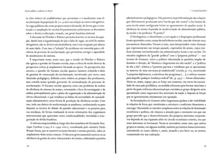 Escola pública e pobreza no Brasil
os altos índices de analfabetismo que persistiam e a insuficiente taxa de
escolarização da população de 7 a 14 anos em relação ao ensino obrigatório.
As vagas públicas não eram proporcionais à demanda, de forma que a cons-
trução e a ampliação de escolas frequentemente polarizavam as discussões
sobre o direito à educação, virando, em geral, bandeira eleitoral.
A discussão de Fletcher e Ribeiro permitia inverter os termos da equa-
ção, dando base à argumentação de que a falta de vagas, no nível do ensino
obrigatório, não se devia à sua inexistência, mas à sua ocupação por alunos
de mais idade. Com isso, a "solução" do problema era remetida para a efi-
ciência do processo de escolarização, que permitiria corrigir a capacidade
de atendimento do sistema.
É importante notar, nesse caso, que o estudo de Fletcher e Ribeiro
não ignora a questão do fracasso escolar, mas a coloca de modo diverso da
perspectiva crítica já amplamente formada na época. Na perspectiva dos
autores, a questão do fracasso escolar aparece bastante reduzida à ideia
de garantia de consecução da escolarização, envolvendo, por certo, uma
dimensão pedagógica, definida como relativa ao preparo dos professores,
mas contida numa questão gerencial, de racionalização do processo de
escolarização. O fracasso escolar aparecia como um problema da ordem
da eficiência do sistema de ensino, orientando o foco da investigação e da
análise principalmente para o plano da organização e da administração da
oferta educacional, o que resultava na ênfase da necessidade de racionali-
zação administrativa como forma de produção da eficiência escolar. Com
isso, todo um ideário de modernização se atualizava, credenciando-se para
disputar os termos do debate da questão educacional e os projetos para
sua mudança, de forma coadunada às novas orientações dos organismos
internacionais que apareciam como condicionalidades vinculadas à rene-
gociação da dívida brasileira.
A reforma empreendida ao longo dos dois mandatos de Fernando Hen-
rique Cardoso (1995-8 e 1999-2002), coordenada pelo ministro Paulo
Renato Souza, que se manteve no posto durante o mesmo período, valeu-se
amplamente desse senso comum. O discurso governamental centrou-se na
eficiência da gestão do setor educacional e do ensino, enfatizando questões
1. A escola brasileira
administrativas e pedagógicas. Não penetrou na problematização das relações
que efetivamente produziam uma "escola que não ensina" e dos limites de
uma escola assim configurada frente ao agravamento do quadro social. A
eficiência do ensino dependia da modernização da administração pública,
da escola e do professor. "E ponto!"
O fisiologismo, o clientelismo, a corrupção e o despreparo profissional
foram apontados como causas da ineficiência escolar, mas não tiveram seus
mecanismos dissecados. Vieram à tona, mas interpretados como doenças
que representariam um tempo passado, expressões do atraso, cujos resí-
duos estariam entrincheirados nas administrações locais e nas escolas. Os
vínculos orgânicos da "grande política" com a "pequena política" - nos
termos de Gramsci, entre a política relacionada às questões amplas de
domínio e direção, de "ditadura e hegemonia em alta escala", e a "política
do dia a dia", relativa a "questões parciais e cotidianas que se apresentam
no interior de uma estrutura já estabelecida" (20oob, p. 2 2 ), envolvendo
"a pequena diplomacia, a estreiteza dos programas[...], o esforço imenso
para impedir qualquer mudança radical" (ib., p. 345) - foram silenciados.
Abriu-se, assim, espaço para se forjar um consenso, em torno da necessi-
dade de uma ação profilática, na medida suficiente para formar uma base a
partir da qual a reforma educacional que convinha ao grupo dirigente seria
apresentada como expressiva dos interesses da nação e imposta às forças
que se apresentavam nitidamente em oposição.
As formulações de Gramsci sobre hegemonia ajudam a dar visibilidade
às relações de força que constituíam a estrutura e conferiam dinamismo a
esse jogo. Discutindo os vínculos complexos entre as relações de dominação
econômica e política, ele chamou a atenção para o momento em que um
·grupo percebe que o desenvolvimento dos próprios interesses corporati-
vos depende de sua expansão além do círculo econômico restrito, em que
esses interesses se formaram. Torna-se necessário, nesse caso, que outros
grupos se sintam, em alguma medida, também portadores desses interesses,
entendendo-os como válidos e, assim, atuando a seu favor ou, ao menos,
consentindo em sua realização.
79
 