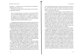 Escola pública e pobreza no Brasil
associações - os quais, por isso, em certas situações, são artificialmente
multiplicados" (id., 20oob, p. 95).
As fronteiras entre força e consenso, porém, são por vezes inexistentes,
de maneira que, entre eles,
situa-se a corrupção-fraude (que é característica de certas situações de difícil
exercício da função hegemónica, apresentando o emprego da força exces-
sivos perigos), isto é, o enfraquecimento e a paralisação do antagonista ou
dos antagonistas através da absorção de seus dirigentes, seja veladamente,
seja abertamente (em caso de perigo iminente), com o objetivo de lançar a
confusão e a desordem nas fileiras adversárias (ib., p. 95).
A discussão de Gramsci lança luz sobre os sentidos ocultos da "reforma
educacional" realizada ao longo das duas gestões de Fernando Henrique. A
observação das utilizações feitas da"reforma"permite afirmar que a"melhoria
da educação" não constitula propriamente um fim, mas um meio a serviço
de objetivos inscritos num projeto mais amplo de domínio e hegemonia.
A intervenção no setor educacional abria ao governo canais de atuação
que permitiam operar com objetivos administrativos e políticos de mais
largo alcance. Do ponto de vista "administrativo'', a reforma constituía um
meio de ajuste do aparato estatal na medida "necessária" ao novo programa
político-econômico, possibilitando reordenar gastos e ações e redistribuir
funções e encargos, desonerando a União e ampliando a carga de responsa-
bilidade de estados e, principalmente, municípios. Constituía um álibi por
meio do qual seria possível realizar certa intervenção nas administrações
estaduais e municipais, ajustando-as, em pontos essenciais.
A reforma permitia, também, realizar ajustes em setores mais amplos
que o educativo escolar. A centralidade do debate na eficiência do ensino
e da gestão escolar encobriu a atualização da "segunda fila" - ou seja,
do outro eixo de produção da escola, interligado ao eixo do ensino, mas
irredutível a ele - por meio da migração de novas tarefas assistenciais
para o setor educacional e da posição estratégica atribuída à escolarização
fundamental no novo contexto econômico-social.Trata-se de um eixo que,
82
......·-
1. A escola brasileira
posto à margem da compreensão da escola, permitia ao governo operar,
com razoável liberdade, mediante a "política educacional", um leque de
aspectos e ações que, a rigor, se inscreviam num programa, bem mais
amplo, de reforma da política social.
No plano político, em sentido amplo, a "reforma" viabilizava a am-
pliação da esfera de ação do grupo dirigente na reorganização das relações
políticas em diversas escalas, fornecendo novos lastros para sua atuação nas
negociações externas e internas. Na política externa, a mudança rápida nos
indicadores educacionais, por exemplo, era um item importante na nego-
ciação do ingresso do Brasil no novo cenário de relações internacionais,
que implicava políticas sociais e econômicas condizentes com os interesses
do capital. Na política interna, a reforma permitiria uma via de atuação
"molecular" que, a médio prazo, deveria repercutir numa melhor posição
relativa do grupo dirigente na relação com a "pequena política" e as "for-
ças tradicionais", com as quais não interessava, de imediato, romper, mas
enquadrar e submeter nos pontos essenciais ao novo projeto.
No que diz respeito às relações políticas internas mais amplas, a "ques-
tão educacional" constituía uma via de entrada importante na esfera da
sociedade civil: a legitimidade do tema permitia ao governo atuar mais
confortavelmente na disputa e na orientação da "opinião pública", aumen-
tando seu peso na definição dos pontos de pauta do debate social, na difusão
de parâmetros do debate e em sua delimitação, facilitando o desmonte de
consensos instituídos em torno de noções de direitos e a desorganização
de ações e forças que se punham em sentido contrário. Do mesmo modo,
por meio da aparência de que a escola brasileira era finalmente submetida
a uma ação severa, capaz de restituir sua função central, formativa, que a
recolocava nos trilhos de sua "missão" de modernização econômica e so-
cial, difundia-se a impressão de que as mudanças em curso representavam
uma inequívoca ruptura com as formas "tradicionais" de operar a política,
fortalecendo a posição da fração de classe que se apresentava como novo
"condutor" das mudanças nacionais. A eficiência do ensino era uma das
peças da estratégia de fortalecimento da posição de domínio e direção do
 
