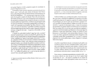 Escola pública e pobreza no Brasil
novo grupo dirigente, servindo a propósitos amplos de consolidação do
projeto de hegemonia em curso.
O documento A nação convocada: compromisso nacional pela educação básica
(Brasil, 1996),14
escrito pelo então ministro da Educação, Paulo Renato
Souza, e pelo então governador do Distrito Federal, Cristovam Buarque (do
Partido dosTrabalhadores - PT), sintetizaria parte importante das dispo-
sições da nova gestão a respeito da educação. Trata-se de um documento,
apresentado em março de 1996, no ato de lançamento do Ano da Educação,
que, partindo da constatação de que a situação da educação era intolerável,
tornando inadiável uma"ação decisiva", condamava uma participação ampla
em torno da construção de "uma política suprapartidária da educação na-
cional" e da "recuperação da escola pública" (ap. Minto, Monteiro e Catani,
1996). Nos termos do documento, "a gravidade do problema nacional de
educação atingiu proporções que requerem ampla e organizada mobilização
de forças e energias de todo o país - do governo e da sociedade civil" (ap.
Setúbal, 1997).
O "projeto de modernidade brasileira" exigia "que toda a sociedade"
assumisse"a posição de que ser moderno éser educado" (ib., grifo do autor).Tal
projeto, em que a modernização era referida àeliminação de desigualdades
sociais, à ampliação dos "espaços de participação democrática" e à "inser-
ção competitiva do País nos novos processos econômicos internacionais"
(ap. Minto, Monteiro e Catani, 1996), esbarrava na baixa escolarização da
população brasileira, mas a educação de qualidade, necessária àmoderniza-
ção, tornava-se inviabilizada devido à"baixíssima produtividade do sistema
educacional" e a suas profundas iniquidades, exemplificadas pelos índices
de repetência e evasão elevados que "consomem quase um rI 3 do que é
gasto em educação", pelo "elevado número de jovens e adultos analfabe-
tos - r9, 2 milhões de brasileiros com r5 anos ou mais não sabem ler e
escrever", bem como pelas seguintes situações:
14 Reporto-me aos trechos transcritos em Minto, Monteiro e Catani (1996, p. 558-62)
e Setúbal (1997, p. 121-33).
J_A escola brasileira
[- _
-l distribuição dos recursos com um custo aluno-ano que pode variar de R$
50,00 nas regiões mais pobres até mais de R$ 800,00 nas mais ricas; percentual
de matrículas no ensino médio dos mais baixos da América - apenas 1 5% da
população de 1 5 a 1 8 anos; remuneração aviltante do magistério, sendo ainda
frequentes salários abaixo do mínimo estabelecido pela lei (ib.).
Conforme Setúbal ( r 997), com base nesse quadro, o documento propu-
nha, como metas, a eliminação do analfabetismo, da repetência e da evasão;
a qualificação progressiva do magistério; a garantia de condições mínimas
de aprendizagem, por meio de ações que envolvessem a aquisição de li-
vros, a produção de materiais didáticos, a difusão, nas escolas, de recursos
televisivos e a garantia de alimentação escolar; a criação de mecanismos
que permitissem um patamar mínimo de referência para um investimento
aluno/ano mínimo (R$ 300,00), bem como sua progressiva ampliação, e
a garantia de referências similares que balizassem a remuneração digna dos
professores. A maior parte dessas ações, contudo, era referida ao ensino
fundamental, e a "meta-síntese", como mostram Minto, Monteiro e Catani
( r 996), era, de fato, a garantia de escolarização mínima obrigatória a toda
a população na faixa etária correspondente, de 7 a r 4 anos, e o aumento
progressivo dos recursos públicos para o ensino obrigatório. A realização
dessas metas requeria
uma política compartilhada da educação, coordenada pelo poder público, mas
executada em parceria com toda a comunidade brasileira: escolas, universi-
dades, poder legislativo, empresários, poder judiciário e tribunal de contas,
professores e especialistas em educação, pais, mães e responsáveis pelas crian-
ças, igrejas, sindicatos, imprensa, meios de comunicação, organizações não
governamentais, intelectuais, artistas e cientistas (Setúbal,- 1997, p. r2 2).
Nesse contexto, a tramitação propositalmente arrastada da LDB- que
se começou a discutir em r9 89, mas que só veio à luz da vigência legal
em dezembro de r996 - deu suporte à expedição de um conjunto de
medidas voltadas para o ensino cuja sequência, muitas vezes em ritmo de
8_>
 