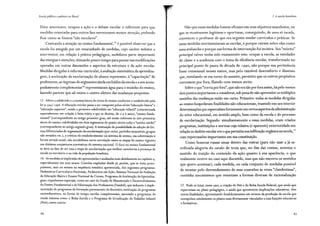 Escola pública e pobreza no Brasil
filme americano, ocupou a ação e o debate escolar o suficiente para que
medidas orientadas para outros fins merecessem menor atenção, podendo
fluir como se fossem "não escolares".
Centrando a atenção no ensino fundamental, 15
é possível observar que a
escola foi atingida por um emaranhado de medidas, cujo caráter indutor e
interventor, em relação à prática pedagógica, mobilizou parte importante
das energias e atenções, deixando pouco tempo para pensar nas modificações
operadas em outras dimensões e aspectos da estrutura e da ação escolar.
Medidas dirigidas à reforma curricular, à avaliação sistemática da aprendiza-
gem, à aceleração da escolarização de alunos repetentes, à "capacitação" de
professores, ao ingresso de segmentos ainda excluídos da escola e a seu acom-
panhamento complementar16
representaram água para o moinho do ensino,
fazendo parecer que ali estava o centro efetivo das mudanças propostas.
15 Adoto a subdivisão e a nomenclatura de níveis de ensino conforme o estabelecido pela
lei 9. 394/ 1 996. A educação escolar passa a ser composta pelos níveis "educação básica" e
"educação superior", sendo o primeiro subdividido em "educação infantil" (caracterizada
especialmente em relação à faixa etária a que se destina, de o a 6 anos), "ensino funda-
mental" (correspondente ao antigo primeii:o grau, até então referente às oito primeiras
séries de ensino, subdivididas em dois segmentos de quatro séries cada) e "ensino médio"
(correspondente ao antigo segundo grau). A instituição da possibilidade de adoção de for-
mas diferenciadas de organização da escolarização (por ciclos, períodos semestrais, grupos
não seriados etc.), a critério do estabelecimento ou sistema de ensino, em substituição à
forma seriada anual, não inviabilizou certa correlação entre as etapas de ensino vigentes
em distintas conjunturas normativas do sistema nacional. O foco no ensino fundamental
se deve ao fato de ser essa a etapa de escolarização que melhor caracteriza a presença da
escola no território e na vida da população brasileira.
16 As medidas aí implicadas são apresentadas e analisadas mais detidamente no capítulo 4,
especialmente em seus nexos. Convém explicitar desde já, porém, que se trata, princi-
palmente, mais ou menos na sequência temática apresentada, dos seguintes programas:
Parâmetros Curriculares Nacionais, Parâmetros em Ação; Sistema Nacional de Avaliação
da Educação Básica e Exame Nacional de Cursos, Programa de Aceleração da Aprendiza-
gem; expedientes especiais, como no caso do Fundo de Manutenção e Desenvolvimento
do Ensino Fundamental e de Valorização dos Professores (Fundef), que induzem à imple-
mentação de programas de formação permanente de docentes; instituição de programas
socioeducativos, na forma de tempo escolar complementar, associado a programas de
renda mínima como o Bolsa Escola e o Programa de Erradicação do Trabalho Infantil
(Peti); entre outros.
86
1. 1! escola brasileira
Não que essas medidas fossem eficazes em seus objetivos manifestos, ou
que se mostrassem legítimas e oportunas, conseguindo, de uma só tacada,
convencer o professor de que era urgente mudar currículos e práticas. Se
essas medidas movimentaram as escolas, é porque caíram sobre elas como
uma avalanche e porque sua forma de intervenção foi incisiva. Seu"mérito"
principal talvez tenha sido exatamente este: ocupar a escola, as entidades
de classe e a academia com o tema da eficiência escolar, transformado no
principal ponto de pauta da década de 1990, não porque sua pertinência
fosse consensual nesses meios, mas pelo razoável desconforto e dissenso
que, instalando-se em torno do assunto, permitiu que os outros propósitos
corressem por fora, fluindo com menor atrito.
Sobre o que"corria por fora", que não era tão por fora assim, há pelo menos
dois pontos importantes a considerar, sob pena de não apreender os múltiplos
sentidos das mudanças então em curso. Primeiro: todas as medidas dirigidas
ao ensino hospedavam finalidades não educacionais, trazendo em seu interior
determinações que repercutiam fortemente em certos aspectos da administração
do setor educacional, em sentido amplo, bem como da escola e do processo
de escolarização. Segundo: simultaneamente a essas medidas, eram criados
programas, instituições e normas cuja relativa (e aparente) exterioridade em
relação ao âmbito escolar era o que permitia suainfiltração orgânica na escola, 17
com repercussões importantes em sua constituição.
Como bonecas russas umas dentro das outras (para não usar a já sa-
crificada alegoria do cavalo de troia que, no fim das contas, acentua o
sentido de traição do conteúdo da ação quanto à sua aparência, o que
realmente ocorre no caso aqui discutido, mas que não encerra os sentidos
que quero acentuar), cada medida, ou cada conjunto de medidas possível
de montar pelo desvendamento de suas conexões às vezes "clandestinas",
continha mecanismos que remetiam a formas diversas de racionalização
17 Pode-se listar, nesse caso, a criação do Peti e do Bolsa Escola Federal, que ainda que
repercutam no plano pedagógico, e ainda que apresentem implicações educativas, têm
outras finalidades, apresentando desdobramentos em termos da produção da escola que
extrapolam nitidamente os planos mais diretamente vinculados a suas funções educativas
e formativas.
 