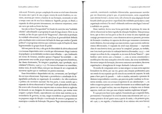 Escola pública e pobreza no Brasil
vida social. Primeiro, porque a ampliação do acesso ao nível mais elementar
do ensino não é parte de uma origem remota da escola brasileira; ao con-
trário, atravessa por inteiro a história de sua formação, mostrando-se todo
o tempo como um de seus focos dinâmicos. Segundo, porque, no Brasil, a
expansão da oferta persiste intensamente, em inúmeras conjunturas, como
um carro que anda na frente dos bois.
Isso não se deve à"incapacidade" do Estado de controlar uma "realidade
rebelde", subordinando-a a programas de ação de largo alcance. Deve-se, na
verdade, ao fato de que a parcela de "desgoverno", observada na produção
da realidade educacional, é parte de umaforma de aovernabilidade definida
pela conciliação entre os interesses da fração de classe que conduz a"grande
política" e os programas estreitos que conduzem a ação de frações de classe
hegemonizadas ou grupos locais de poder.
Sob esse ponto de vista, o alto grau de diversidade da oferta educacional
e as imensas disparidades entre a escola que efetivamente chega à maioria
da população e as modalidades escolares mais refinadas - que, lembrando
um termo de Gramsci, atendem apenas à "espuma" da sociedade - são
praticamente uma escolha, já que implicariam uma progressiva desistência,
das classes dominantes, "de integrar a população, seja à produção, seja à
cidadania" (Oliveira, 1998, p. 215). Os rumos se formam e se consolidam,
muitas vezes, de modo difuso; nem por isso deixam de ser a expressão de
sucessivas opções que se combinam em pontos essenciais.
Essas diversidades e disparidades não são, certamente, um "privilégio"
dos serviços educacionais. Expressam a persistência e a atualização de de-
sigualdades profundas na organização da sociedade e da vida econômica
e política em território nacional. Em boa parte, é nesse sentido que a
expansão da oferta educacional se "antecipa" à ação planejadora do Estado.
Ela ocorre sob a forma de uma resposta mais ou menos direta às urgências
da demanda ou aos desígnios de interesses parcelares, que muitas vezes
ocupam o próprio Estado, especialmente nos níveis mais restritos ou in-
termediários de governo, ou seja, cargos secundários no governo federal
ou pequenos cargos de direção e coordenação de setores e programas em
municípios e estados da Federação. Ela parece "fugir sistematicamente" ao
2. A expansão da eferta educacional
controle, constituindo realidades diferenciadas, aparentemente movidas
por um dinamismo próprio que, só posteriormente, serão enquadradas
num sistema formal e, muitas vezes, sob a forma de uma adaptação formal
forçada (ainda que precária e superficial) das realidades particulares a uma
organização sistêmica"de cima" e delineada conforme uma lógica"externa"
à realidade em questão.
Disso também deriva uma forma particular de presença do tema da
oferta educacional na historiografia da educação brasileira. Uma presença
forte, que se deve em boa parte ao fato de se tratar de uma expansão que
conjuga, permanentemente, como elementos ativos no presente, processos
de formação e mudança de aspectos da oferta que remontam a momentos
muito distintos, dos mais antigos aos mais recentes, e que ocorrem conforme
ritmos diferenciados. A expansão do nível mais elementar - expressão
clara de uma história lenta, que nunca "se completa", porque, na verdade,
esse é seu modo particular de realização histórica (Fernandes, 1975)-está
sempre na ordem do dia, compondo-se, às vezes de forma "bizarra"- para
lembrar outro termo caro a Gramsci -, com os novos crescimentos e
modificações dos mais avançados níveis de ensino, das novas modalidades,
dos novos campos de formação, dos novos contornos curriculares, das novas
organizações e abrangências do tempo destinado à educação escolar.
Os modos de composição entre os mais antigos e os mais novos aspectos
formadores da oferta, por sua vez, geram uma situação problemática para
um estudo de sua expansão que dê conta de seu sentido de conjunto. Se nada
passa a fazer parte do passado - tudo se atualiza, saturando o presente de
distintas temporalidades e sentidos, que parecem poder combinar-se de ma-
neiras variadas, como nos arranjos irrepetíveis de um caleidoscópio -, ou
t~dos os aspectos passam a ser tratados brevemente ou se enfatiza aquilo que
parece ter um papel nuclear, mas sem desprezar as relações com os demais
aspectos, tendo em vista que essas relações também explicitam tal papel.
Éo que procuro fazer neste capítulo. Entendendo que a expansão lenta,
permanente e "incompleta" do nível de ensino mais elementar (até 197 1, o
ensino primário de até quatro anos; a partir de então, o de primeiro grau,
até 1996, e, em seguida, o fundamental, de no mínimo oito anos letivos)
93
 