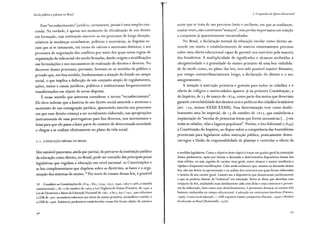 Escola pública e pobreza no Brasil
Esse"reconhecimento" jurídico, certamente, jamais é uma simples con-
cessão. Na verdade, é apenas um momento de oficialização de um direito
em formação, cuja instituição inscreve-se em processos de longa duração,
relativos às mudanças econômicas, políticas e societárias, às disputas so-
ciais que aí se instauram, em torno de valores e interesses distintos, e aos
processos de negociação dos conflitos por meio dos quais novas regras de
organização da vida social vão sendo firmadas, dando origem a modificações
nas formulações e nos mecanismos de realização de direitos e deveres. No
decorrer desses processos, portanto, formam-se os sentidos de público e
privado que, em boa medida, fundamentam a atuação do Estado no campo
social, o que implica a definição de um conjunto amplo de regulamentos,
ações, meios e canais jurídicos, políticos e institucionais frequentemente
transformados em objeto de novas disputas.
É nesse sentido que interessa considerar o termo "reconhecimento".
Ele deve indiciar que a história de um direito social antecede e atravessa o
momento de sua consagração jurídica, aparecendo inscrita nos processos
em que esse direito começa a ser socialmente elaborado, nas apropriações
instrumentais de suas prerrogativas para fins diversos, nos movimentos e
lutas para que ele passe a fazer parte do estatuto de determinada sociedade
e chegue a se realizar efetivamente no plano da vida social.
2. I. A EDUCAÇÃO MÍNIMA NO BRASIL
Um razoável panorama, ainda que parcial, do percurso da instituição jurídica
da educação como direito, no Brasil, pode ser extraído das principais peças
legislativas que regulam a educação em nível nacional: as Constituições e
as leis complementares que dispõem sobre as diretrizes, as bases e a orga-
nização dos sistemas de ensino. 18
Por meio do exame dessas leis, é possível
18 Considero as Constituições de l 824, 189 I, 1934, I 937, I 946, I 967 e 1988, a emenda
constitucional 1, de l 7 de outubro de I 969, a Lei Orgânica do Ensino Primário, de 1946, a
Lei de Diretrizes e Bases da Educação Nacional de I 96 I, a lei i;. 69 2I 1971, que reformou
a LDB de 1 96 l na matéria referente aos níveis de ensino primário, secundário e médio, e
a LDB de 1996. Inúmeros parâmetros estabelecidos nessas leis foram objeto de outras ..
2.A expansão da eferta educacional
notar que se trata de um percurso lento e oscilante, em que as mudanças,
muitas vezes, não constituem"avanços", mas perdas importantes em relação
a conquistas já aparentemente encaminhadas.
No Brasil, a declaração textual da educação escolar como direito an-
tecede em muito o estabelecimento de marcos minimamente precisos
sobre uma oferta educacional capaz de garantir seu exercício pela maioria
dos brasileiros. A multiplicidade de significados e alcances atribuídos à
obrigatoriedade e à gratuidade do ensino primário dá uma boa visibilida-
de do modo como, no plano das leis, tem sido possível manter distantes,
por tempo extraordinariamente longo, a declaração do direito e o seu
asseguramento.
A menção à instrução primária e gratuita para todos os cidadãos e à
oferta de colégios e universidades aparece já na primeira Constituição, a
do Império, de 25 de março de r 8 24, como parte dos meios que deveriam
garantir a inviolabilidade dos direitos civis e políticos dos cidadãos brasileiros
(art. 179, incisos XXXII-XXXIII). Essa determinação teve como desdo-
bramento uma lei imperial, de r s de outubro de r 8 2 7, que estabelecia a
implantação de "escolas de primeiras letras que forem necessárias [... Jem
todas as cidades, vilas e lugares populosos". Porém, o Ato Adicional ( r 834)
à Constituição do Império, ao dispor sobre a competência das Assembleias
provinciais para legislarem sobre instrução pública, praticamente desen-
carregou a União da responsabilidade de planejar e controlar a oferta da
.. medidas legislativas. Como o objetivo deste tópico é traçar um quadro geral da instituição
desses parâmetros, optei por limitar a discussão a determinados dispositivos dessas leis
mais sólidas, ou seja, aquelas de caráter mais geral, maior alcance e menor tendência a
rápidas e frequentes modificações. Cabe ainda esclarecer que, mesmo na discussão dessas
leis, não me detive na apresentação e na análise dos contextos nos quais foram elaboradas
e mesmo de seu caráter geral. Limitei-me a dispositivos que demarcavam juridicamente
o que se poderia chamar de "mínimos" em educação. Entre as obras que abordam esse
conjunto de leis, analisando mais detidamente cada uma delas e seus contextos e proces-
sos de elaboração, bem como seus desdobramentos, é pertinente destacar ao menos três
bastante conhecidas no campo educacional: A educação nas constituintes brasileiras (Fávero,
I 996), A nova Lei da educação-LDB: trajetória, limites e perspectivas (Saviani, I 999) e História
da educação no Brasil (Romanelli, I 978).
97
 