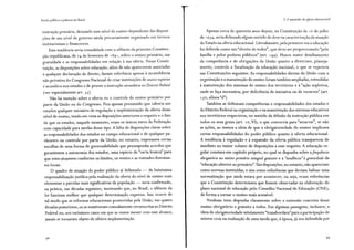 Escola pública e pobreza no Brasil
instrução primária, deixando esse nível de ensino dependente das disposi-
ções de um nível de governo ainda precariamente organizado em termos
institucionais e financeiros.
Essa tendência seria consolidada com o silêncio da primeira Constitui-
ção republicana, de 24 de fevereiro de 1891, sobre o ensino primário, sua
gratuidade e as responsabilidades em relação à sua oferta. Nessa Consti-
tuição, as disposições sobre educação, além de não aparecerem associadas
a qualquer declaração de direito, faziam referência apenas à incumbência
não privativa do Congresso Nacional de criar instituições de ensino superior
e secundário nos estados e de prover a instrução secundária no Distrito Federal
(ver especialmente art. 35).
Não há menção sobre a oferta ou o controle do ensino primário por
parte da União ou do Congresso. Fica apenas presumido que caberia aos
estados qualquer iniciativa de regulação e implementação da oferta desse
nível de ensino, tendo em vista as disposições anteriores a respeito e o fato
de que os estados, naquele momento, eram os únicos entes da Federação
com capacidade para tarefas desse tipo. A falta de disposições claras sobre
as responsabilidades dos estados no campo educacional e de qualquer pa-
râmetro ou controle por parte da União, no entanto, expressava certas
escolhas de uma forma de governabilidade que pressupunha acordos que
garantissem a autonomia dos estados, uma espécie de "carta branca" para
que estes atuassem conforme os limites, os ventos e as vontades dominan-
tes locais.
O quadro de atuação do poder público aí delineado - de baixíssima
responsabilização jurídica pela realização da oferta do nível de ensino mais
elementar a parcelas mais significativas da população - seria confirmado,
na prática, nas décadas seguintes, mostrando que, no Brasil, o silêncio da
lei funciona melhor que qualquer determinação expressa. Isso ocorre de
tal modo que as reformas educacionais promovidas pela União, nas quatro
décadas posteriores, ou se mantiveram comodamente circunscritas ao Distrito
Federal ou, nos raríssimos casos em que se ousou mexer com esse alcance,
jamais se tornaram objeto de efetiva implementação.
~ .-..;.
2. A expansão da eferta educacional
Apenas cerca de quarenta anos depois, na Constituição de 1 6 de julho
de 1934, seria delineado algum sentido de dever na caracterização da atuação
do Estado na oferta educacional. Literalmente, pela primeira vez a educação
foi definida como um "direito de todos", que devia ser proporcionado "pela
família e pelos poderes públicos" (art. 149). Houve maior detalhamento
da competência e de obrigações da União quanto a diretrizes, planeja-
mento, controle e fiscalização da educação nacional, o que se repetiria
nas Constituições seguintes. As responsabilidades diretas da União com a
organização e a manutenção do ensino foram também ampliadas, estendidas
à manutenção dos sistemas de ensino dos territórios e à "ação supletiva,
onde se faça necessária, por deficiência de iniciativa ou de recursos" (art.
1 50, alínea "d").
Também se definiram competências e responsabilidades dos estados e
do Distrito Federal na organização e na manutenção dos sistemas educativos
nos territórios respectivos, no sentido da difusão da instrução pública em
todos os seus graus (art. 10, VI), o que concorria para "amarrar", se não
as ações, ao menos a ideia de que a obrigatoriedade do ensino implicava
certas responsabilidades do poder público quanto à oferta educacional.
A tendência à regulação e à expansão da oferta pública transparecia de
imediato no maior volume de disposições a esse respeito. A educação re-
gular constava em capítulo próprio, no qual se dispunha sobre afrequência
obrigatória ao ensino primário integral gratuito e a "tendência" à gratuidade da
"educação ulterior ao primário".Tais disposições, no entanto, não apareciam
como normas instituídas, e sim como referências que deviam balizar uma
normatização que ainda estava por acontecer; ou seja, eram referências
que a Constituição determinava que fossem observadas na elaboração do
plano nacional de educação pelo Conselho Nacional de Educação (CNE),
de forma a tornar o ensino mais acessível.
Nenhum item dispunha claramente sobre a extensão concreta desse
ensino obrigatório e gratuito a todos. Em algumas passagens, inclusive, a
ideia de obrigatoriedade nitidamente "transbordava" para a participação de
setores civis na realização de uma tarefa que, à época, já era defendida por
99
 