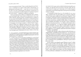 Escola pública e pobreza no Brasil
muitos como própria do Estado. 19
Mas os variados dispositivos que demar-
cavam a consolidação de um aparato estatal voltado à administração e ao
planejamento da educação escolar - o que e claro no caso da consolidação
do CNE,20 por meio da determinação de atribuições constitucionais, da
referência à instituição dos Conselhos Estaduais e da regulação de aspectos
da carreira docente - sinalizavam a tendência à sua expansão.
Um dos principais avanços refletiu-se nas disposições sobre o financia-
mento da educação. Aliás, os itens relativos ao financiamento eram os que
melhor indicavam, ainda que precária e contraditoriamente, a tendência a
um maior alcance da oferta pública. Determinava-se a cada nível de governo
a aplicação de percentuais da arrecadação de impostos em "manutenção e
desenvolvimento dos sistemas educativos": um mínimo de 1o% para a União
e os municípios, e de 20% para os estados e o Distrito Federal. Compro-
metia-se a União com a realização do ensino nas zonas rurais, mediante
dispositivo que obrigava a aplicação, para esse fim, de no mínimo 20% das
cotas destinadas à educação no orçamento anual. Determinava-se, ainda,
a criação de fundos especiais, na União, nos estados, no Distrito Federal
e nos municípios, para o financiamento do ensino. Conhece-se bem, hoje,
19 Esse é, precisamente, o caso da determinação de que as empresas industriais e agrí-
colas situadas "fora dos centros escolares, e onde trabalharem mais de cinquenta pessoas,
perfazendo estas e os seus.filhos, pelo menos, dez analfabetos" proporcionassem a estes ensino
primário gratuito (art. 139, grifos meus).
20 A criação do CNE se deu três anos antes da Constituição de 1 9 34, pelo decreto
19 .8_s-o, de 11 de janeiro de 193 1, uma das primeiras peças legislativas da chamada Re-
forma Francisco Campos. O Ministério da Educação e Saúde Pública fora instituído em
193o como parte da nova estrutura institucional criada pelo Governo Provisorio. Francisco
Campos foi o primeiro titular desse ministério. Já nos primeiros meses de 1 93 1 , expediu
um conjunto de decretos, que constituiriam a reforma, dispondo sobre a criação do Con-
selho, 0 ensino superior, o ensino secundário e o ensino comercial. O decreto que criou
0 CNE previa a formulação de diretrizes gerais para o ensino primário, o secundário, o
técnico e o superior como uma de suas principais atribuições. Ainda que isso não tenha
se desdobrado efetivamente na formulação de medidas de alcance nacional a respeito do
ensino primário, a atribuição constitucional de elaboração do plano nacional de educação
reforça e dá mais precisão às atribuições do CNE nesse campo, concorrendo para consolidar
o papel dessa instituição na organização do setor educacional.
100
2. A expansão da eferta educacional
um razoável rol de truques usados no âmbito da administração pública para
maquiar a não aplicação desses percentuais na educação regular. Mas não
se pode deixar de assinalar que a demarcação, em lei, dessas obrigações
orçamentárias e uma referência importante no lento processo de instituição
do direto à educação.
A Constituição do Estado Novo, de 10 de novembro de 1937, viria a
diluir o sentido de dever do poder público que aí se formava, atribuindo
ao Estado função apenas coadjuvante na escolarização "obrigatória". Nessa
Constituição, a declaração do direito à educação aparecia, primeiramente,
no capítulo sobre a família. A"educação integral da prole" era definida como
dever e direito natural dos pais, cabendo ao Estado colaborar, "de maneira prin-
cipal ou subsidiária, para facilitar a sua execução ou suprir as deficiências
e lacunas da educação particular" (art. 125). Mesmo as formulações sobre a
infância e a juventude (art. 127), "objeto de cuidados e garantias especiais
por parte do Estado'', serviam de reforço ao papel apenas secundário do
Estado, já que a "proteção do Estado" quanto à subsistência e educação da
prole configurava-se como dispositivo assistencial relacionado às situações
de abandono e miserabilidade.
O capítulo sobre educação e cultura reforçava essa ideia. Afirmavam-se a
obrigatoriedade e a gratuidade do ensino primário (art. 13o), mas os termos
da obrigatoriedade não eram definidos e a oferta educacional do Estado era
sempre apresentada numa perspectiva suplementar à ação da família, espe-
cialmente nos casos em que esta se mostrasse sem condições de fazê-lo. Nada
se falava sobre financiamento da educação, e ate a gratuidade era relativizada,
pois a Constituição previa a possibilidade de cobrança de "quantia módica"
_para a caixa escolar.
Por fim, mesmo no caso daqueles a quem "faltassem recursos", a ênfase
quanto à ação do Estado recaía não sobre a educação regular, mas sobre
"uma educação adequada às suas faculdades, aptidões e tendências voca-
cionais". Era o "ensino pre-vocacional profissional destinado às classes menos
favorecidas", que constituía "em materia de educação o primeiro dever de
Estado", a quem cumpria "dar execução a esse dever, fundando institutos
de ensino profissional e subsidiando os de iniciativa dos estados, dos mu-
!OI
 