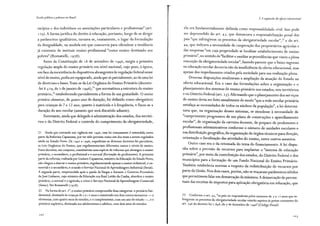 Escola pública e pobreza no Brasil
nicípios e dos indivíduos ou associações particulares e profissionais" (art.
1 2 9). A forma jurídica do direito à educação, portanto, longe de se dirigir
a parâmetros igualitarios, tornava-se, exatamente, o lugar da formulação
da desigualdade, na medida em que concorria para oficializar a tendência
ja existente de instituir ensino profissional "como ensino destinado aos
pobres" (Romanelli, 1978).
Antes da Constituição de r 8 de setembro de r 946, surgiu a primeira
regulação ampla do ensino primario em nível nacional, cujo peso, à época,
em face da inexistência de dispositivos abrangentes de regulação federal nesse
nível de ensino, podia ser equiparado, ainda que só parcialmente, ao de uma lei
de diretrizes e bases.Trata-se da Lei Orgânica do Ensino Primario (decreto-
-lei 8.529, de 2 de janeiro de 1946),21
que normatizou a estrutura do ensino
primário,22
estabelecendo parcialmente a forma de sua gratuidade. O ensino
primário elementar, de quatro anos de duração, foi definido como obrigatório
para crianças de 7 a 12 anos, quanto à matrícula e à frequência, e fixou-se a
duração do ano escolar (assunto que sera discutido adiante).
Entretanto, ainda que delegado à administração dos estados, dos territó-
rios e do Distrito Federal o controle do cumprimento da obrigatoriedade,
21 Ainda que entrando em vigência em 1946, essa lei comumente é entendida como
parte da Reforma Capanema, por ter sido prevista como um dos itens a serem regulados
ainda no Estado Novo. De 1942 a 1946, expediram-se diversos decretos-lei parcelares,
as Leis Orgânicas do Ensino, que regulamentariam diferentes ramos e níveis de ensino.
Esses decretos, em conjunto, constituíram uma espécie de reforma que abrangeu o ensino
primário, o secundário, o profissional e o normal (formação de professores). A primeira
parte da reforma, realizada por Gustavo Capanema, ministro da Educação do Estado Novo,
não chegou a abarcar o ensino primaria, regulamentando apenas o ensino industrial, o co-
mercial e o secundário, e criando o Serviço Nacional de Aprendizagem Industrial (Senai).
A segunda parte, empreendida após a queda de Vargas e durante o Governo Provisório
de José Linhares, cujo ministro da Educação era Raul Leitão da Cunha, abordou o ensino
primaria, o normal e o agrícola, e criou o Serviço Nacional de Aprendizagem Comercial
(Senac). Ver Romanelli (1978).
22 Na forma do art. 2°, o ensino primaria compreendia duas categorias: o primário fun-
damental, destinado às crianças de 7 a 1 2 anos e ministrado em dois cursos sucessivos -o
elementar, com quatro anos de estudos, e o complementar, com um ano de estudo-, e o
primário supletivo, destinado aos adolescentes e adultos, com dois anos de estudos.
102
2. A expansão da eferta educacional
ela era fundamentalmente definida como responsabilidade civil. Isso pode
ser depreendido do art. 43, que demarcava a responsabilização penal dos
pais "que infringirem os preceitos da obrigatoriedade escolar", 23 e do art.
44, que indicava a necessidade de cooperação dos proprietarios agrícolas e
das empresas "em cuja propriedade se localizar estabelecimento de ensino
primario", no sentido de "facilitar e auxiliar as providências que visem a plena
execução da obrigatoriedade escolar", fazendo parecer que o baixo ingresso
na educação escolar decorria não da insuficiência da oferta educacional mas
'
apenas dos impedimentos criados pela sociedade para sua realização plena.
Diversas disposições sinalizavam a ampliação da atuação do Estado na
oferta educacional. Era o caso das formulações sobre a organização e o
planejamento dos sistemas de ensino primário nos estados, nos territórios
e no Distrito Federal (art. 25). Afirmando que o planejamento dos serviços
de ensino devia ser feito anualmente de modo "que a rede escolar primaria
satisfaça as necessidades de todos os núcleos da população", a lei determi-
nava que, na organização desses sistemas, se atendesse à necessidade de
"cumprimento progressivo de um plano de construções e aparelhamento
escolar", de organização da carreira docente, de preparo de professores e
profissionais administrativos conforme o número de unidades escolares e
sua distribuição geografica, da organização de órgãos técnicos para direção,
orientação e fiscalização das atividades do ensino, entre outros assuntos.
Outro caso era o da retomada do tema do financiamento. A lei dispu-
nha sobre a previsão de recursos para implantar o "sistema de educação
primária", por meio da contribuição dos estados, do Distrito Federal e dos
municípios para a formação de um Fundo Nacional do Ensino Primário.
Também estabelecia normas a respeito da redistribuição de recursos por
parte da União. Nos dois casos, porém, não se traçaram parâmetros nítidos
que permitissem falar em demarcação de mínimos. Ademarcação de percen-
tuais das receitas de impostos para aplicação obrigatória em educação, que
23 Conforme o art. 43, "os pais ou responsáveis pelos menores de 7 a 1 2 anos que in-
fringirem os preceitos da obrigatoriedade escolar estarão sujeitos às penas constantes do
art. 246 do decreto-lei 2. 848, de 7 de dezembro de 1940" (Código Penal).
103
 