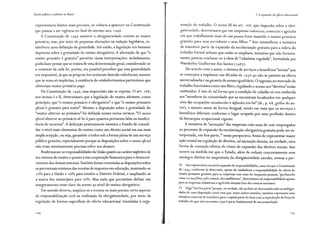 Escola pública e pobreza no Brasil
representaria limites mais precisos, só voltaria a aparecer na Constituição
que passou a ter vigência no final do mesmo ano, r 946.
A Constituição de 1946 manteve a obrigatoriedade restrita ao ensino
primário, mas, por meio de pequenas alterações na redação legislativa, es-
tabeleceu nova definição da gratuidade. Até então, a legislação era bastante
imprecisa sobre a gratuidade do ensino obrigatório. A afirmação de que "o
ensino primário é gratuito" permitia várias interpretações: isoladamente,
podia fazer pensar que se tratava de uma determinação geral; considerando-se
o contexto de cada lei, porém, era possível perceber que essa generalidade
era impossível, já que as próprias leis acabavam fazendo referências, mesmo
que às vezes só implícitas, à existência de estabelecimentos particulares que
ofereciam ensino primário pago.
Na Constituição de 1946, essa imprecisão não se repetiu. O art. 168,
nos incisos 1 e II, determinava que a legislação do ensino adotasse, como
princípio, que "o ensino primário é obrigatório" e que "o ensino primário
efl.cial é gratuito para todos". Mesmo a disposição sobre a gratuidade do
"ensino ulterior ao primário" foi definida nesses novos termos: "O ensino
eficial ulterior ao primário sê-lo-á para quantos provarem falta ou insufici-
ência de recursos". A definição praticamente isentava o Estado de consoli-
dar o nível mais elementar do ensino como um direito social em sua mais
ampla acepção, ou seja, garantido a todos sob a forma plena de um serviço
público gratuito, especialmente porque as disposições sobre o ensino eficial
não eram minimamente precisas sobre seu alcance.
Reafirmaram-se responsabilidades da União quanto ao caráter supletivo de
seu sistema de ensino e quanto à sua cooperação financeira para o desenvol-
vimento dos demais sistemas.Também foram retomadas as disposições sobre
os percentuais mínimos das receitas de impostos em educação, mantendo-se
r o% para a União e 20% para estados e Distrito Federal, e ampliando-se
a marca dos municípios para 20%. Mas nada que permitisse definir um
asseguramento mais claro do acesso ao nível de ensino obrigatório.
Em sentido diverso, ampliou-se e tornou-se mais preciso certo aspecto
da responsabilização civil na realização da obrigatoriedade, por meio da
regulação de formas específicas de oferta educacional vinculadas à orga-
104
2. A expansão da eferta educacional
nização do trabalho. O inciso III do art. 168, que dispunha sobre a obri-
gatoriedade, determinava que em empresas industriais, comerciais e aarícolas
em que trabalhassem mais de cem pessoas fosse mantido o ensino primário
gratuito para seus servidores e seus filhos. 24
Isso intensificou a tentativa
de transferir parte da expansão da escolarização gratuita para a esfera do
trabalho formal urbano que então se ampliava, tentativa que não fortuita-
mente parecia coadunar-se à ideia de "cidadania regulada", formulada por
Wanderley Guilherme dos Santos ( 198 7).
De acordo com o autor, o sistema de serviços e benefícios "sociais" que
se começava a implantar nas décadas de 1930-40 não se pautava na oferta
universalizada e na garantia de acesso igualitário. O ingresso no mercado de
trabalho funcionava como um filtro, regulando o acesso aos "direitos"então
instituídos. E isso de tal forma que a condição de cidadão só era conferida
aos "membros da comunidade que se encontram localizados em qualquer
uma das ocupações reconhecidas e defi.nidas em lei" (ib., p. 68, grifos do au-
tor), e mesmo assim de forma desigual, tendo em vista que os serviços e
benefícios diferiam conforme o lugar ocupado por uma profissão dentro
da hierarquia ocupacional vigente.
A tentativa de "anexação" das empresas com mais de cem empregados
ao processo de expansão da escolarização obrigatória gratuita pode ser in-
terpretada, em boa parte,25
nessa perspectiva. Antes de representar maior
ação estatal na regulação de direitos, tal anexação denota, na verdade, uma
forma de contenção efetiva do ritmo de expansão dos direitos sociais. Isso
ocorre na medida em que o Estado, além de reduzir concretamente seus
encargos diretos na empreitada da obrigatoriedade escolar, atenua a per-
24 Isso representou razoável expansão de responsabilidades, uma vez que a Constituição
de r 9 34, conforme já observado, apesar de estabelecer a responsabilidade de oferta do
ensino primário gratuito para as empresas com mais de cinquenta pessoas, "perfazendo
estas eos seus.filhos, pelo menos, dez analfabetos", determinava tal responsabilidade apenas
para as empresas industriais e agrícolas situadas fora dos centros escolares.
25 Digo "em boa parte" porque, na verdade, não podem ser desconsideradas as ambigui-
dades de urna disposição corno essa que, entre outros sentidos, também representa uma
tentativa concreta de transferir para o capital parte do ônus com a reprodução da força de
trabalho de que este necessita e que é parte fundamental de sua acumulação.
ro_ç
 