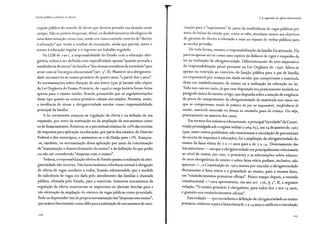 Escola pública e pobreza no Brasil
cepção pública do sentido ele dever que deveria presidir sua atuação nesse
campo. Não se podem desprezar, afinal, os desdobramentos ideológicos de
uma determinação como essa, tendo em vista o sentido restrito de "direito
à educação" que tende a resultar da vinculação, ainda que parcial, entre o
acesso à educação regular e o ingresso no trabalho regulado.
Na LDB de 196 1, a responsabilidade do Estado com a educação obri-
gatória voltou a ser definida com especificidade apenas "quando provada a
insuficiência de meios" da família e "dos demais membros da sociedade" para
arcar com os "encargos educacionais" (art. 3º,II). Manteve-se a obrigatorie-
dade circunscrita ao ensino primário de quatro anos, "a partir dos 7 anos".
As normatizações sobre duração de ano letivo (que já haviam sido objeto
da Lei Orgânica do Ensino Primário, de 1946) e carga horária foram feitas
apenas para o ensino médio, ficando presumido que as regulamentações
desse tipo quanto ao ensino primário cabiam aos estados. Persistia, assim,
a tendência de situar a obrigatoriedade escolar como responsabilidade
principal da família.
A lei certamente avançou na regulação da oferta e na indução de sua
expansão, por meio da instituição ou da ampliação de mecanismos como
os de financiamento. Reiterou-se o percentual mínimo de 20% das receitas
de impostos para aplicação na educação, por parte dos estados, do Distrito
Federal e dos municípios, e aumentou-se o da União para 1 2%. Avançou-
-se, também, na normatização dessa aplicação por meio da conceituação
de "manutenção e desenvolvimento do ensino" e da definição do que podia
ou não ser considerado "despesas com o ensino".
Todavia, a responsabilização efetiva do Estado quanto àrealização da obri-
gatoriedade não ocorreu. Não havia nenhuma referência textual à obrigação
de oferta de vagas escolares a todos, ficando subentendido que a medida
de suficiência de vagas era dada pelo atendimento das famílias à chamada
pública, efetuada pelo Estado, para a matrícula. Inúmeros mecanismos da
regulação da oferta mantiveram-se imprecisos ou abriram brechas para a
não efetivação da ampliação do número de vagas públicas como prioridade.
Pode-se depreender isso da própria normatização das"despesas com ensino",
que acabou funcionando como álibi para a instituição de mecanismos de auto-
106
2. A expansão da eferta educacional
rização para o "suprimento" de parte da insuficiência de vagas públicas por
meio de bolsas de estudo que, como se sabe, atendiam menos aos objetivos
de garantia do direito à educação e mais ao repasse de verbas públicas para
as escolas privadas.
De toda forma, mesmo a responsabilização da família foi atenuada. Ela
parecia apenas servir como uma espécie de disfarce de rigor e empenho da
lei na realização da obrigatoriedade. Diferentemente do tom imperativo
da responsabilização penal presente na Lei Orgânica de 1946, falava-se
apenas na restrição ao exercício de função pública para o pai de família
ou responsável por criança em idade escolar que comprovasse a matrícula
desta em estabelecimento de ensino ou a realização da educação no lar.
Tudo isso caía no vazio, já que essa disposição era praticamente anulada no
parágrafo único do mesmo artigo, que dispunha sobre a isenção de exigência
da prova do cumprimento da obrigatoriedade de matrícula nos casos em
que se comprovasse estado de pobreza do pai ou responsável, insefi.ciência de
escolas, matrícula encerrada ou doença ou anomalia 9rave da criança. Ou seja,
praticamente na maioria dos casos.
Em termos dos mínimos educacionais, a principal"novidade"da Consti-
tuição promulgada sob o regime militar (1964-85), em 24 de janeiro de 1967
(que, entre outros problemas, não mencionava a vinculação de percentuais
da receita de impostos à educação), foi a ampliação da obrigatoriedade do
ensino da faixa etária de 7 a 1 2 anos para a de 7 a 14. Diversamente das
leis anteriores - em que a obrigatoriedade era principalmente relacionada
ao nível de ensino (no caso, o primário) e as informações sobre número
de anos obrigatórios de ensino e sobre faixa etária podiam, inclusive, não
~parecer-, a Constituição de 1967 inovou por vincular a obrigatoriedade
diretamente à faixa etária e a gratuidade ao ensino, para a mesma faixa,
em "estabelecimentos primários oficiais". Pouco tempo depois, a emenda
constitucional 1/i969 apresentaria, em seu art. 176, § 3º, II, a seguinte
redação: "O ensino primário é obrigatório, para todos dos 7 aos 14 anos,
e gratuito nos estabelecimentos oficiais".
Essa redação - que reconduziu a definição de obrigatoriedade ao ensino
primário, reiterou-a para a faixa etária de 7 a 14 anos e ratificou a vinculação
107
 