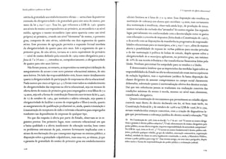 Escola pública e pobreza no Brasil
estrita da gratuidade aos estabelecimentos oficiais - seria a base da posterior
extensão da obrigatoriedade e da gratuidade para oito anos de ensino, por
meio da lei 5.692/1971. Essa lei, que reformou a LDB de 1961 quanto
aos níveis de ensino correspondentes ao primaria, ao secundaria e ao nível
médio, agregou o ensino secundaria (que antes aparecia como um nível
próprio) ao primaria, criando um nível "elementar" de ensino, o primeiro
grau, composto de oito séries, subdividas em dois segmentos de quatro
séries. Esse processo de agregação permitiu a expansão formal imediata
da obrigatoriedade de quatro para oito anos. Sob o argumento de que o
primeiro grau, de oito séries, tornava-se o novo equivalente do primaria
- nível de ensino definido pela emenda de 1969 como obrigatório para a
faixa de 7 a 14 anos-, estendeu-se, compulsoriamente, a obrigatoriedade
de quatro para oito anos letivos.
Não foram poucas, no entanto, as imprecisões ou restrições àdefinição do
asseguramento do acesso a esse novo patamar educacional mínimo, de oito
anos letivos. Do lado das responsabilidades civis, houve maior detalhamento
quanto àobrigatoriedade de participação de empresas na oferta educacional.
Nada menos que cinco artigos (4 7-51) foram reservados ao estabelecimento
de obrigatoriedades das empresas na oferta educacional, seja em termos de
oferta direta de ensino de primeiro grau para empregados e seus filhos de 7 a
14 anos, seja sob a forma de contribuição financeira nos termos da lei 4.440,
de 27 de outubro de 1964, que instituíra o salario-educação, seja quanto à
obrigatoriedade de facilitar o acesso de empregados e filhos à escola, quanto
ao asseguramento de qualificação profissional ou, ainda, quanto àinstalação e
àmanutenção de receptores de radio e televisão educativos para empregados
residentes nas dependências de empresas de qualquer tipo.
No que diz respeito à oferta por parte do Estado, observam-se os se-
guintes pontos. Em primeiro lugar, num contexto educacional em que
a baixa qualidade e a oferta insuficiente de educação escolar, bem como
os problemas estruturais do país, estavam fortemente implicadas com o
atraso da escolarização dos que conseguiam ingressar no sistema público, a
disposição sobre a gratuidade culpabilizava, mais uma vez, as vítimas, ja que
a garantia de gratuidade do ensino de primeiro grau em estabelecimentos
!08
2. A expansão da oferta educacional
oficiais limitava-se à faixa de 7 a 14 anos. Essa disposição não resultou na
instituição de cobrança aos alunos que excediam 14 anos, mas certamente
deu sustentação à tendência, observada ainda hoje, de produção de meca-
nismos variados de exclusão dos "atrasados" do ensino regular. Em segundo
lugar, parcialmente em conformidade com a desvinculação entre os gastos
com educação e a receita de impostos (feita desde a Constituição de 1967),
e de acordo com as disposições de transferência progressiva de responsabi-
lidades educacionais para os municípios, a lei 5. 69 2/ 197 1, além de manter
aberta a possibilidade de repasse de verbas públicas para escolas privadas
e de dar sustentação à política de bolsas de estudo, dispôs apenas sobre a
obrigatoriedade de os municípios aplicarem, no primeiro grau, um mínimo
de 20% de sua receita tributaria e das transferências financeiras feitas pela
União. Nenhum percentual foi estipulado para os estados e a União.
Édesnecessario lembrar que as imprecisões das medidas legais sobre as
responsabilidades do Estado na oferta educacional não eram meros equívocos
de redação legislativa, mas o equivalente jurídico da baixa disposição das
classes dirigentes de assumir compromissos no campo social claramente
delineados, sobretudo quanto à universalização efetiva dos direitos sociais.
Daí que tais referências jamais se traduziam em realização concreta das
condições mínimas do acesso à escola, mesmo no nível mais elementar,
considerado obrigatório.
Quanto àinstituição de mecanismos que permitissem ao cidadão algum
controle mais direto do direito declarado em lei só bem mais tarde na
' '
Constituição Federal de 5 de outubro de 1988 e na LDB de 1996, lei 9. 394,
seriam estabelecidos avanços concretos, com a criação de dispositivos le-
g~is que permitissem a cobrança jurídica do direito social à educação.26 Tal
26 Na Constituição de r988, trata-se dos§§ 1º e 2º do art. 208: "O acesso ao ensino obriga-
tório e gratuito é direito público subjetivo"; "O não oferecimento do ensino obrigatório pelo
poder público, ou sua oferta irregular, importa responsabilidade da autoridade competente".
Na LDB de r 996, trata-se do art. 5º: "O acesso ao ensino fundamental é direito público sub-
jetivo, podendo qualquer cidadão, grupo de cidadãos, associação comunitária, organização
sindical, entidade de classe ou outra legalmente constituída, e, ainda, o Ministério Público,
acionar o poder público para exigi-lo". Esse mesmo artigo, em seus cinco parágrafos, dispõe
sobre meios e forma de responsabilização do poder público e reclamação judicial.
109
 