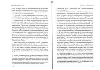 Escola pública e pobreza no Brasil
avanço, no entanto, mesmo que represente a abertura de um novo canal
de ação para as lutas sociais por melhorias no acesso à educação, ainda não
se consolidou plenamente, considerando-se os efeitos que pode propiciar
se usado de forma mais intensa e sistemática.
A CF de 1988 e a LDB de 1996 avançariam em diversos outros aspec-
tos do "reconhecimento" do direito à educação, quanto à sua declaração
e aos novos termos de seu asseguramento. Em relação à obrigatoriedade
e à gratuidade, a CF de 198 8 amplia, em pontos importantes, os termos
até então definidos pela lei 5.692/ 1971. A declaração do dever do Estado
com a educação e a garantia de ensino gratuito em estabelecimentos oficiais
ganham precisão. A declaração da gratuidade do ensino obrigatório não é
mais vinculada a uma faixa etária específica. A progressiva extensão da obri-
gatoriedade e da gratuidade do ensino médio, o atendimento educacional
especializado para os portadores de deficiência, o atendimento em creche
e pré-escola às crianças de o a 6 anos e a oferta de ensino regular noturno
aparecem também como dever do Estado com a educação - disposição
que não garante efetivamente a oferta desses níveis e modalidades de ensino
para todos, mas que, sem duvida, representa um avanço, especialmente no
que tange às ambiguidades das leis anteriores sobre as responsabilidades
relativas à oferta de ensino.
Outros avanços podem ser identificados na retomada e na ampliação
dos percentuais mínimos das receitas de impostos e transferências para
aplicação obrigatória na manutenção e no desenvolvimento do ensino (art.
2 12) - 18%, União; 25%, estados, municípios e Distrito Federal - e
na especificação de certas delimitações a respeito do tipo de despesas
que podem ser consideradas dentro desse percentual.27
Mas a Emenda
27 A LDB de 1 996 detalharia esse ponto. De toda forma, isso já aparece no texto cons-
titucional no indicativo de que a distribuição dos recursos deve se dar de modo a assegurar
a prioridade ao atendimento do ensino obrigatório e na disposição sobre a não inclusão
dos programas suplementares de alimentação e assistência asaúde nesse percentual (eles
deveriam ser financiados por contribuições sociais ou outros recursos orçamentários).
Restrições como a desse segundo caso já vinham sendo objeto de leis anteriores, mas só
em 1988 tornaram-se matéria constitucional, ganhando, portanto, maior força.
I 10
2. A expansão da eferta educacional
Constitucional 14, de 12 de setembro de 1996,28
reduziria esses avanços
em diversos aspectos.
A emenda estabelece mecanismos e parâmetros mais rigorosos para a
aplicação financeira, especialmente, no nível de ensino obrigatório: o funda-
mental. No entanto, é marcada por forte ambiguidade. Como mostra Davies
( 2001 ), além de suprimir ampliações instituídas no texto original da Consti-
tuição, a emenda acena com novas ampliações cuja efetivação, porém, tende
a ser contida pelas regras de aplicação financeira instituídas por ela mesma.
Quanto à supressão de ampliações instituídas, a redação original do
art. 60 do Ato das Disposições Constitucionais Transitórias da CF de 198 8
determinava, nos dez primeiros anos da promulgação da Constituição, a
aplicação, por parte "do poder público" (portanto, União, estados, municí-
pios e Distrito Federal), de pelo menos 50% dos recursos previstos no art.
2 1 2 para"eliminar o analfabetismo e universalizar o ensino fundamental". A
EC 14/ 1996, ao dar nova redação a esse artigo, em primeiro lugar simples-
mente suprime a expressão "poder público", substituindo-a por "estados,
municípios e Distrito Federal", deixando de fora a União. Em segundo lugar,
amplia para 60% o percentual a ser destinado por estados, municípios e
Distrito Federal"à manutenção e ao desenvolvimento do ensino fundamen-
tal, com o objetivo de assegurar a universalização de seu atendimento e a
remuneração condigna do magistério", não mencionando a eliminação do
analfabetismo. Esses dois pontos suprimidos - a participação financeira
da União nos termos estabelecidos na Constituição de 1988 e a elimina-
ção do analfabetismo - reaparecem num parágrafo à parte (§ 6°), o qual
estabelece que a União deverá aplicar, "na erradicação do analfabetismo e
na manutenção e desenvolvimento do ensino fundamental", no mínimo, o
28 A emenda modificou os arts. 34, 208, 211 e 2 12 da CF de 1988 e deu nova redação
ao art. 60 do Ato das Disposições Constitucionais Transitórias. Criou um fundo de natu-
reza contábil, o Fundo de Manutenção e Desenvolvimento do Ensino Fundamental e de
Valorização do Magistério (Funde!), implicado com uma subvinculação (a favor do ensino
fundamental) de parte dos recursos orçamentários de aplicação obrigatória em manutenção
e desenvolvimento do ensino e com uma nova dinâmica de distribuição desses recursos.
Sua regulamentação se deu logo após, por meio da lei 9 .424, de 24 de dezembro de 1996,
sobre a organização, implantação e funcionamento do Fundef.
III
 