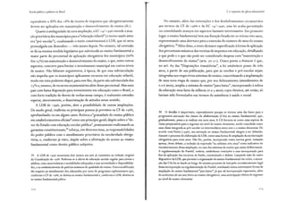 Escola pública e pobreza no Brasil
equivalente a 30% dos 1 8% da receita de impostos que obrigatoriamente
devem ser aplicados em manutenção e desenvolvimento do ensino (ib.).
Quanto àambiguidade da nova ampliação, a EC 14/ 1996 estende a atua-
ção prioritária dos municípios para a"educação infantil" (o termo usado antes
era "pré-escolar"), coadunando o texto constitucional à LDB, que só seria
promulgada em dezembro - três meses depois. No entanto, tal extensão
se dá na mesma medida legislativa que subvincula ao ensino fundamental a
maior parte do percentual de aplicação obrigatória dos municípios (60%
dos 2 5%) em manutenção e desenvolvimento do ensino, o que, entre outros
aspectos, concorre para limitar o investimento municipal em outros níveis
de ensino. Não faltaram argumentos, à época, de que essa subvinculação
não impedia que os municípios aplicassem recursos em educação infantil,
tendo em vista poderem dispor, para esse fim, da parte não subvinculada dos
2 5% e, mesmo, de recursos orçamentários além desse percentual. Mas num
país com baixa disposição para investimento em educação como o Brasil, e
com forte tradição de desvio de verbas nesse campo, é realmente estranho
esperar, sinceramente, a disseminação de atitudes nesse sentido.
A LDB de r 996, porém, abre a possibilidade de outras ampliações.
De modo geral, reafirma os principais pontos já previstos na CF de 1988,
aprofundando-os em alguns casos. Reitera a"gratuidade do ensino público
em estabelecimentos oficiais"como um princípio geral; dispõe sobre o "de-
ver do Estado com educação escolar pública", praticamente reafirmando as
garantias constitucionais;29
reforça, em diversos itens, as responsabilidades
do poder público com o atendimento prioritário da escolaridade obriga-
tória; e, conforme já visto, dispõe sobre a efetivação do acesso ao ensino
fundamental como direito público subjetivo.
29 A LDB de 1996 acrescenta dois incisos aos sete já constantes na redação original
da Constituição de 1988. Referem-se aoferta de educação escolar regular para jovens e
adultos, com características e modalidades adequadas a suas necessidades e disponibilida-
des, e ao estabelecimento de padrões mínimos de qualidade de ensino. Outra modificação
diz respeito ao atendimento dos educandos por meio de programas suplementares que,
conforme a CF de 1988, se destina ao ensino fundamental e, conforme a LDB, destina-se
ao ensino fundamental público.
1 1 2
2.A expansão da eferta educacional
No entanto, além das reiterações e dos desdobramentos circunscritos
aos termos da CF de 1988 e da EC 14/1996, essa lei acaba permitindo
ou consolidando avanços em aspectos bastante interessantes. Em primeiro
lugar, o ensino fundamental tem sua duração fixada em no mínimo oito anos,
representando uma abertura para a extensão do número de anos do ensino
obrigatório. 30
Além disso, o texto dá maior especificação àforma de aplicação
dos percentuais mínimos das receitas de impostos em educação, detalhando
o que pode e o que não pode ser considerado despesa com "manutenção e
desenvolvimento de ensino" (arts. 70-7 r). Outro ponto a destacar é que,
no art. 89 das "Disposições transitórias", a lei estabelece prazo de três
anos, a partir de sua publicação, para que as creches e pré-escolas sejam
integradas aos respectivos sistemas de ensino, concretizando a implantação
de uma nova etapa de ensino que, por seu delineamento (atendimento de
o a 6 anos), amplia o sistema de ensino "para baixo", incorporando à esfera
da educação uma faixa da infância (o a 3 anos) cujos direitos, até então, só
haviam sido formulados em termos da assistência à saúde e social.
30 O detalhe é importante, especialmente porque se tornou uma das bases para a
progressiva anexação das classes de alfabetização (CAs) ao ensino fundamental, que,
gradualmente, passa a se realizar em nove anos. A CA formou-se como uma espécie de
classe preparatória para o ingresso no nível de ensino elementar, sendo concebida como
uma classe integrada ao pré-escolar ou intermediária entre este e o ensino elementar. De
acordo com Vieira ( 1996), sua anexação ao ensino fundamental chegou a ser debatida,
durante o processo de elaboração da LDB, como uma forma de ampliação da escolarização
obrigatória para nove anos. Não foi, porém, incorporada como norma geral, restando
apenas, desse debate, a inclusão da expressão "no mínimo oito anos" como indicativo do
reconhecimento dessa ampliação, no caso dos sistemas de ensino que assim deliberassem.
A regulamentação do Fundef, todavia, estabeleceu restrições a essa incorporação para
fins da aplicação dos recursos do fundo, reacendendo o debate. Lançando mão de outro
dispositivo da LDB, que permite a organização do ensino fundamental em ciclos, a anexa-
ção das CAs foi se dando ao longo do mesmo processo de luta pelo reconhecimento legal
dessa incorporação na regulamentação do Fundef, resultando numa interessante forma de
ampliação do ensino fundamental "para baixo", já que tal incorporação representa, além
do acréscimo de um ano letivo ao ensino obrigatório, uma antecipação efetiva do ingresso
no nível de ensino elementar.
1 1 3
 
