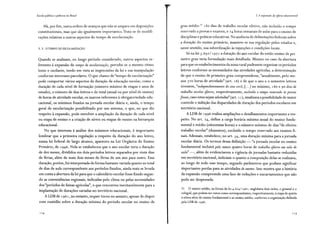 Escola pública e pobreza no Brasil
Há, por fim, outra ordem de avanços que não se ampara em disposições
constitucionais, mas que são igualmente importantes. Trata-se de modifi-
cações relativas a outros aspectos do tempo de escolarização.
2. 2. O TEMPO DE ESCOLARIZAÇÃO
Quando se analisam, no longo período considerado, outros aspectos re-
ferentes à expansão do tempo de escolarização, percebe-se o mesmo ritmo
lento e oscilante, tendo em vista as imprecisões da lei e sua manipulação
conforme interesses parcelares. O que chamo de "tempo de escolarização"
pode comportar vários aspectos da duração da educação escolar, como a
duração de cada nível de formação (número mínimo de etapas e anos de
estudo), o número de dias letivos e de total (anual ou por nível de ensino)
de horas de atividade escolar, os marcos referentes à obrigatoriedade edu-
cacional, os mínimos fixados na jornada escolar diária e, ainda, o tempo
geral de escolarização possibilitado por um sistema, o que, no que diz
respeito à expansão, pode envolver a ampliação da duração de cada nível
ou etapa de ensino e a criação de níveis ou etapas de ensino na hierarquia
educacional.
No que interessa à análise dos mínimos educacionais, é importante
lembrar que a primeira regulação a respeito da duração do ano letivo,
numa lei federal de largo alcance, apareceu na Lei Orgânica do Ensino
Primário, de 1946. Nela se estabeleceu que o ano escolar teria a duração
de dez meses, divididos em dois períodos letivos separados por vinte dias
de férias, além de mais dois meses de férias de um ano para outro. Essa
duração, porém, foi interpretada de forma bastante variada quanto ao total
de dias de aula correspondente aos períodos fixados, ainda mais se levada
em conta a abertura da lei para que o calendário escolar fosse fixado segun-
do as conveniências regionais, indicadas pelo clima ou pelas necessidades
dos "períodos de fainas agrícolas", o que concorreu inevitavelmente para a
implantação de durações variadas no território nacional.
A LDB de 1961, no entanto, sequer tocou no assunto, apesar de dispor
com exatidão sobre a duração mínima do período escolar no ensino de
114
2. A expansão da '!farta educacional
grau médio: 31
180 dias de trabalho escolar efetivo, não incluído o tempo
reservado a provas e exames, e 24 horas semanais de aulas para o ensino de
disciplinas e práticas educativas. Na ausência de delimitações federais sobre
a duração do ensino primário, manteve-se sua regulação pelos estados e,
nesse sentido, sua subordinação às injunções e condições locais.
Só na leis .69 2I 197 1 a duração do ano escolar do então ensino de pri-
meiro grau teria formulação mais detalhada. Mesmo no caso da abertura
para que os estabelecimentos da zona rural pudessem organizar os períodos
letivos conforme as necessidades das atividades agrícolas, a determinação
de que o ensino de primeiro grau compreendesse, "anualmente, pelo me-
nos 7 20 horas de atividade" (art. 1 8) e de que o ano e o semestre letivos
tivessem, "independentemente do ano civil, [... ] no mínimo, 1 80 e 90 dias de
trabalho escolar efetivo, respectivamente, excluído o tempo reservado às provas
finais, caso estas sejam adotadas" (art. 1 1), sinalizava a possibilidade de maior
controle e inibição das disparidades de duração dos períodos escolares em
território nacional.
A LDB de 1996 realiza ampliações e detalhamentos importantes ares-
peito. No art. 24, define a carga horária mínima anual do ensino funda-
mental e médio (oitocentas horas) e o número mínimo de dias "de efetivo
trabalho escolar" (duzentos), excluído o tempo reservado aos exames fi-
nais. Ademais, estabelece, no art. 34, uma duração mínima para a jornada
escolar diária. Os termos dessa definição - "a jornada escolar no ensino
fundamental incluirá pelo menos quatro horas de trabalho efetivo em sala de
aula"-, além de evidenciarem a vigência de jornadas bastante reduzidas
em território nacional, indiciam o quanto a composição delas se realizava,
ao longo de todo esse tempo, segundo parâmetros que podiam significar
importantes perdas para as atividades de ensino. Isso mostra que a história
da expansão compreende uma face de reduções e encurtamentos que não
pode ser desprezada.
31 O ensino médio, na forma da lei 4.024/ 1961, englobava dois ciclos, o ginasial e o
colegial, que podem ser vistos como correspondentes, respectivamente, à etapa de quinta
a oitava série do ensino fundamental e ao ensino médio, conforme a organização definida
pela LDB de 1996.
1 15
 