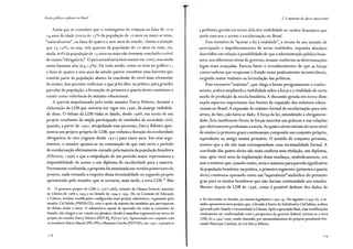 Escola pública e pobreza no Brasil
Ainda que se considere que o contingente de crianças na faixa de 1 o a
14 anos de idade (cerca de 15% da população de 1o anos ou mais) se situa,
"naturalmente", na faixa de quatro a sete anos de estudo, chama a atenção
que 7 5, 14°/o, ou seja, três quartos da população de 1o anos ou mais, ou,
ainda, 60% da população de 15 anos ou mais não tivessem concluído o nível
de ensino"obrigatório". O percentual seria bem menor em 2000, mas ainda
assim bastante alto (64, 13%). De todo modo, como se nota no gráfico 1,
a faixa de quatro a sete anos de estudo parece constituir uma barreira que
contém parte da população abaixo da conclusão do nível mais elementar
de ensino. Isso permite reafirmar o que já foi dito: na prática, para grandes
parcelas da população, a formação de primeira a quarta séries continuou a
existir como referência de mínimo educacional.
A querela impulsionada pelo então senador Darcy Ribeiro, durante a
elaboração da LOB que entraria em vigor em 1996, dá amarga visibilida-
de disso. O debate da LDB vinha se dando, desde 1988, em torno de um
projeto resultante da ampla participação de entidades da sociedade civil,
quando, a partir de 1992, atropelando esse processo, Darcy Ribeiro apre-
sentou um projeto próprio de LDB, que reduzia a duração da escolaridade
obrigatória de oito (vigente desde 1971) para cinco anos. Em seus argu-
mentos, o senador apoiava-se na constatação de que esse seria o período
de escolarização efetivamente cursado pela maioria da população brasileira
(Oliveira, 1996) e que a estipulação de um período maior representava a
impossibilidade de acesso a um diploma de escolaridade para a maioria.
Fortemente combatida, a proposta foi amenizada nas versões posteriores do
projeto, nada restando a respeito dessa terminalidade no segundo projeto
apresentado pelo senador, que se tornaria, mais tarde, a nova LDB. 32
Mas
32 O primeiro projeto de LDB (1.258/i988), oriundo da Câmara Federal, tramitou
na Câmara de 1988 a 199 3 e no Senado de 1994 a 1995. Ali, na Comissão de Educação
e Cultura, recebeu modificações configuradas num projeto substitutivo, organizado pelo
senador Cid Sabóia (PMDB-CE), com o apoio da maioria das entidades que participavam
do debate desde o início. O substitutivo, apesar de aprovado em todas as comissões do
Senado, não chegou a ser votado em plenário, devido à manobra regimental em torno do
projeto do senador Darcy Ribeiro (PDT-RJ, PLS 67 / 92). Apresentado em conjunto com
os senadores Marco Maciel (PFL-PE) e Maurício Corrêa (PDT-DF), em 1992, o projeto•
118
2. A expansão da eferta educacional
a polêmica gerada em torno dela deu visibilidade ao caráter dramático que
ainda marcava o acesso à escolarização no Brasil.
Essa tentativa de "ajustar a lei à realidade'', a recusa de seu sentido de
antecipação e impulsionamento de novas realidades, expunha absoluto
descrédito em relação à possibilidade de que a administração pública brasi-
leira, nos diferentes níveis de governo, atuasse conforme as determinações
legais mais avançadas. Parecia haver o reconhecimento de que as forças
conservadoras que ocupavam o Estado eram praticamente incontroláveis,
exigindo maior realismo na formulação das políticas.
Esse excessivo "realismo", que chega a beirar perigosamente o confor-
mismo, acabou ampliando a visibilidade sobre a força e a vitalidade de certo
modo de produção da escola brasileira. A discussão gerada em torno disso
expôs aspectos importantes dos limites da expansão dos mínimos educa-
cionais no Brasil. A expansão do mínimo formal de escolarização para oito
séries, de fato, não havia se dado. A força da lei, estendendo a obrigatorie-
dade, fora insuficiente frente às forças inscritas nas práticas e nas relações
que efetivamente produziam a escola. As quatro séries iniciais do novo nível
de ensino (o primeiro grau) continuavam compondo um conjunto próprio,
equivalente ao antigo ensino primário. O sentido de conjunto persistia,
mesmo que a ele não mais correspondesse uma terminalidade formal. A
conclusão das quatro séries não mais conferia uma titulação, um diploma,
mas, após vinte anos da implantação dessa mudança, simbolicamente, era
esse o mínimo que, quando muito, seria o máximo para parcela significativa
da população brasileira: na prática, o primeiro segmento (primeira a quarta
série) continuou operando como um "equivalente" simbólico do primeiro
grau para os muitos brasileiros que não dariam continuidade aos estudos.
Mesmo depois da LDB de 1996, como é possível deduzir dos dados de
•foi derrotado no Senado, na mesma legislatura (1991-4). Na seguinte (1995-8), o se-
nador apresentou novo projeto que, colocado àfrente do Substitutivo Cid Sabóia, acabou
aprovado pelo Senado e encaminhado àCâmara. Após a aprovação final, com modificações
nitidamente em conformidade com a perspectiva do governo federal, tornou-se a nova
LDB, lei 9.394/ 1996, sendo chamada, por encaminhamento do próprio presidente Fer-
nando Henrique Cardoso, de Lei Darcy Ribeiro.
119
 