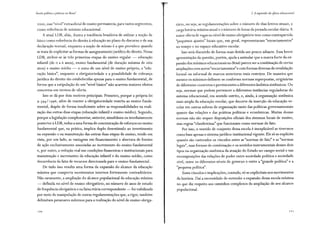 Escola pública e pobreza no Brasil
2 ooo, esse "nível" extraoficial de ensino permanecia, para vastos segmentos,
como referência de mínimo educacional.
A atual LDB, aliás, ilustra a tendência brasileira de utilizar a noção de
básico como referência do direito à educação no plano do discurso e de sua
declaração textual, enquanto a noção de mínimo é a que prevalece quando
se trata de explicitar as formas de asseguramento jurídico do direito. Nessa
LDB, atribui-se às três primeiras etapas do ensino regular - educação
infantil (de o a 6 anos), ensino fundamental (de duração mínima de oito
anos) e ensino médio - o status de um nível de ensino próprio, a "edu-
cação básica", enquanto a obrigatoriedade e a possibilidade de cobrança
jurídica do direito são estabelecidas apenas para o ensino fundamental, de
forma que a estipulação de um "nível básico" não acarreta maiores efeitos
concretos em termos de oferta.
Isso se dá por dois motivos principais. Primeiro, porque a própria lei
9. 394/ 1996, além de manter a obrigatoriedade restrita ao ensino funda-
mental, dispõe de forma insuficiente sobre as responsabilidades na reali-
zação das outras duas etapas (educação infantil e ensino médio). Segundo,
porque a legislação complementar, anterior, simultânea ou imediatamente
posterior à LDB, induz a uma forma de concentração de esforços no ensino
fundamental que, na prática, implica duplo desestímulo ao investimento
na expansão e na manutenção das outras duas etapas de ensino, tendo em
vista, por um lado, as vantagens em financiamento e abertura de frentes
de ação exclusivamente associadas ao incremento do ensino fundamental
e, por outro, a redução real nas condições financeiras e institucionais para
manutenção e incremento da educação infantil e do ensino médio, como
decorrência da fatia de recursos direcionada para o ensino fundamental.
De tudo isso resulta uma forma de expansão do alcance da educação
mínima que comporta movimentos internos fortemente contraditórios.
Não raramente, a ampliação do alcance populacional da educação mínima
- definida no nível de ensino obrigatório, no número de anos de estudo
de frequência obrigatória e na faixa etária correspondente - foi viabilizada
por meio da manipulação de outras regulamentações que, a rigor, também
delimitam patamares mínimos para a realização do nível de ensino obriga-
!20
2. A expansão da eferta educacional
tório, ou seja, as regulamentações sobre o número de dias letivos anuais, a
carga horária mínima anual e o número de horas da jornada escolar diária. A
maior oferta de vagas no nível de ensino obrigatório teve como contrapartida
"pequenos ajustes" locais que, em geral, representaram "encurtamentos"
no tempo e no espaço educativo escolar.
Isso será discutido de forma mais detida um pouco adiante. Essa breve
apresentação da questão, porém, ajuda a assinalar que a marca forte da ex-
pansão dos mínimos educacionais no Brasil parece ser a combinação de certas
ampliações com novos "encurtamentos"e com formas diversas de revalidação
formal ou informal de marcos anteriores mais restritos. De maneira que
mesmo os mínimos definem-se conforme normas superpostas, originárias
de diferentes contextos e pertencentes a diferentes âmbitos sistêmicos. Ou
seja, normas que podem pertencer a diferentes instâncias reguladoras do
sistema educacional, em sentido estrito, e, ainda, à organização sistêmica
mais ampla da educação escolar, que decorre da inserção da educação es-
colar em outras esferas de organização tanto das políticas governamentais
quanto das relações e das práticas políticas e econômicas. Muitas dessas
normas não são sequer disposições oficiais dos sistemas locais de ensino,
mas regras "clandestinas" que funcionam como normas de fato.
Por isso, o sentido de conjunto dessa escola é inexplicável se tivermos
como base apenas o sistema jurídico-institucional vigente. Ele só se explicita
d - d '1 " dC""
quan o sao rastrea os os vmcu os entre as normas e iato e as normas
legais", suas formas de combinação e os sentidos instrumentais desses dois
tipos na organização sistêmica da atuação do Estado no campo social e nas
recomposições das relações de poder entre sociedade política e sociedade
civil, entre os diferentes níveis de governo e entre a "grande política" e a
"pequena política".
Esses vínculos e implicações, contudo, só se explicitam nos movimentos
da história. Daí a necessidade de entender a expansão dessa escola mínima
no que diz respeito aos caminhos complexos da ampliação de seu alcance
populacional.
121
 
