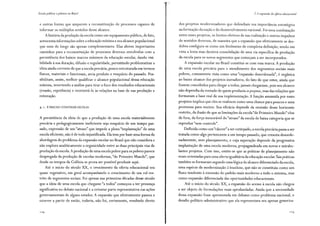 Escola pública e pobreza no Brasil
e outras fontes que amparem a reconstituição de processos capazes de
informar os múltiplos sentidos desse alcance.
A historia da produção da escola como um equipamento público, de fato,
acrescenta informações sobre a educação mínima e seu alcance populacional
que nem de longe são apenas complementares. Elas abrem importantes
caminhos para a reconstituição de processos diversos envolvidos com a
persistência dos baixos marcos mínimos da educação escolar, dando visi-
bilidade à sua duração, difusão e regularidade, permitindo problematizar a
ideia ainda corrente de que a escola precária, pouco estruturada em termos
físicos, materiais e funcionais, seria produto e resquício do passado. Pos-
sibilitam, assim, melhor qualificar o alcance populacional dessa educação
mínima, invertendo a análise para tirar o foco dos resultados educacionais
(evasão, repetência) e reorientá-lo às relações na base de sua produção e
reiteração.
4. I. É PRECISO CONSTRUIR ESCOLAS
A persistência da ideia de que a produção de uma escola materialmente
precária e pedagogicamente ineficiente seja resquício de um tempo pas-
sado, expressão de um "atraso" que impede a plena "implantação" de uma
escola eficiente, não é de todo injustificada. Ela tem por base uma forma de
abordagem do problema da expansão escolar no Brasil que não considera e
não explora analiticamente a organicidade entre as duas principais vias de
produção da escola. A produção de uma escola pobre para os pobres parece
despregada da produção de escolas modernas, "de Primeiro Mundo", que
desde os tempos da Colônia se prova ser possível produzir aqui.
Até o início do século XX, o crescimento da oferta educacional era
quase vegetativo, em geral acompanhando o crescimento de um rol res-
trito de segmentos sociais. Foi apenas nas primeiras décadas desse século
que a ideia de uma escola que chegasse "a todos" começou a ter presença
significativa no debate nacional e a orientar parte representativa é.as ações
governamentais de alguns estados. A expansão que efetivamente passou a
ocorrer a partir de então, todavia, não foi, certamente, resultado direto
124
2. A expansão da eferta educacional
dos projetos modernizadores que defendiam sua importância estratégica
na formação da nação e do desenvolvimento nacional. Foi uma combinação
entre esses projetos, os limites efetivos de sua realização e outros impulsos
de sentidos diversos, de maneira que a expansão que efetivamente sedes-
dobra configura-se como um fenômeno de complexa definição, tendo em
vista a lenta mas decisiva consolidação de uma via específica de produção
da escola para os novos segmentos que começam a ser incorporados.
A expansão escolar no Brasil constitui-se com essa marca. A produção
de uma escola precária para o atendimento dos segmentos sociais mais
pobres, comumente vista como uma "expansão desordenada'', é orgânica
ao baixo alcance dos projetos inovadores, do fato de que estes, ainda que
fossem concebidos para chegar a todos, jamais chegariam, pois seu alcance
não dependia da vontade de quem produzia os projetos, mas das relações que
formavam a base real de sua implementação. A função assumida por esses
projetos implica que eles se realizem como uma chance para poucos e uma
promessa para muitos. Sua eficácia depende da omissão desse horizonte
restrito, da ilusão de que as limitações da escola "de Primeiro Mundo" vêm
de fora, da força inexorável do "atraso" da escola de baixa categoria que se
reproduz "sem controle".
Definida como um "câncer"a ser extirpado, a escola precária passa a ser
tratada como algo pertencente a um tempo passado, que cresceu desorde-
nadamente, sem planejamento, e cuja superação depende da progressiva
implantação de uma escola moderna, propagandeada em novos e mirabo-
lantes projetos. Com isso, omite-se que as práticas de planejamento não
eram orientadas para uma oferta igualitária da educação escolar.Tais práticas
também se formavam segundo uma 16gica de alcance diferenciado da escola,
u·ma espécie de modernização à brasileira, que não se constituiu como um
fluxo tendente à extensão do padrão mais moderno a todo o sistema, mas
como expansão diferenciada das oportunidades educacionais.
Até o início do século XX, a expansão do acesso à escola não chegou
a ser objeto de formulações mais aprofundadas. Ainda que a necessidade
dessa expansão fosse apresentada em debates como problema nacional, o
desafio político-administrativo que ela representava era apenas generica-
12~
 