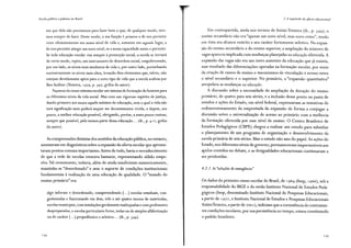 Escola pública e pobreza no Brasil
em que dela não precisemos para fazer bem o que, de qualquer modo, tere-
mos sempre de fazer. Deste modo, a sua função e primeiro a de nos permitir
viver eficientemente em nosso nível de vida e, somente em seaundo lugar, a
de nos permitir atingir um novo nível, se a nossa capacidade assim o permitir.
Se toda educação escolar visa sempre à promoção social, a escola se tornará
de certo modo, repito, um instrumento de desordem social, empobrecendo,
por um lado, os níveis mais modestos de vida e, por outro lado, perturbando
excessivamente os níveis mais altos, levando-lhes elementos que, talvez, não
estejam devidamente aptos para o novo tipo de vida que a escola acabou por
lhes facilitar (Teixeira, 1979, p. 397, grifos do autor).
Façamos do nosso sistema escolar um sistema de formação do homem para
os diferentes níveis da vida social. Mas com um vigoroso espírito de justiça,
dando primeiro aos muitos aquele mínimo de educação, sem o qual a vida não
terá significação nem poderá sequer ser decentemente vivida, e depois, aos
poucos, a melhor educação possível, obrigando, porem, a esses poucos custear,
sempre que possível, pelo menos parte dessa educação ... (ib., p. 4 r 2, grifos
do autor).
As compreensões distintas dos sentidos da educação pública, no entanto,
assentavam em diagnósticos sobre a expansão da oferta escolar que apresen-
tavam pontos comuns importantes. Antes de tudo, havia o reconhecimento
de que a rede de escolas crescera bastante, representando sólido empe-
nho. Tal crescimento, todavia, além de ainda insuficiente numericamente,
mantinha-se "desordenado" e sem o suporte de condições institucionais
fundamentais à realização de uma educação de qualidade. O "mundo do
ensino primário" era
134
algo informe e desordenado, compreendendo [... ] escolas estaduais, con-
gestionadas e funcionando em dois, três e ate quatro turnos de matrículas,
escolas municipais, com instalações geralmente inadequadas e com professores
despreparados, e escolas particulares livres, todas ou de simples alfabetização
ou de caráter[... ) propedêutico e seletivo... (ib., p. 394).
2. A expansão da eferta educacional
Em contrapartida, ainda nos termos de Anísio Teixeira (ib., p. 394), 0
ensino secundário não era "apenas um novo nível, mas novo reino", tendo
em vista seu alcance restrito e seu caráter fortemente seletivo. Na expan-
são do ensino secundário e do ensino superior, a ampliação do número de
vagas aparecia implicada com mudanças planejadas na educação oferecida. A
expansão das vagas não era um mero aumento da educação que já existia,
mas resultado das diferenciações operadas na formação escolar, por meio
da criação de ramos de ensino e mecanismos de vinculação e acesso entre
o nível secundário e o superior. No primário, a "expansão quantitativa"
atropelava as mudanças na educação.
A discussão sobre a necessidade de ampliação da duração do ensino
primário, de quatro para seis séries, e a inclusão desse ponto na pauta de
estudos e ações do Estado, em nível federal, expressavam as tentativas de
redimensionamento da empreitada da expansão de forma a conjugar a
discussão sobre a universalização do acesso ao primário com a melhoria
da formação oferecida por esse nível de ensino. O Centro Brasileiro de
Estudos Pedagógicos (CBPE) chegou a realizar um estudo para subsidiar
o planejamento de um programa de organização e desenvolvimento da
escola primária de seis séries. Mas o estudo não saiu do papel. As ações do
Estado, nos diferentes níveis de governo, permaneceram impermeáveis aos
apelos contidos no debate, e as desigualdades educacionais continuaram a
ser produzidas.
4.2.1.As"soluções de emergência"
Os dados do primeiro censo escolar do Brasil, de 1964 (lnep, 1966), sob a
.responsabilidade do IBGE e do então Instituto Nacional de Estudos Peda-
gógicos (lnep, denominado Instituto Nacional de Pesquisas Educacionais,
a partir de r 97 2, e Instituto Nacional de Estudos e Pesquisas Educacionais
AnísioTeixeira, a partir de 2oo 1), indiciam que a coexistência de contrastan-
tes condições escolares, por sua persistência no tempo, estava constituindo
o padrão brasileiro.
 
