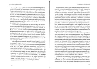 Escola pública e pobreza no Brasil
Em 1964, dos 107.41 1 prédios escolares que ofereciam ensino primário,
apenas 49.024 haviam sido especialmente construídos com essa finalidade
e 6).414 não eram prédios próprios (8.974 eram alugados e )6.440 eram
cedidos). A transformação de um prédio comum em escola, na maior parte
das vezes, não implicava trabalho nem despesas extras: entre os prédios não
construídos originalmente como escolas, apenas 18.39 2 haviam passado por
adaptações. Isso talvez explique por que, em 42 .808 prédios, as atividades
eram mistas, ou seja, a educação escolar ainda dividia espaço com atividades
regulares de outra natureza. Talvez também esclareça a grande diversidade
de condições físicas das escolas.
Contrariando o aspecto glamoroso que marca boa parte das represen-
tações da escola da década de 1960, especialmente na mídia, cujas expres-
sões mais conhecidas são o Colégio Militar e o Instituto de Educação, no
Rio de Janeiro, as escolas brasileiras formavam um quadro bem diverso.
Metade dos prédios escolares era ainda de adobe, madeira, taipa ou ma-
terial similar; 13.946 tinham piso de terra; 79. 604 não tinham qualquer
tipo de abastecimento de água (nem mesmo poço ou nascente, indicativo
de que prédios com postos ou nascentes nas cercanias eram considerados
com abastecimento); 6 1. 3 24 não tinham instalações sanitárias; e )2. 136 não
tinham área para recreio.
Esse quadro não era expressão apenas de formas "antigas" de produção
da escola, pelo simples aproveitamento de estruturas físicas já existentes.
Tais formas, ao que parece, eram permanentemente reabilitadas. Prova disso
é que, dos 23.402 prédios construídos especialmente para funcionarem
como escolas e utilizados exclusivamente para o ensino primário, 13.394
tinham apenas uma sala, 12. 6 7 2 não tinham abastecimento de água e 6. 248
não tinham sanitários. Também não eram características tão somente das
áreas rurais: dos 2 8. 6 79 prédios que ofereciam ensino primário em áreas
urbanas, só a metade fora construída com essa finalidade; 9. 222 abrigavam
atividades estranhas à educação escolar; 12.198 tinham apenas uma sala;
mais de 7.ooo eram de outros materiais que não alvenaria; 1 3. 2 1 9 não
tinham abastecimento de água; e 9 2 8 tinham piso de terra.
.•.• .,~?'-·'-
.~
2. A expansão da oferta educacional
A persistência de práticas como essas parecia sinalizar que nossa capa-
cidade de produzir desigualdades era inesgotável. Os casos contados no
simpósio "Educação nos territórios", promovido pelo CNE em 1966, e
discutidos por Jaime Abreu, em texto de 1968, ilustram bem isso. Enquanto
"escolas primárias modernamente concebidas e instaladas para ministrar
educação integral", mantidas pelo lnep, atestavam a capacidade brasileira de
produzir altos padrões escolares, em Roraima a inexistência de condições
higiênicas e pedagógicas mínimas precisava ser ignorada para que as escolas
rurais continuassem existindo. NoAmapá, várias escolas não tinham sequer
papel e lápis, e os professores, que moravam na escola e "pescavam seu sus-
tento" após as aulas, precisavam transferir-se de local ao final de cada ano,
por não terem como pagar seus débitos nas vendas locais. Em Rondônia,
muitas crianças tinham de navegar por até quarenta minutos para chegar
às escolas, que eram do tipo tapiris (quatro esteios de madeira cobertos de
palha), sem cadeiras nem mesas (Abreu, 1968, p. 16-7).
Num contexto marcado pelas ideias desenvolvimentistas, a persistência
dessas disparidades era difícil de explicar por qualquer outro esquema que
não o dualista, no qual os elos entre o "arcaico"e o "moderno" mantinham-se
invisíveis. O fato de que a crítica densa e insistente de então sequer arranhasse
aquela forma de produção da escola confirmava a existência de duas nações
dentro de um mesmo país. O fato de que a ação planejadora racional do
Estado central não impusesse limites significativos às práticas mais espúrias,
que ocorriam lá na ponta, nas instâncias locais de governo, suscitava interpre-
tações que, com frequência, categorizavam essas instâncias locais como uma
espécie de "não Estado" que, exatamente por essa condição, se apresentava
impermeável aos apelos da "razão". A relação capilar entre a grande política
e a produção de uma escola na medida das necessidades particulares de rear-
ranjos no poder local e de revitalização desse poder, mediante ocupação dos
postos periféricos do Estado, mantinha-se difícil de decifrar.
Ao longo de todo esse tempo, a escola fora objeto de lutas sociais que,
longe de se restringirem à reivindicação da ação do Estado, eram também
constituídas por ações de produção direta de formas alternativas de aten-
dimento escolar. Porém, na contramão desses acontecimentos, em que a
137
 