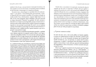Escola pública e pobreza no Brasil
também do fato de que, a uma permanente construção do moderno e do
bem equipado, em termos educacionais, correspondem práticas simultâneas
de desconstrução e desmontagem de conquistas já efetuadas.
Em muitos casos, a desmontagem ou a produção direta de escolas pre-
cárias é o que garante, a determinada gestão governamental, a "reser-
va" financeira que torna possível a produção de um número reduzido de
escolas-modelo. Estas, simbolicamente, cumprem dupla função. De um
lado, servem como propaganda, dando visibilidade à ação gover:i.amental
no campo educacional e "atestando" sua qualidade. De outro, atenuam o
desconforto em relação às escolas degradadas, porque as tornam menos vi-
síveis (as escolas-modelo, definitivamente, sempre se destacam na paisagem,
impondo-se como principal representação "da escola'', em seu conjunto)
e porque, funcionando na mesma lógica da "ilusão do desenvolvimento",40
fazem parecer que a realidade precária é apenas transitória e que sua su-
peração é uma questão de tempo.
Esse quadro mostra a insuficiência da polarização quantidade x qualidade
como esquema explicativo da expansão escolar no Brasil e corr:o figura-
-síntese da escola pública brasileira. Os recursos de ação usados para garantir
a expansão da oferta de vagas mostram que tal expansão não reproduziu
simplesmente um modelo inadequado de escola, mas esteve implicada na
produção de uma escola à qual passavam a caber funções diversas das que
nos acostumamos a tratar como "próprias da escola".
40 A referência de fundo, aqui, é principalmente o estudo de Giovanni Arrighi A ilusão
do desenvolvimento ( r 997). De modo geral, a discussão crítica sobre a ideologia do desen-
volvimento fornece elementos suficientes para compreender o papel estratégico que
as ações modelares cumprem na formação de um consenso em torno do projeto que se
apresenta como via de transformação abrangente de um determinado estado de coisas. Os
estudos de Arrighi ajudam a refinar a compreensão das formas como essas ações modelares
se impõem. Não se trata, de fato, apenas de uma promessa solta no ar. Há a produção de
uma experiência concreta que, apesar de restrita, impregna a percepção da realidade mais
ampla, em termos espaciais ou temporais, esfacelando acúmulos e nexos, er:tre lugares
e gerações, que permitiriam perceber o sentido parcial e temporário da melhora que se
apresenta como "tendência". A melhora parcial existe, é concreta: realiza parte da demanda
e atende seletivamente a uma parte da sociedade. Daí sua eficiência como isca, atraindo o
consenso necessário para que os padrões não igualitários possam renovar-se.
2. A expansão da eferta educacional
Resulta disso a necessidade de reconstrução conceituai da ideia de
expansão que não pode ser desprezada. No Brasil, mais que significar a
ampliação da presença da escola na vida nacional, pela ampliação de vagas
e pela diversificação dos níveis e modalidades de ensino, a expansão é um
fenômeno central na formação de uma escola estruturalmente distinta dos
modelos formativos habitualmente tratados como "a escola" por excelên-
cia, e que polarizam as leituras em negativo da escola pública brasileira.
Trata-se de um fenômeno, pois ocorre como expressão de ações não neces-
sariamente orientadas pelos mesmos motivos e para os mesmos fins, que
podem inclusive entrar em choque ou combinar-se bizarramente, como
diria Gramsci, mas que acabam por convergir para algo ao qual é possível
atribuir um sentido de conjunto que, no entanto, é irredutível a qualquer
plano de ação que tenha participado de sua produção.
5. É preciso construir escolas?
No início dos anos 1980, a rede escolar pública era bastante ampliada.
O número de estabelecimentos escolares que ofereciam o primeiro grau
aproximava-se de 200 mil, alcançando um patamar que se manteria até
metade da década de 1990. As matrículas, no mesmo nível de ensino,
ultrapassavam 20 milhões. A distribuição desses dois dados, conforme as
regiões ou áreas (urbana e rural), indica que, apesar da visível persistência
das desigualdades na oferta educacional, o território nacional estava pul-
verizado de escolas.
Dizia-se que "o ingresso na primeira série do primeiro grau" era "quase
universal no Brasil" (Fletcher e Ribeiro, 198 7, p. 1). Essa suposição - a
princípio reforçada pelos dados de matrícula e pelo impressionante número
de estabelecimentos escolares - não ''batia" com a mobilização de discursos
e ações governamentais em torno da abertura de novas escolas e com a
recepção positiva dessas expectativas por boa parte da sociedade, suscitando
um debate inédito em termos de expansão escolar no Brasil.
 