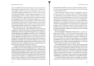 Escola pâblica e pobreza no Brasil
xeque a necessidade real de mais escolas. Nessa perspectiva, principalmente
representada pelas análises de Fletcher e Ribeiro ( 198 7), o problema do
ensino público no Brasil não seria mais de quantidade da oferta, mas de
racionalidade da gestão e qualidade do ensino. O acesso à escola elementar
estava quase universalizado, e, mediante ajustes administrativos e reorien-
tação pedagógica que dessem solução a problemas "endêmicos" como os
de evasão e repetência, as vagas existentes seriam suficientes para acolher
toda a população na faixa etária de escolaridade obrigatória (7 a 14 anos).
Por caminhos não previstos, essa interpretação se somaria a discussões, em
outras perspectivas, sobre ofracasso escolar, que passaria ao centro do debate
sobre a democratização do ensino, enquanto o tema da expansão entraria
em desprestígio acadêmico, passando a ser identificado com as visões tec-
nicistas e burocráticas ou com o oportunismo político-eleitoral.
Nesse meio-tempo, porém, a oferta educacional no Brasil continuaria a
se expandir; na esteira desse movimento de expansão, seria possível perceber
modificações na escola que só superficialmente poderiam ser explicadas por
medidas administrativas e pedagógicas vinculadas ao ensino. A ampliação da
oferta da educação escolar mínima mostrava-se vinculada a outras ampliações
da escola, sugerindo a necessidade de pôr em revista o próprio conceito de
expansão escolar, de forma a pensá-la não como processo de extensão de uma
instituição já constituída, mas como fenômeno implicado com a formação
histórica dessa instituição, envolvendo suas características materiais e orga-
nizacionais, bem como os múltiplos sentidos que a instituição adquire em
face de sua forma particular de presença na vida social.
Ao longo de toda a história da expansão da oferta educacional elemen-
tar no Brasil, um de seus mais importantes aspectos diz respeito ao fato
de que a ampliação do acesso levou gradualmente para a escola segmentos
populacionais cuja integração aos núcleos mais modernos da vida social e
econômica do país não apenas não havia se dado, como, em alguma medida,
não estava efetivamente"prevista". A expansão da oferta não se transformou,
a partir de certo momento, no acompanhamento do crescimento popu-
lacional. Persistiu e atualizou-se como uma saga de inserção social lenta e
precária de segmentos populacionais "pouco integráveis", cujo perfil tem
3. O robustecimento da escola
sido parcialmente redefinido a cada nova conjuntura econômica e política,
mas cuja presença na formação societária brasileira é estrutural e está longe
de ter peso apenas residual.
É nesse sentido que a expansão da oferta vem "atingindo" a escola sob
pelo menos dois aspectos. Em primeiro lugar, as referências socioculturais
e as expectativas que esses segmentos levam para a escola são bastante
distantes dos valores que fundamentam as ações e funções convencionadas
como "próprias" da educação escolar. Isso resulta em estranhamentos e
dificuldades de interlocução que, muitas vezes, têm sido simplesmente
interpretados como resultado do despreparo dos professores para a nova
"clientela" ou da incapacidade dos novos segmentos para a empreitada da
formação escolar. Em diferentes contextos, o "fracasso escolar" foi inter-
pretado, por muitos, desse modo, ou seja, abordado na superfície, sem que
as relações que produzem a distância entre instituição escolar e vida social
fossem de fato analisadas.
Mas essa integração marginal promovida pela escola - e este é o se-
gundo ponto da questão - bem cedo se mostrou útil ao Estado em for-
mação. Ensejou a formulação de propósitos e tarefas dirigidos à escola
que, de um ponto de vista educacional, reorientaram os sentidos forma-
tivos e, de um ponto de vista mais amplo, agregaram a essa instituição
possibilidades de ação não inscritas no plano propriamente educacional,
mas bastante Úteis ao trabalho de domínio populacional e territorial que
se fazia necessário nesse processo de formação do Estado.
Essa tendência permanece até hoje. A reforma educacional engendrada
durante os dois mandatos do presidente Fernando Henrique Cardoso é reple-
ta de mecanismos que impulsionam modificações desse tipo na escola, e são
essas as modificações que tentei assinalar quando, na abertura do primeiro
capítulo, chamei a atenção para os sentidos da "segunda fila". São modifi-
cações que, quando vistas em conjunto, e como peças inscritas no longo e
complexo percurso da expansão escolar no Brasil, apresentam importantes
possibilidades de compreender a problemática da escola pública brasileira.
Este capítulo aborda a expansão escolar por esse ângulo, que, predomi-
nantemente, ou tem passado despercebido ou tem sido tratado como "des-
147
 