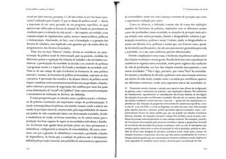 Escola pública e pobreza no Brasil
social em dado sistema, portanto, é o de não reduzi-la aos "serviços e pro-
teções" realizados pelo Estado. O que se chama de política social - dando
a impressão de um setor portador de um programa específico, no qual
apareceriam delineadas as formas de atuação do Estado no provimento de
condições para a realização da vida social - diz respeito, na verdade, a um
conjunto amplo de regulamentos, ações, meios e canais jurídicos, políticos
e institucionais, relacionado, de fato, com a formulação e a garantia dos
direitos de cidadania, mas implicado com questões que vão muito além do
asseguramento dos direitos formulados.
Além dos serviços "básicos" citados, devem-se considerar, na carac-
terização da política social de determinado país ou período, medidas tão
diferentes quanto a regulação das relações de trabalho e das atividades eco-
nômicas, a participação da sociedade na decisão e no controle de políticas
e programas sociais e o suporte do Estado a atividades da sociedade civil.
Trata-se de um campo de ação irredutível às fronteiras de uma política
setorial e, mesmo, às fronteiras da política já formulada, expressa em leis
e projetos. A apreensão dos sentidos e do alcance efetivo da política social
requer considerar certos movimentos envolvidos em sua produção; relações,
ações coletivas e processos de negociação dos conflitos por meio dos quais
novas delimitações do "social"e do "público", bem como novas formulações
e mecanismos de realização de direitos, são definidas.
Énessa perspectiva que os vínculos entre a política social e o fenôme-
no da pobreza constituem um importante campo de problematização. A
noção contemporânea de pobreza, em sentido comum, tende a indicar um
estado de privação material, caracterizado pela impossibilidade de manter
um padrão de vida considerado básico em determinada sociedade, devido
à insuficiência de renda, na forma monetária, ou de outros meios para a
produção dos bens capazes de suprir as necessidades individuais e familia-
res. As formas mais agudas dessa privação põem em risco permanente a
subsistência, configurando as situações de miserabilidade. Há casos, entre-
tanto, em que a garantia de subsistência é associada a profundas relações
de dependência, de forma que a condição de pobreza não é diretamente
definida pela privação material, mas pela falta de autonomia no suprimento
.J
3. O robmtecimento da escola
de necessidades, tendo em vista a ameaça constante de privação caso cesse
o suprimento realizado por outro.
Como se observa, a definição comum não dá conta dos múltiplos
sentidos do fenômeno da pobreza, implicados com os diferentes modos
como são produzidas, numa sociedade, as situações de privação material e
sua relação com outras privações, limites e desigualdades relativos à par-
ticipação econômica, política e social. Contam, ainda, as desigualdades no
acesso aos direitos civis, políticos e sociais que, em diversos casos, apesar
de declarados juridicamente, não são necessariamente garantidos para toda
a sociedade, ou o são, mas conforme padrões diferenciados.
Devido a implicações como essas, o fenômeno da pobreza é indissociável
das relações econômico-sociais gerais. Resulta da forma como a produção da
existência se organiza numa sociedade, sendo parte orgânica das condições
de vida ali produzidas, em face das relações travadas internamente e com
outras sociedades.43
Não é algo, portanto, que exista "fora" da sociedade.
No entanto, a tendência de abordar a pobreza como uma situação externa a
um núcleo da vida social, tratado como a sociedade por excelência, aparece
em diferentes contextos, sendo uma expressiva marca das sociedades ca-
43 Numerosos autores chamam a atenção para aspectos mais difusos da configuração
da pobreza, como o sentimento de pobreza e suas implicações culturais. Tais referências
são fundamentais, especialmente no entendimento das formas distintas de abordagem
das situações de privação em diferentes sociedades. Elas não são, no entanto, dissociadas
das relações econômico-sociais internas e externas - apenas não são simplesmente ex-
plicadas por elas. Situações de pauperismo decorrentes de conjunturas específicas, como
a crise de r 929, nos EUA, e a crise na Argentina, no início dos anos 2000, determinadas
pelas relações internas e externas, podem apresentar aspectos inusitados, como o em-
pobrecimento brusco de classes médias que, por sua posição nas relações econômicas
internas, estariam, em situações "normais", sempre fora da linha a partir da qual o pro-
blema da privação material apresenta-se como ameaça constante.Tais situações, contudo,
são fortemente determinadas pelo processo econômico. Apenas o·pauperismo derivado
de ocorrências desvinculadas do processo econômico, como no caso de intempéries que
assolam regiões, destruindo os meios de produção da vida ja instalados, poderia ser abor-
dado de forma mais desligada da estrutura econômico-social. Ainda assim, mesmo em
situações fortuitas e conjunturais, fica claro que têm maiores possibilidades de reverter a
situação adversa aqueles que, por sua posição na estrutura econômico-social, dispõem de
certa capacidade de mobilizar outros meios e recursos para a reconstrução da vida.
 