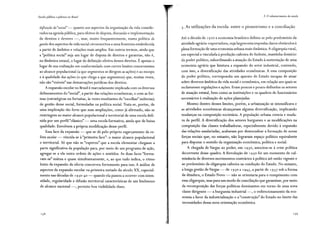 Escola pública e pobreza no Brasil
definição do "social"- quanto aos aspectos da organização da vida conside-
rados na agenda pública, para efeitos de disputa, discussão e implementação
de direitos e deveres -, mas, muito frequentemente, numa política de
gestão dos aspectos da vida social circunscritos a uma fronteira estabelecida
a partir de âmbitos e relações mais amplos. Em outros termos, ainda que
a "política social" seja um lugar de disputa de direitos e garantias, não é,
na dinâmica estatal, o lugar de definição efetiva desses direitos. Éapenas o
lugar de sua realização em conformidade com certos limites concernentes
ao alcance populacional (a que segmentos se dirigem as ações) e ao escopo
e à qualidade das ações (o que chega a que segmentos) que, muitas vezes,
não são "visíveis" nas demarcações jurídicas dos direitos.
Aexpansão escolar no Brasil é marcadamente implicada com os diversos
delineamentos do "social", a partir das relações econômicas, e com as for-
mas (estratégicas ou fortuitas, às vezes resultantes de "escolhas" indiretas)
de gestão desse social, formuladas na política social. Trata-se, porém, de
uma implicação tão forte que suas ampliações, como já afirmado, não se
restringem ao maior alcance populacional e territorial de uma escola defi-
nida por um perfil "clássico" - uma escola formativa, ainda que de baixa
qualidade. Envolvem a própria modificação desse perfil.
Essa face da expansão - que se dá pelo próprio esgarçamento da es-
fera escolar - vincula-se à "primeira face": o maior alcance populacional
e territorial. Só que não se "esperou" que a escola elementar chegasse a
parte significativa da população para, por meio de um programa de ação,
agregar-se a ela outra ordem de ações e sentidos. As duas faces "forma-
ram-se" mútua e quase simultaneamente, e, ao que tudo indica, o ritmo
lento da expansão da oferta concorreu fortemente para isso. A análise de
aspectos da expansão escolar na primeira metade do século XX, especial-
mente nas décadas de r 9 30-40 - quando ela passou a ocorrer com inten-
sidade, regularidade e difusão territorial características de um fenômeno
de alcance nacional-, permite boa visibilidade disso.
3. O robustecimento da escola
3. As utilizações da escola: entre o pioneirismo e a conciliação
Até a década de 1920 a economia brasileira definia-se pelo predomínio da
atividade agrário-exportadora, cuja hegemonia impunha claros obstáculos à
plena formação de uma economia urbana mais dinâmica. A oligarquia rural,
em especial a vinculada à produção cafeeira do Sudeste, mantinha domínio
do poder político, subordinando a atuação do Estado à sustentação de uma
economia agrária que limitava a expansão do setor industrial, contendo,
com isso, a diversificação das atividades econômicas. A essa composição
do poder político, correspondia um aparato de Estado incapaz de atuar
sobre diversos âmbitos da vida social e econômica, em relação aos quais se
reclamavam regulações e ações. Eram poucos e pouco definidos os setores
de atuação estatal, bem como as instituições e os quadros de funcionários
necessários à realização de ações planejadas.
Mesmo dentro desses limites, porém, a urbanização se intensificava e
as atividades econômicas alcançavam alguma diversificação, implicando
mudanças na composição societária. A população urbana crescia e muda-
va de perfil. A diversificação dos setores burgueses e as modificações na
composição das classes trabalhadoras, especialmente devido à expansão
das relações assalariadas, acabavam por desencadear a formação de novas
forças sociais que, no entanto, não logravam espaço político equivalente
para disputar o sentido da organização econômica, política e social.
A chegada de Vargas ao poder, em 19 30, associou-se à crise política
decorrente desse quadro. A Revolução de 1930 foi um momento de cul-
minância de diversos movimentos contrários à política até então vigente e
ao predomínio da oligarquia cafeeira na condução do Estado. No entanto,
âlonga gestão de Vargas - de r 9 3o a 1945, a partir de 19 37 sob a forma
de ditadura, o Estado Novo - não se orientaria para o rompimento com
essa oligarquia, mas para um modo de conciliação que garantisse, por meio
da recomposição das forças políticas dominantes em torno de uma nova
classe dirigente - a burguesia industrial-, o redirecionamento da eco-
nomia a favor da industrialização e a "construção" do Estado no limite das
necessidades dessa nova orientação econômica.
159
 