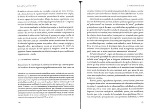 Escola pública e pobreza no Brasil
de saúde escolar nos estados, por exemplo, escoariam por meios diversos,
sob a forma de itens de regulamentações relativas a matérias mais amplas,
de difusão de modelos de instituições periescolares de saúde e promoção
de novos espaços de interlocução e difusão das ideias e experiências nesse
campo, como a realização, coordenada pelo governo federal, do l Congresso
Nacional de Saúde Escolar, em São Paulo, em 1941.
Essa institucionalização no âmbito dos estados se desdobraria nas dé-
cadas seguintes. Só a partir dos anos 1960, com a expansão da assistência
médica e dos serviços de saúde pública, seriam esvaziadas a importância e
a autoridade da saúde escolar. Sua forma de presença no campo escolar até
então, porém, já marcara a escola profundamente. A saúde escolar cons-
truíra "aberturas" para que a autoridade médica transbordasse do âmbito
da educação higiênica e passasse a se realizar sobre o campo pedagógico,
dispondo sobre a aprendizagem, e para que as ausências do Estado, na
promoção de condições de vida capazes de assegurar a saúde das classes
populares, fossem transmutadas em falta de educação do povo, modificando
organicamente a escola.
3.2. AS "ABERTURAS" DA ESCOLA
Esse percurso de consolidação da saúde escolar mostra que a entrada poten-
cial ou efetiva de novos segmentos populacionais na escola, bem como sua
~década de 19 30, a nova normatização estadual dessa matéria, realizada pelo interventorAri
Parreiras (193 1 - 5), funcionaria como um canal pelo qual escoariam orientações não necessa-
riamente novas a respeito do tipo de atuação de tais instituições e de seu alcance populacional,
porem mais precisas e adaptadas aos termos representativos das ideias mais"modernas", como
as defendidas no manifesto de 1932, e mais adequadas aos objetivos de disseminação branda
de referências para as modificações do ensino nos níveis não regulamentados pelo governo
central. O decreto 2.9 30/ 1933 determinava que"as instituições pré-escolares" fossem instaladas
"nos bairros operários, próximos às próprias fábricas", que a formação e os concursos para
professores dessas instituições exigissem saberes na área de Higiene e Puericultura, e que tais
instituições tivessem "a mais Íntima relação com as famílias das crianças, de modo a estender
sua ação educativa até as mesmas e nelas buscar os elementos de melhor compreensão dos
caracteres das crianças que as frequentam" (ib., p. 92-3).
180
3. O robustecimento da escola
chegada a domínios territoriais não alcançados pelo Estado, passava a suscitar
utilizações que transbordavam o domínio do ensino. Modificavam-se, nesse
contexto, tanto os sentidos da educação escolar quanto os da escola.
Subordinada às necessidades da conciliação política, a expansão escolar
teria um desdobramento peculiar, inclusive quanto aos papéis que assumiria
na "política social" em formação. As delimitações do "social", produzidas
principalmente a partir dos anos r 930, subdividiam a população em grupos
aos quais caberiam formas diferenciadas de integração. A parte principal da
política social era orientada para a estruturação de um núcleo e para a gestão
das relações dentro desse núcleo. A outra parte era orientada para a gestão
dos problemas mais urgentes dos segmentos populacionais cujo ingresso
no núcleo não estava previsto. Essa outra parte da política social, formada
por medidas dispersas e residuais, seria realizada, a partir de diversas po-
líticas setoriais, por meio da abordagem tópica dos problemas sociais mais
evidentes e mais ameaçadores da ordem social. Cumpririam importante
papel, nesse caso, as ações coercitivas, assistenciais e "educativas".
As "ações educativas", a rigor, não formavam um conjunto bem defini-
do. Uma grande quantidade de ações dos mais variados setores podia ser
incluída nessa "categoria" por se dirigirem nitidamente a finalidades de
reorientação da conduta social, especialmente, dos pobres. Inúmeros pro-
blemas que hoje seriam reconhecidos como "próprios" do setor da saúde,
do saneamento, da cultura, do trabalho ou da assistência eram formulados
como sendo de educação do povo, suscitando ações que, apesar de assu-
mirem a forma de uma intervenção concreta nas condições de vida, eram,
como intervenção efetiva, restritas, predominando seu sentido modelar e
indutor de condutas.
À escola, porém, especialmente à primária, caberia realizar a parte mais
abrangente dessas ações, não necessariamente sob a forma de modificações
no ensino. A expansão da oferta educacional dava visibilidade a problemas
sociais que, sem a escola como palco, não passariam de acontecimentos
dispersos. Essa nova condição de visibilidade, porém, não modificaria,
da noite para o dia, os modos de formulação desses problemas. Eles se-
riam interpretados principalmente como problemas individuais, e, nessa
 