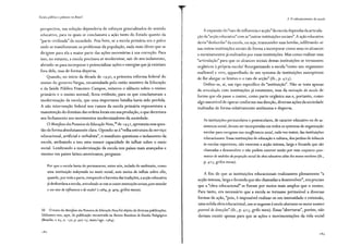 Escola pública e pobreza no Brasil
perspectiva, sua solução dependeria de esforços generalizados de sentido
educativo, para os quais se conclamava a ação tanto cio Estado quanto da
"parte civilizada" da sociedade. Pois bem, se a escola primária era o palco
onde se manifestavam os problemas da população, nada mais óbvio que se
dirigisse para ela a maior parte das ações necessárias à sua correção. Para
isso no entanto a escola precisava se modernizar, sair de seu isolamento,
, ,
abrindo-se para incorporar e potencializar ações e energias que já existiam
fora dela, mas de forma dispersa.
Quando, no início da década de 1930, a primeira reforma federal do
ensino do governo Vargas, encaminhada pelo então ministro da Educação
e da Saúde Pública Francisco Campos, reiterou o silêncio sobre o ensino
primário e o ensino normal, ficou evidente, para os que conclamavam a
modernização da escola, que uma importante batalha havia sido perdida.
A não intervenção federal nos rumos da escola primária representava a
manutenção do domínio das ordens locais em sua produção, o que decretava
seu fechamento aos movimentos modernizadores da sociedade.
O Manifesto dos Pioneiros da Educação Nova, so de 1932, apresenta essa ques-
tão de forma absolutamente clara. Opondo-se à"velha estrutura do serviço
educacional, artificial e verbalista", o manifesto questiona o isolamento da
escola, atribuindo a isso uma menor capacidade de influir sobre o meio
social. Lembrando a modernização da escola nos países mais avançados e
mesmo em países latino-americanos, pergunta:
Por que a escola havia de permanecer, entre nós, isolada do ambiente, como
uma instituição enkystada no meio social, sem meios de influir sobre elle,
quando, por toda a parte, rompendo abarreira das tradições, aacção educativa
já desbordava a escola, articulando-se com as outras instituições sociaes, para estender
o seu raio de irifluencia e de acção? (1984, p. 409, grifos meus).
50 O texto do Manifesto dos Pioneiros da Educação Nova foi objeto de diversas publicações.
Utilizamo-nos, aqui, da publicação encontrada na Revista Brasileira de Estudos Peda9ó9icos
(Brasília,v. 65,n. 150,p.407-25,maio/ago. 1984).
18 2
3. O robustecimento da escola
A expansão cio"raio ele influencia e acção"da escola dependia da articula-
ção ela "acção educativa" com as "outras instituições sociaes". A ação educativa
devia"desbordar"da escola, ou seja, transcender suas bordas, infiltrando-se
nas outras instituições sociais de forma a incorporar como seus os alcances
e enraizamentos já realizados por essas instituições. Mas como realizar essa
"articulação" para que os alcances sociais dessas instituições se tornassem
orgânicos à própria escola? Reorganizando a escola "como um organismo
malleavel e vivo, apparelhaclo de um systema de instituições susceptiveis
de lhe alargar os limites e o raio de acção" (ib., p. 4 2 3).
Define-se, aí, um tipo específico de "instituição". Não se trata apenas
da articulação com instituições já existentes, mas da recriação da escola de
forma que ela passe a conter, como parte orgânica sua e, portanto, como
algo suscetível de operar conforme sua direção, diversas ações da sociedade
realizadas de forma relativamente autônoma e dispersa.
As instituições periescolares e postescolares, de caracter educativo ou de as-
sistencia social, devem ser incorporadas em todos os systemas de organização
escolar para corri9irem essa ins'!fficiencia social, cada vez maior, das instituições
educacionaes. Essas instituições de educação e cultura, dos jardins de infancia
ás escolas superiores, não exercem a acção intensa, larga e fecunda que são
chamadas a desenvolver e não podem exercer senão por esse conjuncto o/ste-
matico de medidas de projecção social da obra educativa além dos muros escolares (ib.,
p. 423, grifos meus).
A fim de que as instituições educacionais realizassem plenamente "a
acção intensa, larga e fecunda que são chamadas a desenvolver", era preciso
q~e a "obra educacional" se fizesse por meios mais amplos que o ensino.
Para tanto, era necessário que a escola se tornasse permeável a diversas
formas de ação, "pois, é impossível realizar-se em intensidade e extensão,
uma solida obra educacional, sem se ras9arem áescola aberturas no maior numero
passivei de direcções" (ib., p. 42 3, grifo meu). Essas "aberturas", porém, não
deviam existir apenas para que as ações e movimentações da vida social
 