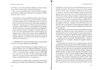 Escola pública e pobreza no Brasi/
atravessassem a escola. Elas permitiriam multiplicar os "pontos de apoio"
de que a escola necessitava "para se desenvolver" (grifo meu).
Note-se que a incorporação de ações e obras da sociedade civil aparece
como elemento estratégico para uma expansão escolar composta de múltiplas
dimensões. Deve-se recorrer
a communidade como á fonte que lhes ha de proporcionar todos os elementos
necessarios para elevar as condições materiaes eespirituaes das escolas. Aconsciencia
do verdadeiro papel da escola na sociedade impõe o dever de concentrar a
offensiva educacional sobre os nucleos sociaes, como afamilia, os agrupamentos
profissionaes e a imprensa, para que o esforço da escola se possa realizar em
convergencia, numa obra solidaria, com as outras instituições da communidade.
Mas, além de attrahir para a obra commum as instituições que são destinadas, no
systema social geral, a fortificar-se mutuamente, a escola deve utilizar, em seu
proveito, com a maior amplitude possivel, todos os recursos formidaveis, como
a imprensa, o disco, o cinema e o radio, com que a sciencia, multiplicando-lhe
a efficacia, acudiu á obra de educação e cultura e que assumem, em face das
condições geographicas e da extensão territorial do paiz, uma importancia
capital (ib., p. 42 3, grifos meus).
É o aparelhamento da escola, nesse sentido amplo, ou seja, com todos
esses recursos de ação, que constituirá sua modernização.
Á escola antiga, presumida da importancia do seu papel e fechada no seu ex-
clusivismo acanhado e esteril, sem o indispensavel complemento e concurso de
todas as outras instituições sociaes, se succederá a escola moderna apparelhada
de todos os recursos para estender e fecundar a sua acção na solidariedade
com o meio social, em que então, e só então, se tornará capaz de influir,
traniformando-se num centro poderoso de creação, attracção e irradiação de todas
as forças e actividades educativas (ib., p. 424, grifos meus).
Certas "aberturas", na verdade, vinham ocorrendo fazia muito tempo. Já
se realizavam, por exemplo, a partir das demandas e ações que para a escola
3. O robustecimento da escola
se dirigiam por meio das associações privadas de filantropia, a partir de novas
utilizações engendradas informalmente ao longo do processo de expansão
da oferta e, mesmo, a partir das políticas estaduais que, em diversos casos,
se tornavam os veículos de institucionalização das práticas "informais" que
ganhavam espaço. Não tinham, porém, o mesmo sentido impresso no mani-
festo. Em certa medida, ainda que tornassem a escola mais robusta, porque
composta de novos elementos, não a tornavam maisforte. A rigor, em grande
parte dessas utilizações, não era o poder da escola que se ampliava sobre o
âmbito social. O que acabava se fortalecendo era o poder dos grupos sociais
que dirigiam tais utilizações: a ampliação de seu poder sobre a escola e, por
meio dela, sobre certas instâncias da vida social garantia a produção de um
"excedente de poder" de bastante serventia na negociação das recomposições
das forças políticas.
O poder político instituído valia-se dessa via de ação também com outras
finalidades. As utilizações da escola, como já discutido no caso da saúde
escolar, permitiam certa"economia de ações" no campo social, tornando-se
uma das formas de regulação da expansão da atuação e do aparato do Estado
nesse campo. A expansão da escola nesses seus dois sentidos constitutivos
- expansão da oferta e incorporação "atenuada" de tarefas - tornava-se
uma importante via de contenção e adiamento da expansão do Estado no
campo social.
É nesse sentido que a década de 1930 é importante para o estudo da
educação atual. Não apenas porque então se desenhou uma política orientada
para a formação do sistema educacional com características que persistiriam
ainda hoje, em importantes aspectos, mas porque se constituiu um Estado
no interior do qual a política educacional assumiria um lugar e funções que
fambém persistem, um lugar no qual a expansão escolar assume a forma
de uma política de contenção social, de contenção de demandas diversas (não
só por educação) e, nesse sentido, de contenção da expansão do próprio
Estado. É o lugar da política educacional como política "escolar", então
constituído, e as tarefas que essa política pode passar a cumprir na política
social que determinam a forma peculiar da escola brasileira. O que a define
não é sua realização concreta como posto avançado do Estado, mas essa
 