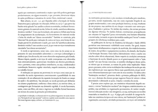 Escola pública e pobreza no Brasil
aquele que continuaria constituindo a nação e que dela poderia participar
produtivamente, em algum momento, e que, portanto, deveria ser objeto
de ações profiláticas e educativas de caráter físico, intelectual e moral.
Mais adiante, no art. 1 57, que dispunha sobre a formação de fundos
financeiros para a aplicação em educação, definia-se, no§ 2º, que parte dos
fundos seria aplicada "em auxílios a alunos necessitados, mediante forneci-
mento gratuito de material escolar, bolsas de estudo, assistência alimentar,
dentária e médica". Com essa formulação, não apenas se definia uma forma
de asseguramento da escolarização, via fornecimento de material escolar
e bolsa de estudo aos "alunos necessitados". Também se construía, pela
"abertura" da escola para realização de outros serviços, uma forma de rea-
lização parcial do atendimento à saúde, por meio da "assistência alimentar,
dentária e médica" como assistência social, já que eram serviços textualmente
vinculados "aos alunos necessitados".
A escola se apresentava, nesse caso, como uma via de acesso ao su-
primento de uma necessidade (alimentar) e a serviços (odontológico e
médico) que, fora da escola, não eram oferecidos amplamente pelo Estado.
Mesmo depois, quando os serviços de saúde começariam a ser oferecidos
mais sistematicamente, apareceriam vinculados aos direitos previdenciá-
rios e, portanto, como uma política contributiva, ou seja, condicionada à
contribuição financeira regular vinculada, naquele momento, à inserção
no trabalho formal.
A realização (ou apenas sua promessa) de serviços como esses por in-
termédio da escola representava concretamente a possibilidade de uma
contenção e de um adiamento da expansão da atuação do Estado no campo
da saúde e da assistência. Sua alocação na escola permitia pré-delimitar
seu alcance populacional, conforme a faixa etária e, no interior desta, os
contingentes que formariam sua demanda regulada. A escola funcionava,
assim, como um filtro, tal como o ingresso no trabalho formal funcionava
em termos do acesso às proteções previdenciárias.
~ reprodução e àeducação, e se buscaria intervir na política imigratória, de modo a favore-
cer a"formação de um 'tipo nacional'" conforme o padrão racial entendido como superior.
Tais temas lograram espaço, inclusive, na Constituição de 1 934.
188
3. O robustecimento da escola
3. 3. AS "INSTITUIÇÕES ESCOLARES"
As instituições periescolares e pós-escolares reivindicadas pelo manifesto,
por:anto, seriam implantadas, mas não como expressão límpida de um
projeto modernizador, e sim como produção histórica, ou seja, resultante
de t3.is projetos, mas também de seu choque e encontro com outros pro-
jetos, finalidades e práticas. No âmbito dos estados, elas seriam previstas
em algumas reformas. No âmbito federal, constituiriam principalmente
um ::::onjunto de "sugestões" pouco normatizadas, mas bastante difundidas
e incentivadas, tornando-se parte das medidas usadas para"cercar" o ensino
primário de referências modelares para a ação.
As publicações do Serviço de Estatística da Educação e Saúde (SEES)
permitem uma interessante visibilidade nesse sentido. Em geral, trazem
importantes detalhamentos a respeito da matrícula, dos estabelecimentos
de ensino, dos prédios e equipamentos escolares, do alunado, das funções
e da formação docentes. Esses dados, habitualmente vistos e usados nos
estudos sobre oferta educacional, dizem respeito às condições estruturais
e funcionais da escola, falando pouco ou só genericamente sobre a "ação
escolar" em suas formas concretas, os sentidos ideológicos dessas ações,
os valores que as orientam, as tramas de poder nelas implicadas. Falam
pouco, portanto, sobre certas modulações das mudanças da escola que não
são explicáveis por seus aspectos físicos mais quantificáveis, já que envol-
vem redimensionamentos por vezes sutis de seus sentidos. Os dados sobre
"instituições escolares", presentes desde a primeira publicação do SEES,
em r 9 32, destoam dos demais porque sugerem fluxos de valores e ideias
<l:trm:essando e adensando as ações, relações e sentidos da escola.
É preciso antes explicar que, nas estatísticas educacionais daquele mo-
mento, o termo "instituições escolares" não designava ~stabelecimentos ou
prédios, mas atividades ou organizações permanentes, de caráter comple-
men:ar à educação escolar e não obrigatório, ou seja, instituições nos moldes
enunciados no manifesto de 193 2. A julgar pela variedade de categorias lis-
tada, nas estatísticas da época sob essa rubrica, tais "instituições" podiam ser
organizações, associações, atividades permanentes, serviços e até instalações
 