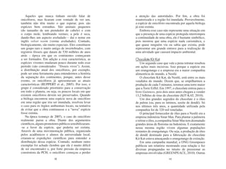 Aqueles que nunca tinham ouvido falar de               a atenção das autoridades. Por fim, a obra foi
onicóforos, mas ficaram com vontade de ver um,            reautorizada e a região foi inundada. Provavelmente,
também não têm muito o que esperar, pois são              a espécie de onicóforo encontrada por aquela bióloga
espécies bem estranhas. São animais pequenos              já está extinta.
(do tamanho de um prendedor de cabelo) e com                  Embora esse caso não represente uma situação em
o corpo mole, lembrando vermes; a pele é seca,            que a presença de uma espécie protegida interrompeu
dando-lhes um aspecto aveludado – daí o nome em           a continuidade de uma obra, ele é bastante simbólico,
inglês velvet worm (verme aveludado). Contudo,            pois mostrou que uma espécie nada carismática, e
biologicamente, são muito especiais. Eles constituem      que quase ninguém viu ou sabia que existia, pode
um grupo raro e muito antigo de invertebrados, com        representar um grande entrave para a realização de
registros fósseis que datam de 530 milhões de anos        uma atividade que causará impacto ambiental.
atrás – época em que os continentes começaram
a ser formados. Em adição a essa característica, as       Chocolate Kit Kat
espécies viventes mudaram pouco durante todo esse             Um segundo caso que vale a pena retratar resultou
período (são considerados “fósseis vivos”). Assim,        em ações mais incisivas. Isso porque a espécie era
a distribuição atual dos onicóforos, por exemplo,         um orangotango e a empresa era a maior companhia
pode ser uma ferramenta para entendermos a história       alimentícia do mundo, a Nestlé.
da separação dos continentes, porque, antes desse             O chocolate Kit Kat, da Nestlé, está entre os mais
evento, os onicóforos já apresentavam as atuais           vendidos do mundo. Dizem que, se empilharmos a
características (RUPPERT et al., 2005). Por isso, o       produção de cada 5 minutos, teremos uma torre maior
grupo é considerado prioritário para a conservação        que a Torre Eiffel. Em 1997, o chocolate entrou para o
em todo o planeta, ou seja, os poucos locais em que       livro Guinness, pois dois anos antes chegara a vender
existem onicóforos devem ser preservados. Quando          13,2 bilhões de tiras de chocolate (KIT KAT, 2010).
a bióloga encontrou uma espécie nova de onicóforo             Um dos grandes segredos do chocolate é o óleo
em uma região que iria ser inundada, resolveu levar       de palma (ou, para os íntimos, azeite de dendê). Só
o caso para os órgãos ambientais locais, na tentativa     nos últimos três anos, a quantidade utilizada pela
de evitar que a obra continuasse e a “nova” espécie       companhia foi de 320 mil toneladas.
fosse extinta.                                                O principal fornecedor de óleo para a Nestlé era a
   Na época (começo de 2007), o caso do onicóforo         empresa indonésia Sinar Mas. Para plantar a palmeira
realmente parou a obra. Diante dos argumentos             e retirar o óleo, a companhia Sinar Mas tem desmatado
científicos, alguns promotores públicos sensibilizaram-   grandes áreas de florestas na Indonésia. E exatamente
-se a favor da espécie, que poderia ser extinta.          nessa mesma região vivem algumas populações
Através de uma movimentação pública, organizada           restantes de orangotango. Ou seja, a produção de óleo
pelos acadêmicos e alunos da universidade local,          de dendê destinado para a fabricação do chocolate
criaram-se expedições científicas para entender a         Kit Kat estava ameaçando o orangotango de extinção.
distribuição dessa espécie. Contudo, nenhum outro             Em uma campanha mundial, a ONG Greenpeace
exemplar foi achado (lembre que ele é muito difícil       publicou um relatório mostrando essa relação e fez
de ser encontrado) e, por forte pressão da empresa        diversas propagandas no intuito de pressionar as
construtora da PCH, o onicóforo começou a perder          empresas envolvidas (GREENPEACE, 2010). Outras
                          58                                                        59
 