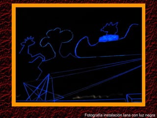 Fotografía instalación lana con luz negra  