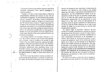 r-



                     S;co 5iempre la norma y que impliean supuestos especificos               fuen res de informacion que trascienden c:! aisla!:1!entd del
                     aprobados soeialmenre, sobre aspectos pedagogicos y                      escenario. As!, mienrras e1 aula cc:rrada es una unidad
                       pr:icticas escolares ...                                               social que esca. sujc:ta a expectativas parriculares de com­
                          EI grado en d que d aula eerrada refleja y refuerza la              portamiento. no esti completamen te aislada ce las cir··
                       n:sponsabilidad individu-lI1 del maestro ha sido tema de               cusrancias sociales en las que se encuenrra situada; influ­
                      considerable investigacion. E1 aula cerrada ha sido conside­            yen en eI orden del salon tambien las actitudes de los
                      rada un "santuario" del maestro, contra la" interferencia               parricipances, proveniences de sus expericncias en arras
                      de adminisrradores, p'adres y colegas en los asuncos pro­               esferas de la vida social. Como los participantes de Ia
                      pios del salon de dase. y como un "margen esrructural" en               situacion social no 5t!paran rotalmente su experiencia en
                      la organizacion burocrarica de la escue/a que inrensificl. las          d aula de t.odas las dc:mas influencias de su vida. e! aula
                     aspiraciones dd'maestro a una autonomla prafesional. EI                  cerradi. no puede ser, en este sencido. un sistema socia!
                     aula cerrada, bajo esca vision, protege al maestro de incur­             complctamente separado...
                     siones a su autonomla y proporciona un mayor grado de                       En segundo lugar, la naruraleza "discrc: ca" dei aub
                     libenad,d<: 10 que seria posible con otras arreglos. permi­              cerrada se vc: puesta constanremence a prueba por faccores
                     tiendo mayor deecion y discrecion profc:sioflal dentro del               que proporcionan informacion, aungue sea vaga 0 imprec;­


J                    proceso de la enseiianza...
                         Sin embargo. debido a la natur;lleza "discreca" y "so­
                    cia'" del cscenario. naruralez:l. que h:l. side enf:nizada bajo
                                                                                              sa, sabre 10 que sucedc: dentro del sa16n. a aqueIlos que no
                                                                                              estan involucrados directamente en las actividadcs a su
                                                                                              interior. Estas fuentes de "informacion al publico" ex:srer:
                    esros enfoques. existe la cendencia de concebir· el aula                 a pesar del aislamienro visual de los c:vencos que sutteen
                    ccrrada como una unidad wtalmcnte separada del medio                     dencro de 130 c1~se y no est3.n bas:tdas en 1a obsen'lcion
                    ambicntc:: y librc de las presiones externas. Esta sobn:sim­             directa. Son fuentes indirc:ctas de informacion. c1aves que
                    plifiead6n se debe evicar. Mientras que d aula cerrada                   Ie: permiren a las personas ajenas deducir 10 que sucedc:
                    cienamente proporciona derta proCeeden frente ~ las                      derris de la puerta cerrada. Ejemplos de esta inform.cion
                   demandas externas. no proporciona un aislamienco com­                     aJ publico pueden set 10$ result:ados de los examenes. los
                   pleto: las prcsiones de los padres, de la com·unid~d. de            .,";''''chismes. 'los comcntarios de los alumnos; pero, d ruido
         .. ,. 	   los administradores y colegas se filtran hacia dentro del                 que proviene del salon de clascs constiruyc la fucnte de
                   "sancuario"_                                                              informacion mas inmc:diaca y, bajo cierras circunstar.cias.
                       Las formas en que las presiones externas interfieren en            la mas importance.
                   elaula cerrada son de dos tipos. La primera se refiere a 10               EI ruido es un media a craves del cual los maestros se
                   que esperan I,os micmbros del grupo, 130 otra s<: refiere a las        dan cuen ta de 10 que sueede en ocros salones a pesar del
 