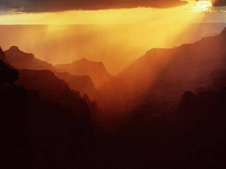 Tenho um velho amigo, Jovelino, que se mudou para os Estados Unidos estimulado pela revolução de 64. Contou-me de sua experiência com os índios: Reunidos os participantes, ninguém fala. Há um longo, longo silêncio. Vejam a semelhança... Os pianistas, por exemplo, antes de iniciar o concerto, diante do piano, ficam assentados em silêncio... Abrindo vazios de silêncio... Expulsando todas as idéias estranhas. Todos em silêncio, à espera do pensamento essencial. Aí, de repente, alguém fala. Curto. Todos ouvem. Terminada a fala, novo silêncio. Falar logo em seguida seria um grande desrespeito, pois o outro falou os seus pensamentos..... Pensamentos que ele julgava essenciais. São-me estranhos. É preciso tempo para entender o que o outro falou.  