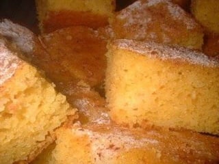 Sempre vejo anunciados cursos
                                                        de oratória. Nunca vi anunciado
                                                             curso de escutatória. Todo
                                                         mundo quer aprender a falar...
                                                        Ninguém quer aprender a ouvir.
                                                        Pensei em oferecer um curso de
                                                             escutatória, mas acho que
                                                             ninguém vai se matricular.
                                                           Escutar é complicado e sutil.




   Diz Alberto Caeiro que... não é bastante não ser cego para ver as árvores e as
flores. É preciso também não ter filosofia nenhuma. Filosofia é um monte de idéias,
  dentro da cabeça, sobre como são as coisas. Para se ver, é preciso que a cabeça
 esteja vazia. Parafraseio o Alberto Caeiro: Não é bastante ter ouvidos para ouvir o
que é dito. É preciso também que haja silêncio dentro da alma. Daí a dificuldade...
 