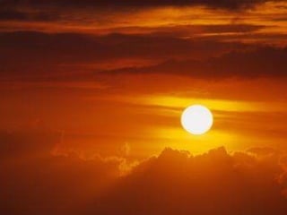 Se eu falar logo a seguir... São duas as possibilidades.  Primeira: Fiquei em silêncio só por delicadeza.. Na verdade, não ouvi o que você falou. Enquanto você falava, eu pensava nas coisas que iria falar quando você terminasse sua (tola) fala. Falo como se você não tivesse falado.  Segunda: Ouvi o que você falou. Mas, isso que você falou como novidade eu já pensei há muito tempo. É coisa velha para mim. Tanto que nem preciso pensar sobre o que você falou. Em ambos os casos, estou chamando o outro de tolo. O que é pior que uma bofetada. O longo silêncio quer dizer: Estou ponderando cuidadosamente tudo aquilo que você falou. E, assim vai a reunião. Não basta o silêncio de fora. É preciso silêncio dentro. Ausência de pensamentos. E aí, quando se faz o silêncio dentro, a gente começa a ouvir coisas que não ouvia.  