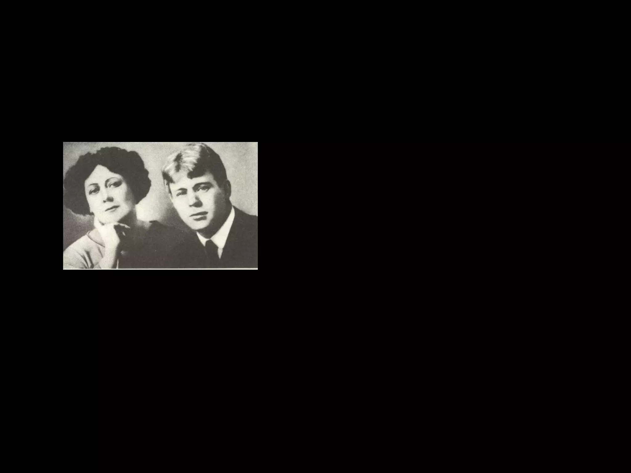 Роман поэта и танцовщицы
•

Сергей Есенин и Айседора Дункан 1922 г.

Событием в жизни Есенина явилась
встреча с американской танцовщицей
Айседорой Дункан (осень 1921), которая
через полгода стала его женой.
Совместное путешествие по Европе
(Германия, Бельгия, Франция, Италия) и
Америке (май 1922 — август 1923),
сопровождавшееся шумными скандалами,
эпатирующими выходками Есенина,
обнажило их «взаимонепонимание»,
усугублявшееся и буквальным
отсутствием общего языка (Есенин не
владел иностранными языками,
Айседора выучила несколько десятков
русских слов). По возвращении в Россию
они расстались.

 