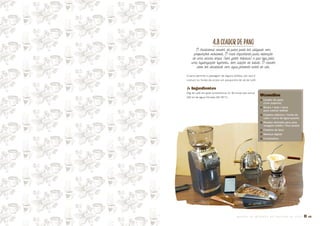 4.8COADORDEPANO
O tradicional coador de pano pode ser utilizado com
proporções variáveis. O mais importante para obtenção
de uma xícara limpa (sem gosto residual) é que seja feita
uma higienização rigorosa, sem adição de sabão. O coador
deve ser escaldado com água fervente antes do uso.
O pano permite a passagem de alguns sólidos, por isso é
comum no fundo da xícara um pouquinho de pó de café.
� Ingredientes
10g de café em grão (preferência 12-36 horas pós-torra)	
100 ml de água filtrada (90-95°C)
Utensílios
� Coador de pano
(com suporte)
� Xícara / bule / jarra
para coletar bebida
� Chaleira elétrica / fonte de
calor / torre de água quente
� Moedor definido para uma
moagem média / fina (areia)
� Chaleira de bico
� Balança digital
� Cronômetro
M A N U A L D E M É T O D O S D E P R E P A R O D E C A F É � 43
 