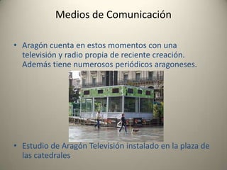 TelevisiónEl día 21 de abril de 2006 Aragón Televisión, la televisión autonómica de Aragón inició oficialmente sus emisiones. La ley de creación de la CARTV (Corporación Aragonesa de Radio y Televisión) databa del año 1987, pero diversas disputas políticas relegaron el proyecto durante varias legislaturas. Durante los años que Aragón no tuvo una televisión pública, varios grupos de comunicación intentaron suplir su ausencia. Por un lado TVE-Aragón, teniendo el Centro Territorial en la capital aragonesa, producía varios programas e informativos dirigidos al pueblo aragonés. En cuanto a los grupos privados, varios fueron los proyectos. El que más aceptación tuvo durante muchos años fue Antena Aragón, que llegó a ser considerada como la televisión autonómica. Esta cadena vio la luz en 1998 y desapareció en 2005 poco después de tener que abandonar el Centro de Producción Audiovisual (CPA), donde tenía su sede, ya que este fue construido por la DGA para albergar la futura televisión pública aragonesa. Con el empuje de la creación de la televisión pública, Antena Aragón se fusionó con RTVA (Radio Televisión Aragonesa), perteneciente al Grupo Heraldo. La fusión de Antena Aragón y RTVA dio lugar al canal ZTV (Zaragoza Televisión). Por otra parte, Antena 3 Televisión emitió durante varios años, y en desconexión para Aragón, un informativo de noticias íntegramente aragonesas, teniendo un centro de emisión en los Pinares de Venecia en la capital aragonesa, dentro de las instalaciones del Parque de Atracciones de Zaragoza.Aragón Televisión vio la luz en 2006 tras haber pasado una temporada emitiendo una carta de ajuste y un bucle con imágenes de pueblos aragoneses, y teniendo como audio el sonido de la radio autonómica.